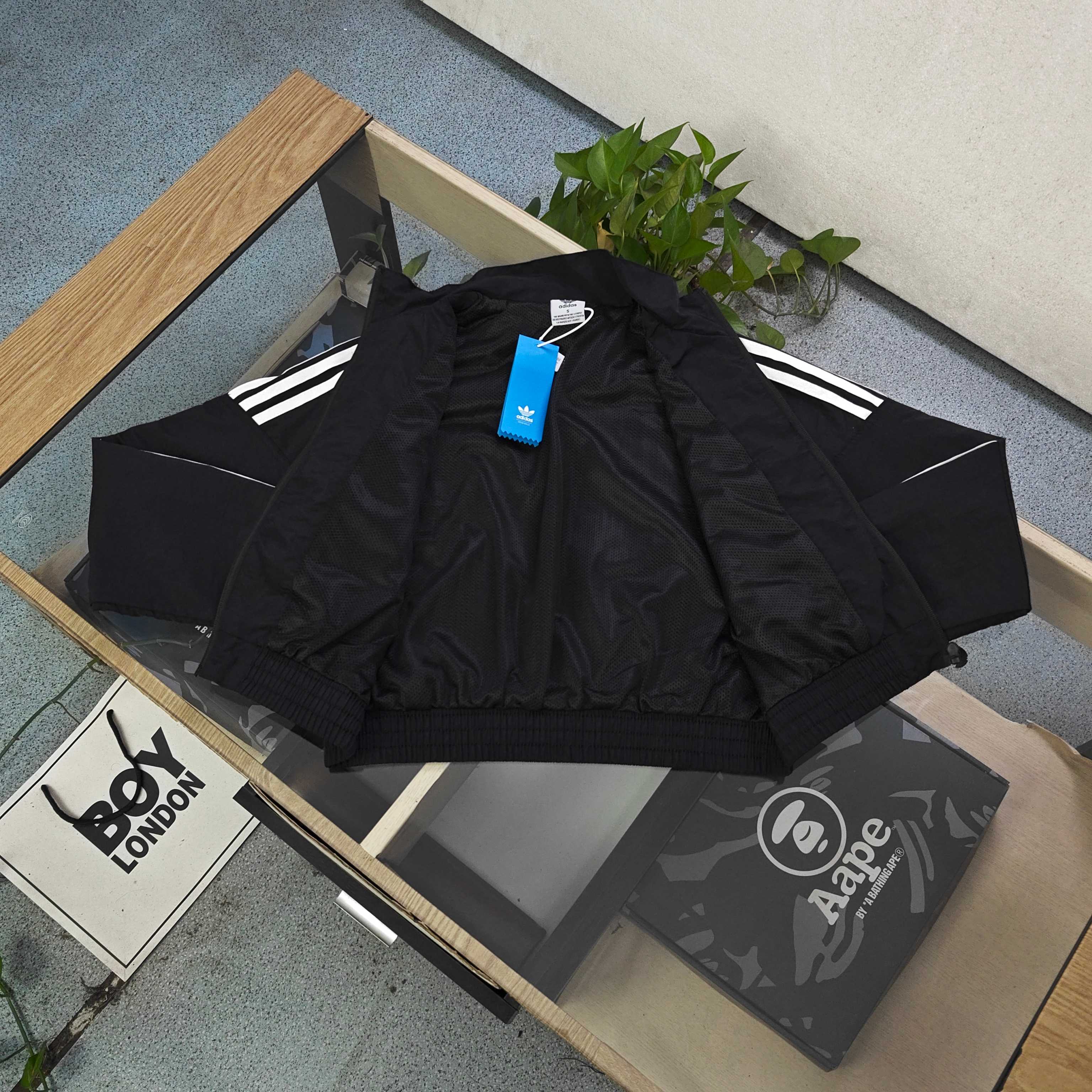 💰130
【款号：CJ265】
2025秋冬新款Adidas阿迪达斯三叶草刺绣logo图案绣花女士短款拉链开衫夹克外套这款黑色夹克，复古运动感直接拉满！三叶草标志+袖子白色条纹，经典又吸睛；立领拉链设计，穿脱方便还利落；两侧大口袋，实用之余更添造型感。面料舒适，版型宽松不挑身材，日常出街、运动都能穿，轻松打造潮酷复古范儿，复古党和运动风爱好者闭眼入！
颜色：黑色
尺码：S-XL
    衣长 胸围 摆围 袖长 建议体重
S    46   120    87   69.6   70～90斤
M   47.5  124    90   71.8   85～105斤
L    49   128    93    74   105～120斤
XL  50.5  132    96   76.2  120～135斤