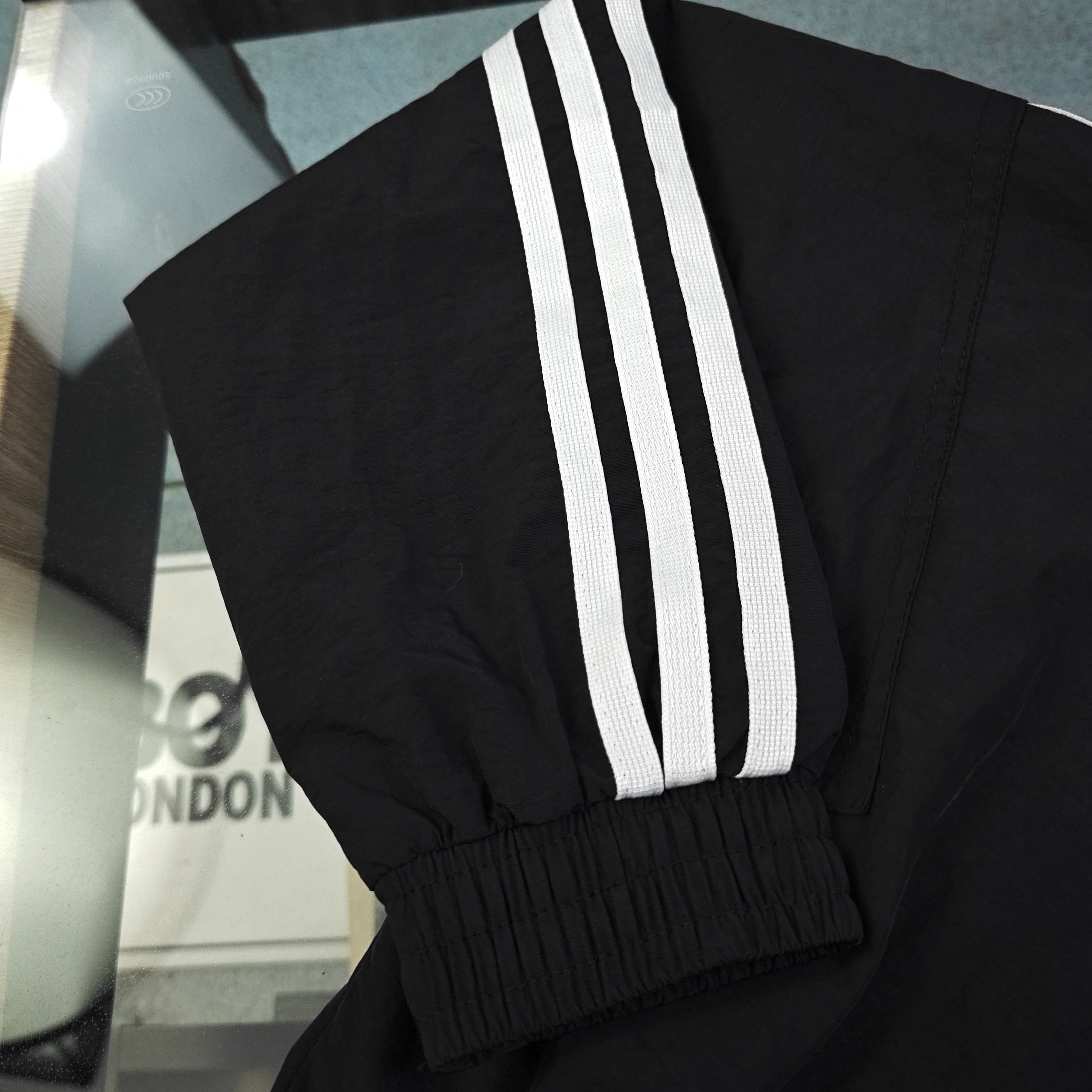💰130
【款号：CJ265】
2025秋冬新款Adidas阿迪达斯三叶草刺绣logo图案绣花女士短款拉链开衫夹克外套这款黑色夹克，复古运动感直接拉满！三叶草标志+袖子白色条纹，经典又吸睛；立领拉链设计，穿脱方便还利落；两侧大口袋，实用之余更添造型感。面料舒适，版型宽松不挑身材，日常出街、运动都能穿，轻松打造潮酷复古范儿，复古党和运动风爱好者闭眼入！
颜色：黑色
尺码：S-XL
    衣长 胸围 摆围 袖长 建议体重
S    46   120    87   69.6   70～90斤
M   47.5  124    90   71.8   85～105斤
L    49   128    93    74   105～120斤
XL  50.5  132    96   76.2  120～135斤