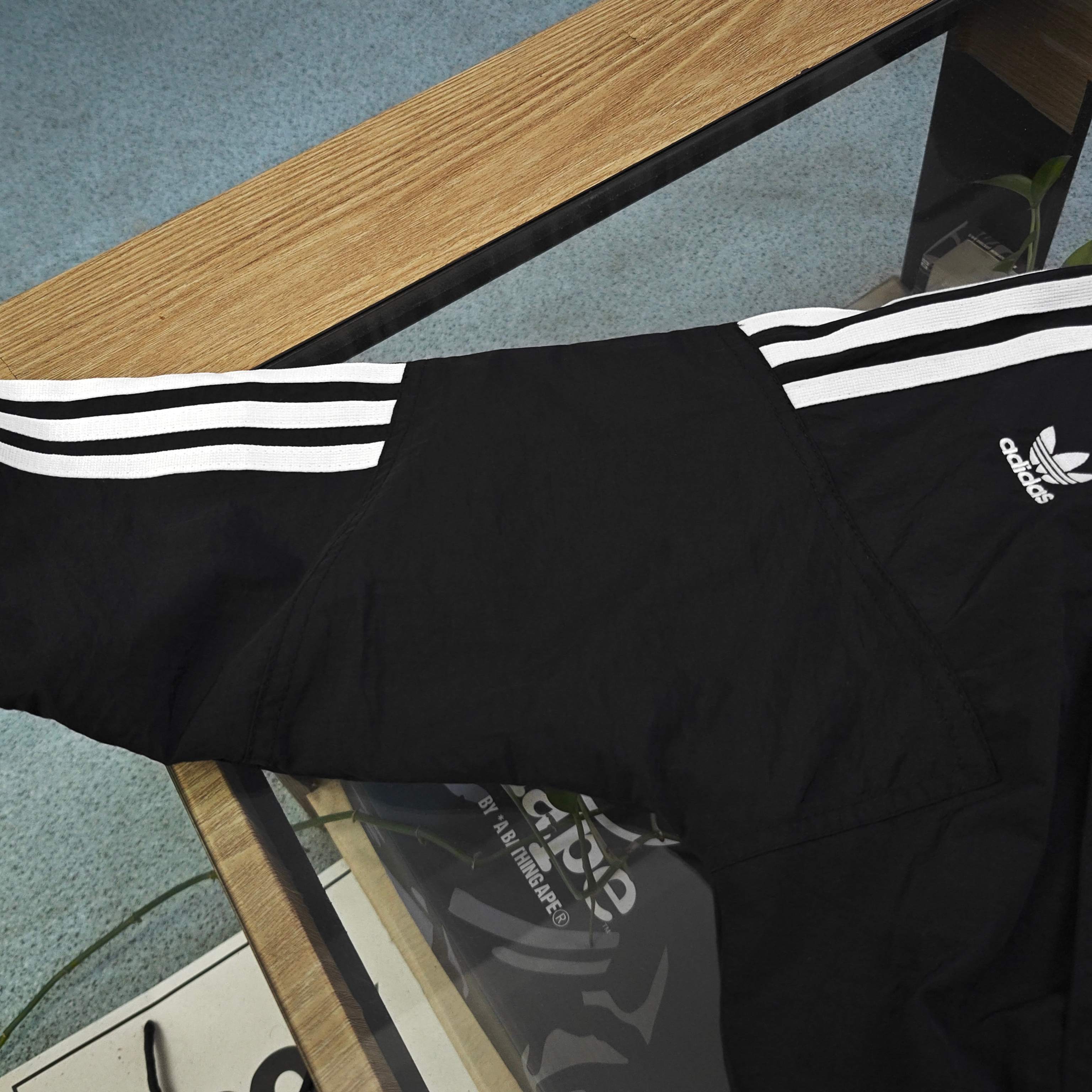 💰130
【款号：CJ265】
2025秋冬新款Adidas阿迪达斯三叶草刺绣logo图案绣花女士短款拉链开衫夹克外套这款黑色夹克，复古运动感直接拉满！三叶草标志+袖子白色条纹，经典又吸睛；立领拉链设计，穿脱方便还利落；两侧大口袋，实用之余更添造型感。面料舒适，版型宽松不挑身材，日常出街、运动都能穿，轻松打造潮酷复古范儿，复古党和运动风爱好者闭眼入！
颜色：黑色
尺码：S-XL
    衣长 胸围 摆围 袖长 建议体重
S    46   120    87   69.6   70～90斤
M   47.5  124    90   71.8   85～105斤
L    49   128    93    74   105～120斤
XL  50.5  132    96   76.2  120～135斤