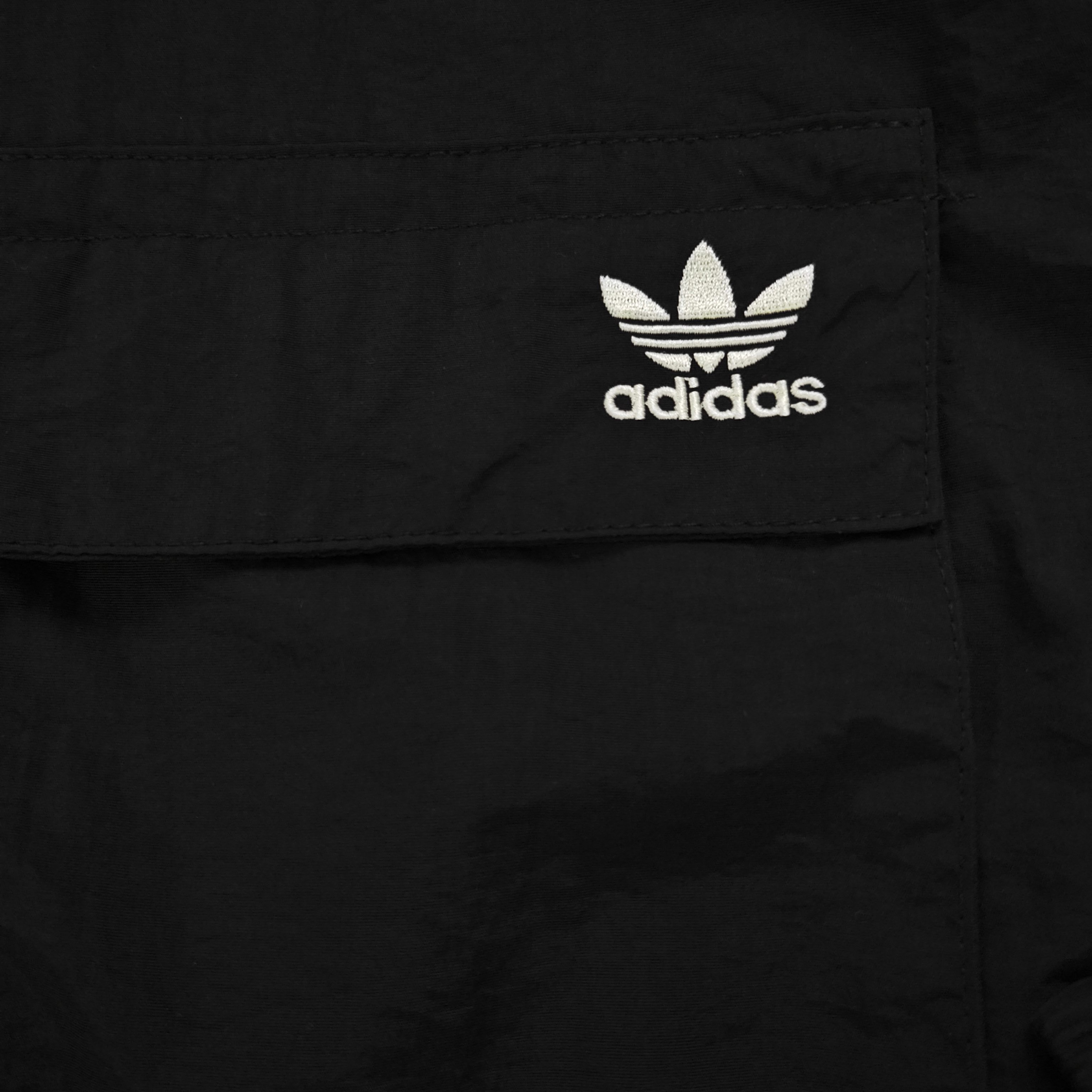 💰130
【款号：CJ265】
2025秋冬新款Adidas阿迪达斯三叶草刺绣logo图案绣花女士短款拉链开衫夹克外套这款黑色夹克，复古运动感直接拉满！三叶草标志+袖子白色条纹，经典又吸睛；立领拉链设计，穿脱方便还利落；两侧大口袋，实用之余更添造型感。面料舒适，版型宽松不挑身材，日常出街、运动都能穿，轻松打造潮酷复古范儿，复古党和运动风爱好者闭眼入！
颜色：黑色
尺码：S-XL
    衣长 胸围 摆围 袖长 建议体重
S    46   120    87   69.6   70～90斤
M   47.5  124    90   71.8   85～105斤
L    49   128    93    74   105～120斤
XL  50.5  132    96   76.2  120～135斤