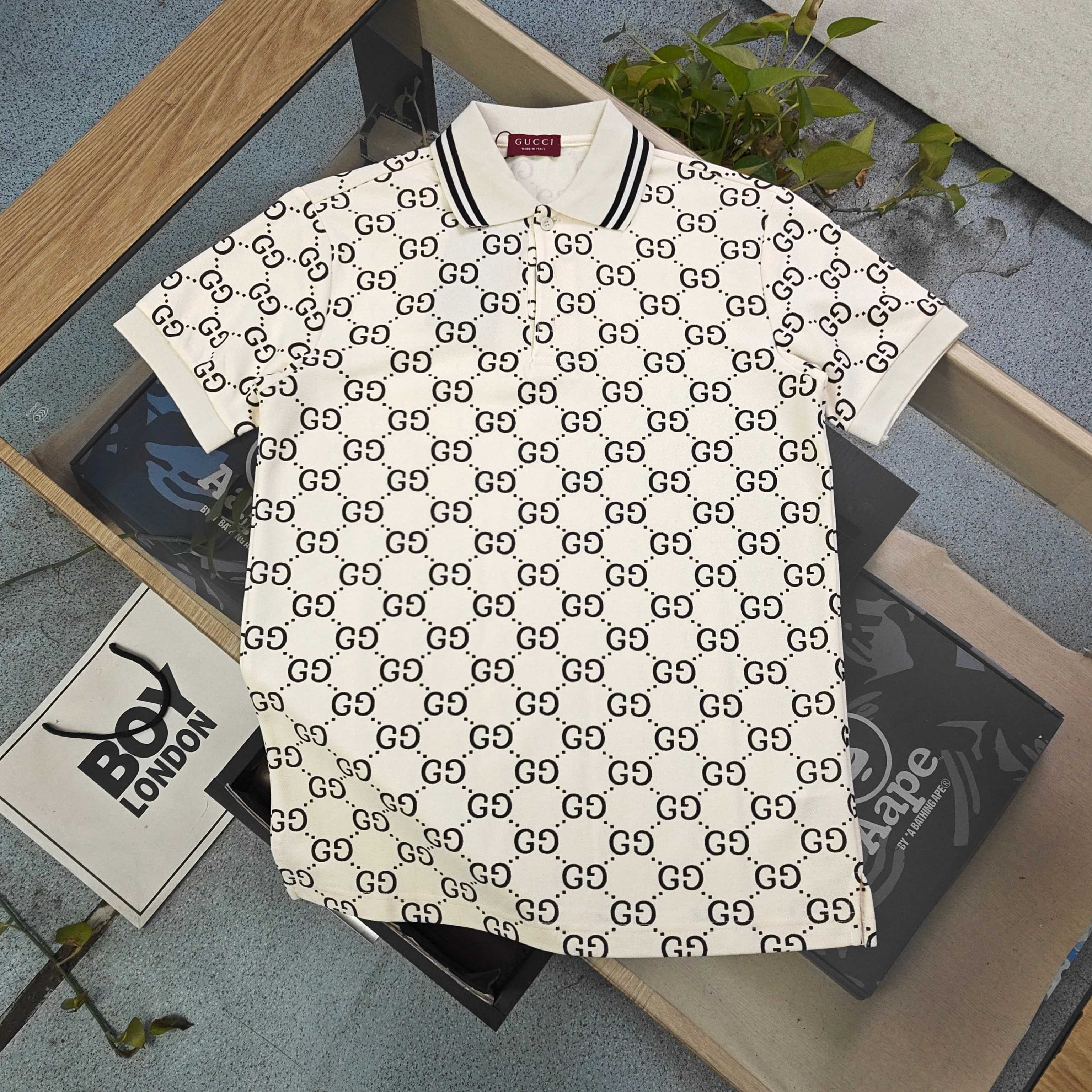 包邮 2026新款Gucci古驰满印logo印花短袖Polo衫,这件纯白Polo衫是低调高级感的代名词,专为追求质感的男士打造.经典翻领搭配两粒扣门襟,利落剪裁修饰身形,不挑身材也不挑场合.袖口黑白双条纹设计,打破单调感,细节处彰显品味;胸口刺绣字母与臂章徽章遥相呼应,悄悄传递轻奢身份. 面料选用高支珠地棉,透气亲肤、挺括不易皱,夏天穿着清爽不闷汗,久坐也能保持平整.无论是职场通勤搭配西裤,还是周末休闲配牛仔裤,都能轻松hold住体面感,干净利落又不失精致格调,是衣橱里永不过时的基础款. 颜色:黑色 杏色 酒红色 胸围 衣长 袖长 建议身高 建议体重 M 100 70 20 165-170 100-120斤 L 106 71 20.5 170-175 120-130斤 XL 112 72 21 170-175 130-150斤 2XL 118 73 21.5 175-180 150-170斤 3XL 124 74 22 180-185 160-190斤