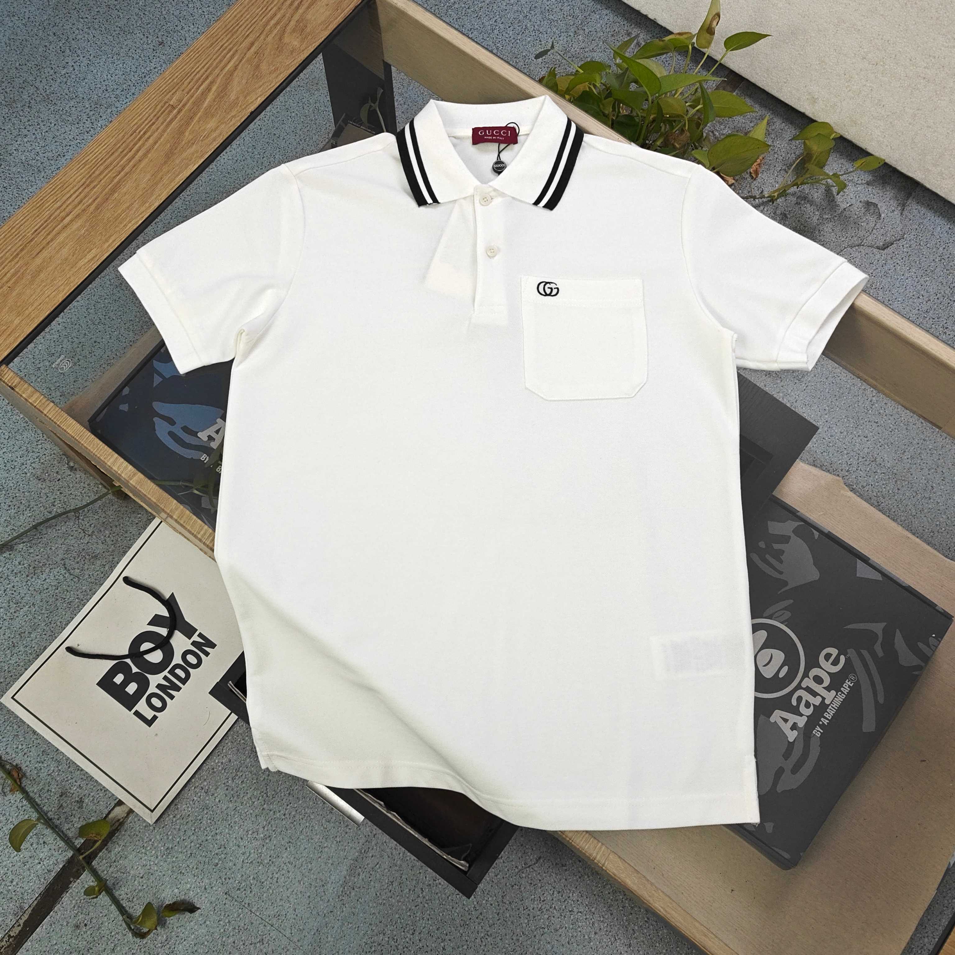 包邮 2026新款Gucci古驰经典简约口袋刺绣小标logo绣花短袖Polo衫,这件纯白Polo衫是低调高级感的代名词,专为追求质感的男士打造.经典翻领搭配两粒扣门襟,利落剪裁修饰身形,不挑身材也不挑场合.袖口黑白双条纹设计,打破单调感,细节处彰显品味;胸口刺绣字母与臂章徽章遥相呼应,悄悄传递轻奢身份. 面料选用高支珠地棉,透气亲肤、挺括不易皱,夏天穿着清爽不闷汗,久坐也能保持平整.无论是职场通勤搭配西裤,还是周末休闲配牛仔裤,都能轻松hold住体面感,干净利落又不失精致格调,是衣橱里永不过时的基础款. 颜色:黑色 白色 酒红色 胸围 衣长 袖长 建议身高 建议体重 M 100 70 20 165-170 100-120斤 L 106 71 20.5 170-175 120-130斤 XL 112 72 21 170-175 130-150斤 2XL 118 73 21.5 175-180 150-170斤 3XL 124 74 22 180-185 160-190斤