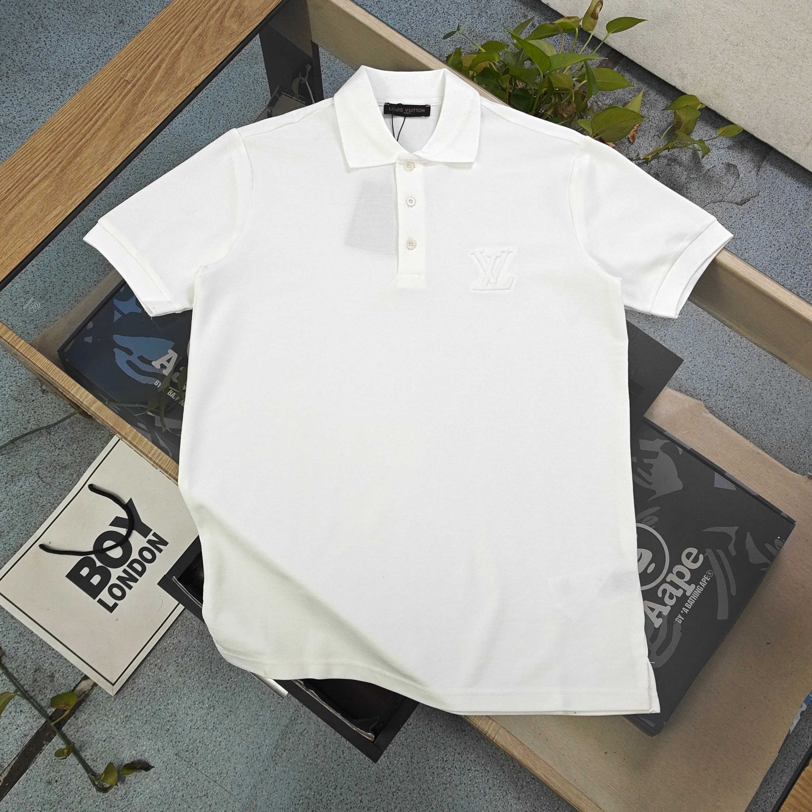 包邮 2026新款Louis Vuitton路易威登LV刺绣字母logo绣花短袖Polo衫,这件Polo衫是低调高级感的代名词,专为追求质感的男士打造.经典翻领搭配两粒扣门襟,利落剪裁修饰身形,不挑身材也不挑场合.袖口黑白双条纹设计,打破单调感,细节处彰显品味;胸口刺绣字母与臂章徽章遥相呼应,悄悄传递轻奢身份. 面料选用高支珠地棉,透气亲肤、挺括不易皱,夏天穿着清爽不闷汗,久坐也能保持平整.无论是职场通勤搭配西裤,还是周末休闲配牛仔裤,都能轻松hold住体面感,干净利落又不失精致格调,是衣橱里永不过时的基础款. 颜色:黑色 白色 胸围 衣长 袖长 建议身高 建议体重 M 100 70 20 165-170 100-120斤 L 106 71 20.5 170-175 120-130斤 XL 112 72 21 170-175 130-150斤 2XL 118 73 21.5 175-180 150-170斤 3XL 124 74 22 180-185 160-190斤