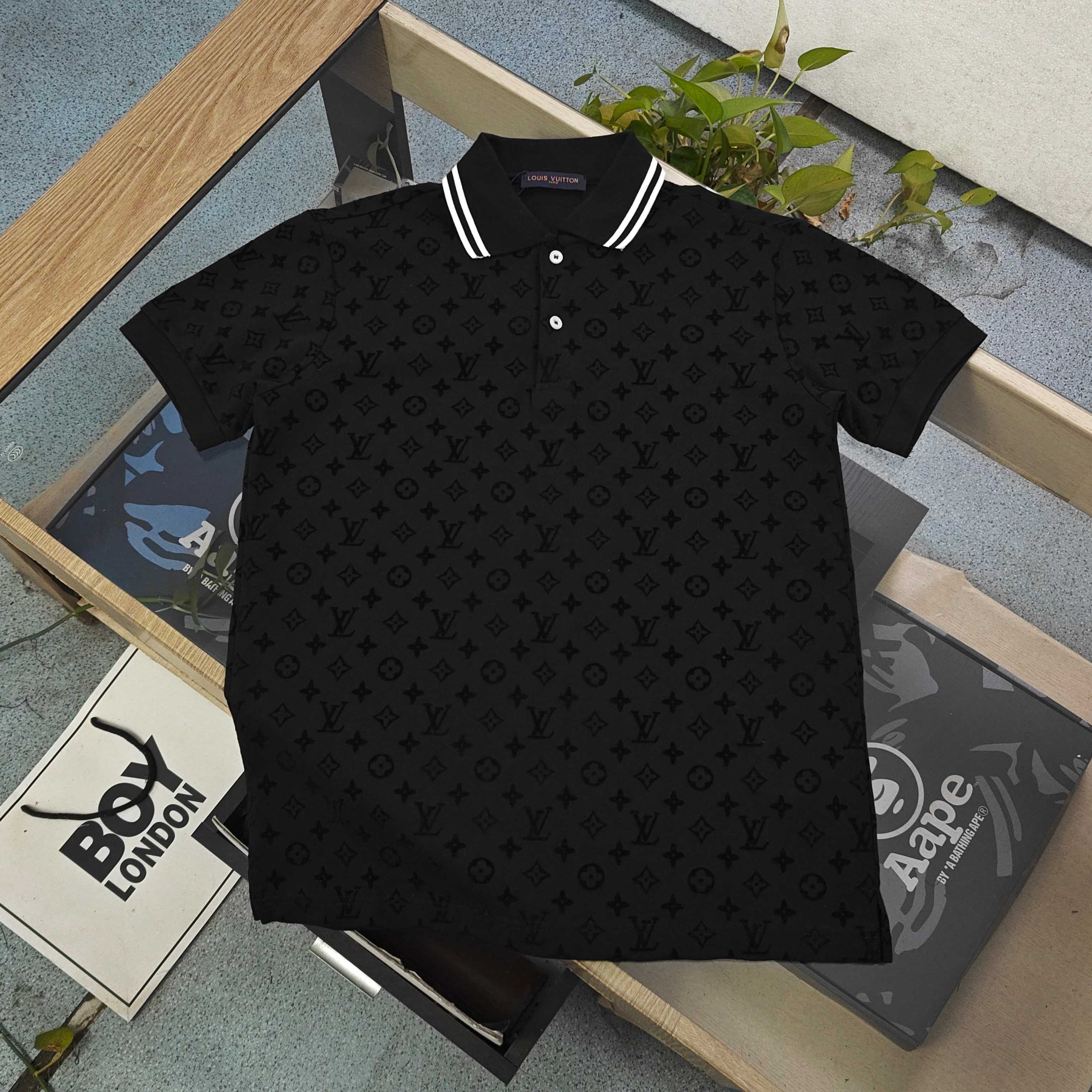 包邮 2026新款Louis Vuitton路易威登LV满印植绒提花logo商务休闲短袖Polo衫,这件Polo衫是低调高级感的代名词,专为追求质感的男士打造.经典翻领搭配两粒扣门襟,利落剪裁修饰身形,不挑身材也不挑场合.袖口黑白双条纹设计,打破单调感,细节处彰显品味;胸口刺绣字母与臂章徽章遥相呼应,悄悄传递轻奢身份. 面料选用高支珠地棉,透气亲肤、挺括不易皱,夏天穿着清爽不闷汗,久坐也能保持平整.无论是职场通勤搭配西裤,还是周末休闲配牛仔裤,都能轻松hold住体面感,干净利落又不失精致格调,是衣橱里永不过时的基础款. 颜色:黑色 胸围 衣长 袖长 建议身高 建议体重 M 100 70 20 165-170 100-120斤 L 106 71 20.5 170-175 120-130斤 XL 112 72 21 170-175 130-150斤 2XL 118 73 21.5 175-180 150-170斤 3XL 124 74 22 180-185 160-190斤