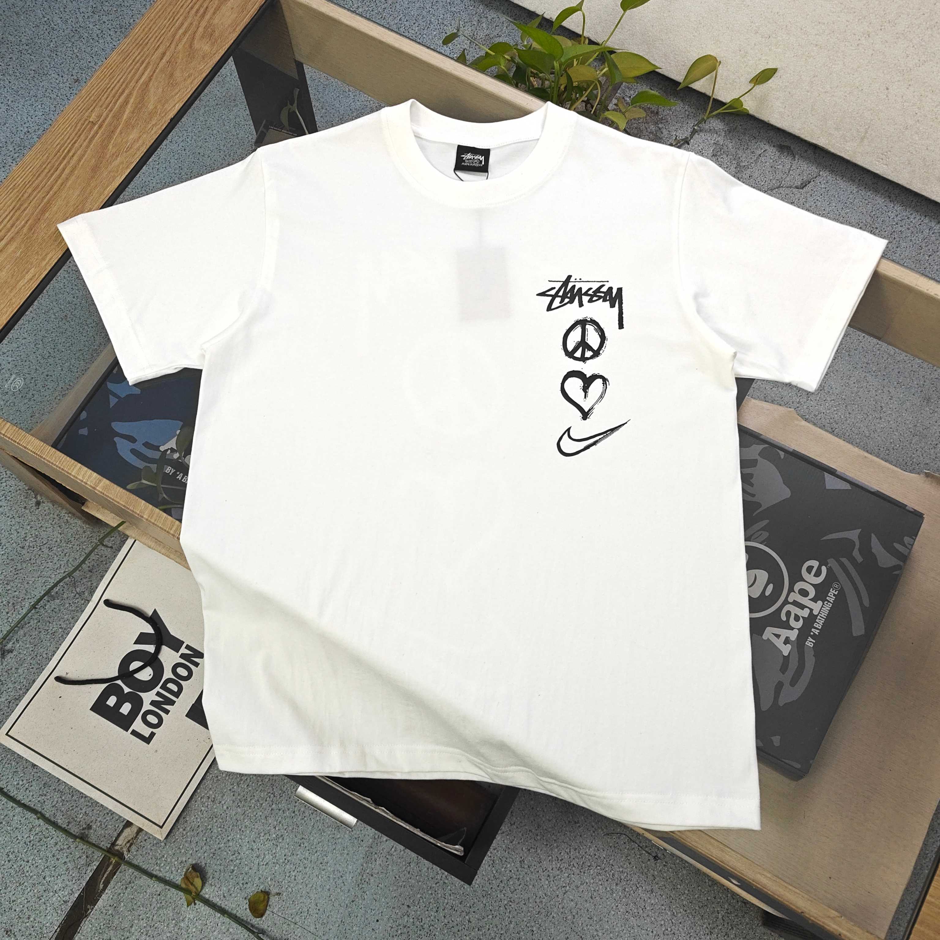 包邮 2026新款Stussy✖️Nike斯图西联名耐克涂鸦钩子爱心图案logo印花休闲情侣宽松短袖T恤,经典永远不会过时、人手必备款,260g纯棉精梳棉不起球不起毛,圆通侧面无缝,上手质感绝对可对比! 环保进口印花浆料!质量保证、原厂面料、定制定染、包浆印刷环保不开裂,欢迎对比质量,男女同款! 颜色:白色 肩宽 胸围 衣长 建议体重 M 50 106 71 140斤以下 L 53 112 74 140-160斤 XL 56 118 77 160-180斤 XXL 59 124 80 180-200斤