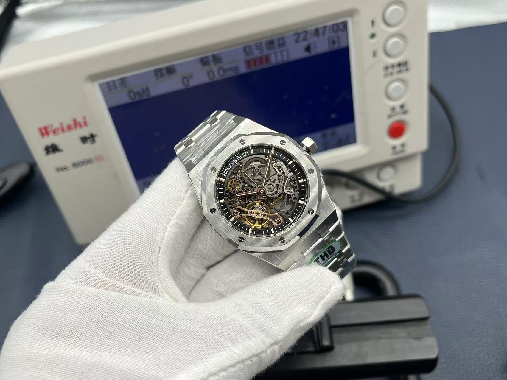 NO:156860,THB Factory wall crack recommendation, the highest version of the market, Love.Peo Hollow 15407, a brand new custom integrated movement, V2 version 2-point advanced learning, large second and heavy hammer engraving 24k gold is more in line with the original version, only added materials, no price increase!  15407 The most eye-catching thing is the balance wheel and swing ply at eight o'clock. THB's new custom real balance wheel, the golden effect is not greasy. When the balance wheel rotates, the mechanical beauty is undoubtedly revealed. If you look at the fine polishing of each gear ply, the unique craftsmanship of high-end watchmaking is really too charming. Audemars Piguet's Royal Oak design is handled by Master Zunda. In addition to the characteristics of the integrated strap, comfort is also a magic weapon, so the thickness of the case must be strictly controlled. You can see that the integrated case locked with eight hexagonal screws can greatly reduce the thickness of the bottom cover, and the large three-pin is controlled at 10.1MM. This data is very excellent when the bottom is penetrated. THB factory is produced, welcome to taste it!  ,audemars,gold19860909THB Factory墙裂推荐 市场最高版本 爱.彼镂空15407 全新定制一体机芯 V2版2点进修大秒跟重锤雕刻24k黄金更加符合原版,只加料 不加价！ 15407吸引眼球的莫过于八点位的摆轮和摆夹板,THB 全新定制真摆轮,金灿灿的效果怎么看都不腻,摆轮转动起来时看着每个齿轮有序的运转,机械美感展露无疑,再细看每个齿轮夹板的精细打磨,那种高级制表独有的工艺确实太过迷人. 爱彼的皇橡设计由尊达大师操刀,除了一体式表带的特点外,舒适度也是一大法宝,所以必须严格控制表壳的厚度.可以看到采用八颗六角螺丝锁定的一体式表壳能很好的降低底盖厚度,大三针控制在10.1MM,在透底的情况下这个数据是非常优秀的. THB厂出品,欢迎各位表友品鉴！,,audemars,gold,Watch