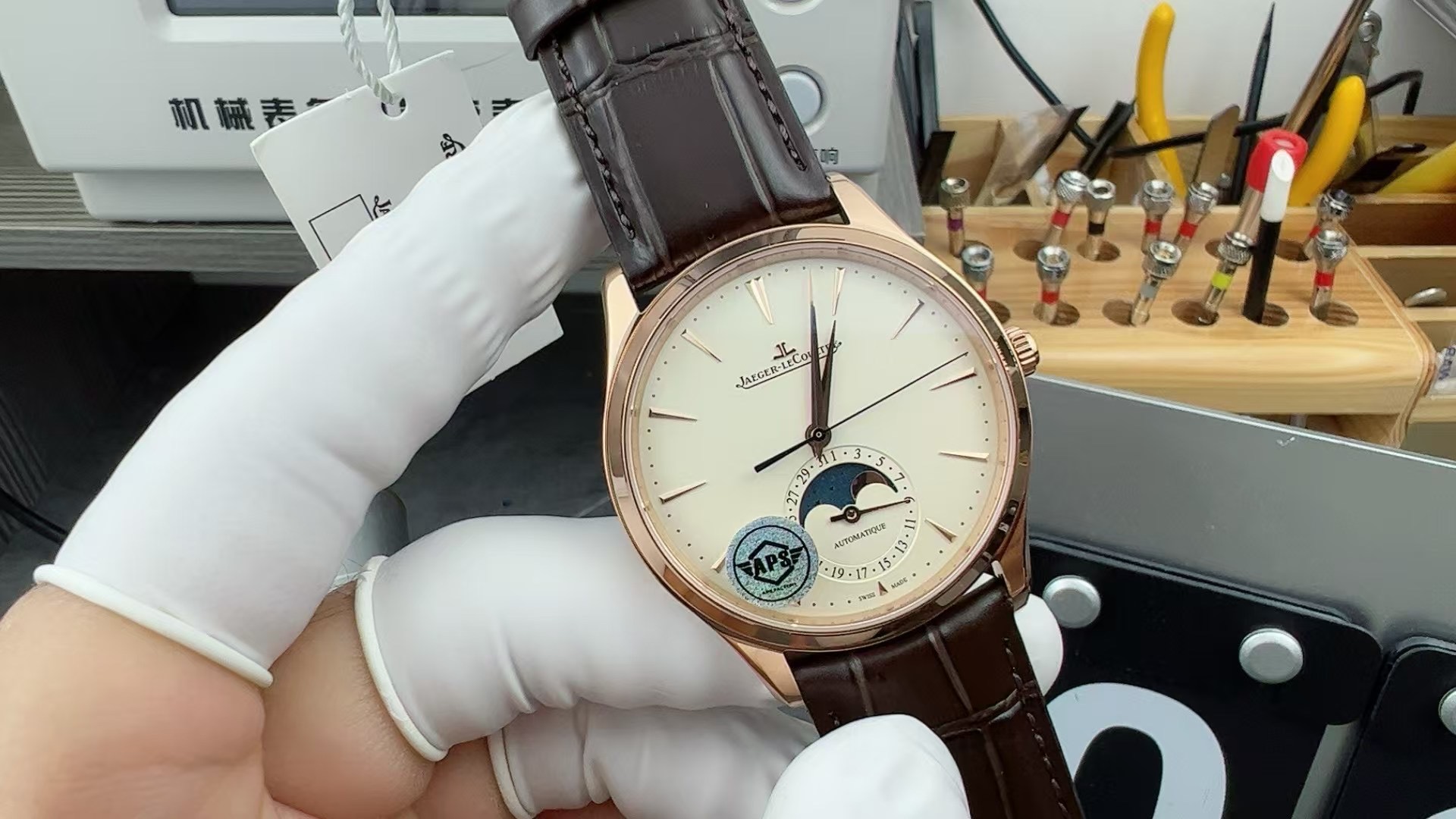 NO:156987,Recommended wall cracks for APS Factory Jaeger-LeCoultre Moon Phase Master The new moon phase uses an integrated movement cal. It greatly improves stability through long-term improvements. The difference between the new version of Moon Phase Master and the old version is the replacement of the moon phase disc. The strap is upgraded to the latest version to quickly disassemble, and the curve of the buttons is increased to enhance the comfort of the wearing experience. The disc logo has been upgraded from printing to metal logo, and the overall texture is greatly improved. Everyone is welcome to play with it!  ,jaeger-lecoultre19860909APS Factory墙裂推荐 积家月相大师 新品月相采用一体机芯cal.,通过长时间改进稳定性大大提高,新版本月相大师与老版本区别在于月相盘的换代,表带升级为最新版快拆,扣子弧度加大提升佩戴体验的舒适度.盘面logo从印刷升级为金属logo,整体质感提升很大,欢迎大家把玩！,,jaeger-lecoultre,Watch