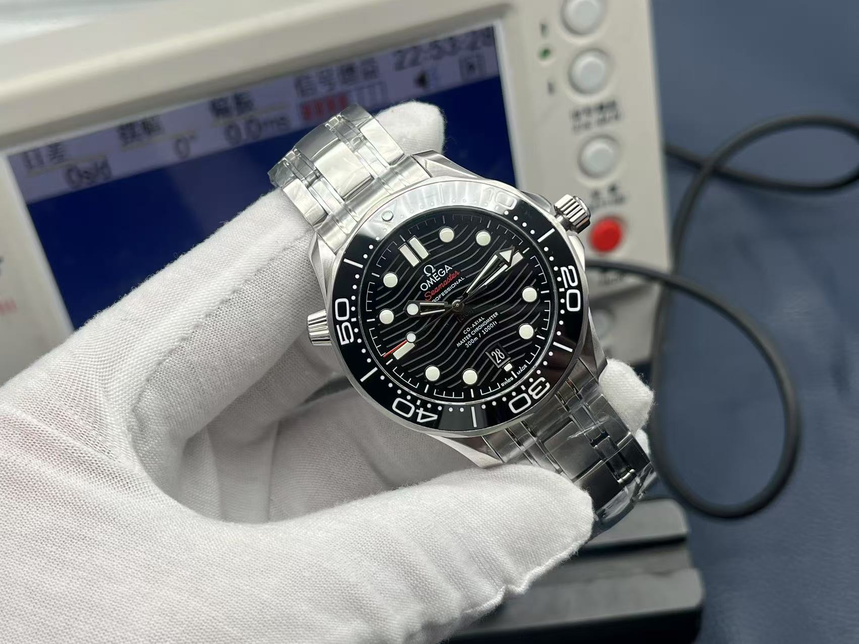 NO:157187,VS Factory wall crack recommendation Omega OMEGA Seahorse Series SEAMASTER Ocean Universe M Coaxial Chronometer 42MM Diving Watch.30.42.20.01.001 Pay tribute to the classics and craftsmanship!  1316L fine steel brushed case partially polished!  2 The bezel is made of black ceramic and decorated with white enamel diving scale. The word ring scale is not easy to wear and discolor, and the ratchet countdown bezel rotates counterclockwise in one direction!  3-dome sapphire mirror-plated anti-glare film!  4 polished black ceramic dial, laser engraved corrugated pattern, a calendar window at 6 o'clock, hollow hands and embossed hour markers are rhodium-plated, and covered with Super-LumiNova luminous coating, blue-green two-color luminous, minute hand green luminous display and bezel green luminous spots are used for diving oxygen countdown, multiple waterproof screw-in crowns, conical shape helium exhaust valves!  5 corrugated edge design transparent watch back movement is clearly visible in operation, equipped with VS exclusive custom version 8800 movement!  6 stainless steel brushed strap. The strip is removed like the genuine one, with screws on both sides, independent fixing rod design belt in the middle, double snaps, and a belt press and fine-tune extension. You can wear deep diving suits when diving and open and extend them on the surface of the diving suit!  VS Ingenious Craftsmanship, meticulous craftsmanship, inheritance of craftsmanship. Welcome all friends to appreciate it!  , omega19860909VS Factory墙裂推荐 欧米茄OMEGA海马系列SEAMASTER海洋宇宙M 同轴·至臻天文台表42MM潜水表腕表.30.42.20.01.001 致敬经典,致敬匠心！ 1316L精钢拉丝表壳局部抛光处理！ 2表圈采用黑色陶瓷,饰以白色珐琅潜水刻度 字圈刻度不易磨损掉色,棘轮式倒计时表圈逆时针单向转动！ 3穹型蓝宝石镜面镀防眩光膜！ 4抛光黑色陶瓷表盘,激光镌刻波纹图案,6点钟位置设有日历窗口,镂空指针和浮雕小时刻度经镀铑处理,并覆以Super-LumiNova夜光涂层,蓝绿双色夜光,分针绿色夜光显示配合表圈绿色夜光点用于潜水氧气倒计时,多重防水旋入式表冠,圆锥形造型排氦气阀门！ 5波纹边缘设计透明表背机芯运转美态清晰可见,搭载VS独家定制版8800机芯！ 6精钢拉丝表带,表带拆卸方式和正品一样为两侧螺丝,中间独立固定杆设计带,折叠双按扣,带按压微调延展,可穿戴深潜服潜水的时候打开延展佩戴在潜水服表面！ VS匠心独运 精雕细琢 匠心传承 欢迎各位表友品鉴！,,omega,Watch