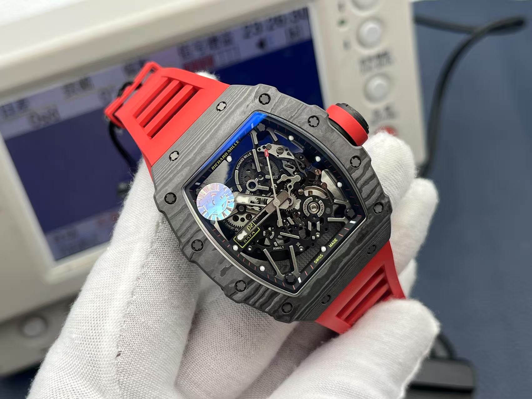 NO:158337,ZF.Factory once again amazed the watch world and officially opened a new milestone for RM35-02!  1) The case, the watch is made of high-tech TPT [quartz fiber] material, with a silicon dioxide fiber layer of size 49.94*44.5MM and a thickness of no more than 45μm. It is woven with a special automation control system and a special resin fiber. The fibers between the layers are interlaced at a 45-degree angle. In a three-stage high-temperature flame furnace, it is heated to degrees Celsius and sent to ProArt for processing. The natural quartz fiber is white, with a light texture, and has strong impact resistance, non-allergicity and ultraviolet resistance. 2) The movement is equipped with the new Calibre  The RMAL1 integrated movement, the movement base plate and bridge plate are made of five-level titanium alloy sandblasting process, and are processed by PVD/Titaly to ensure maximum rigidity and smooth surface. The unique variable geometric balance wheel can accelerate or slow down the winding by adjusting the position of six different winglets. The inertial balance wheel oscillates at 28,800VPH, and is equipped with a double barrel system to ensure greater and more stable torque. It also provides a 55-hour power reserve. More importantly, the newly released RMAL1 integrated movement of this time is the only one in the market to use real white gems on the balance wheel on the integrated base, which is real!  This is also the biggest difference between the patch gemstones in the market (other manufacturers)!  This is a huge leap forward in ZF's research and development!  ,19860909ZF.Factory再次惊艳表坛,正式开启RM35-02的全新里程碑！ 1)表壳,腕表采用了高科技TPT[石英纤维]材质制作,尺寸49.94*44.5MM,厚度不超过45μm的二氧化硅纤维层,经由特殊的自动化控制系统与特制的树脂纤维交错织成,各层之间的纤维呈45度角交错,在三级高温焰炉中,加热到摄氏度后,送至ProArt加工成型.天然石英纤维呈白色,质地轻盈,具备超强的耐冲击性,非过敏性和紫外线抗性. 2)机芯,搭载研制全新Calibre RMAL1一体机芯,机芯底板和桥板由五级钛合金喷沙工艺制成,经过PVD/Titaly处理,以确保最大的刚性和光滑表面.极具特色的可变几何摆轮,通过调整六个不同小翼的位置,可加速或放慢上链,惯性摆轮振荡频28800VPH,配备双发条盒系统确保更大更稳定的扭矩.并提供55个小时动力储备. 更重要ZF厂此次全新发布的RMAL1一体机芯,是全市场唯一一家在一体式基底上的摆轮上下使用真正白宝石,货真价实！这也是最大的区别于市场(其他厂家)的贴片宝石！这是ZF研发方面取得的巨大飞越！,,Watch