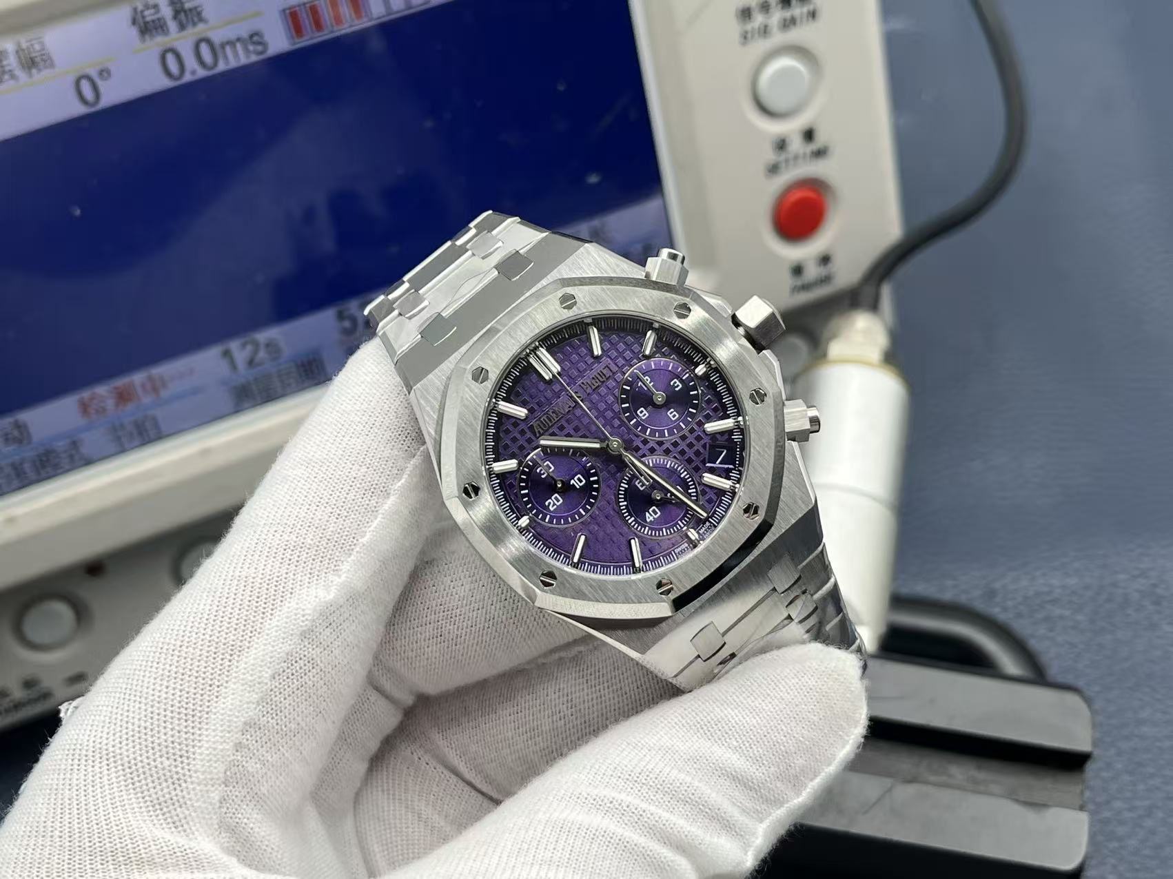 NO:387942,APS new Audemars Piguet Royal Oak Series 26240 series is a 41mm stainless steel automatic chronograph equipped with APS developed Calibre 4401 integrated movement, featuring flyback chronograph, hour/minute/small second display and date functions. Its iconic octagonal bezel is equipped with eight hexagonal screws, paired with 'Grande'  Tapisserie' large plaid dial with distinct sense of layering. The integrated steel bracelet continues the classic design of the first Royal Oak in 1972, with both sporty and elegance. The newly developed integrated movement adopts column wheels and vertical clutch structure, with a vibration frequency of 28 times/hour, which is exactly the same as the original, with a power reserve of about 70 hours and a waterproof depth of 50 meters. AP combines high-end watchmaking technology and avant-garde aesthetics, and is a model work of luxurious sports watches. APS has been perfectly replicated after many comparison and testing, infinitely close to the original APS, produced only for fine products!  ,,audemars19860909APS新品爱彼皇家橡树系列26240系列,是一款41毫米精钢自动上链计时码表,搭载APS开发自研Calibre 4401一体机芯,具备飞返计时、小时/分钟/小秒显示及日期功能.其标志性八角形表圈配以八颗六角螺丝,搭配“Grande Tapisserie”大型格纹表盘,层次感鲜明.一体式精钢表链延续了1972年首款皇家橡树的经典设计,兼具运动与优雅.全新开发一体机芯采用导柱轮与垂直离合结构,振频28,次/小时,与原版完全一致,动力储存约70小时,防水深度50米.AP融合高级制表工艺与前卫美学,是奢华运动腕表的典范之作.APS经过多次对比测试后已完美复刻,无限接近原版 APS出品 ,只为精品！,,audemars,Watch