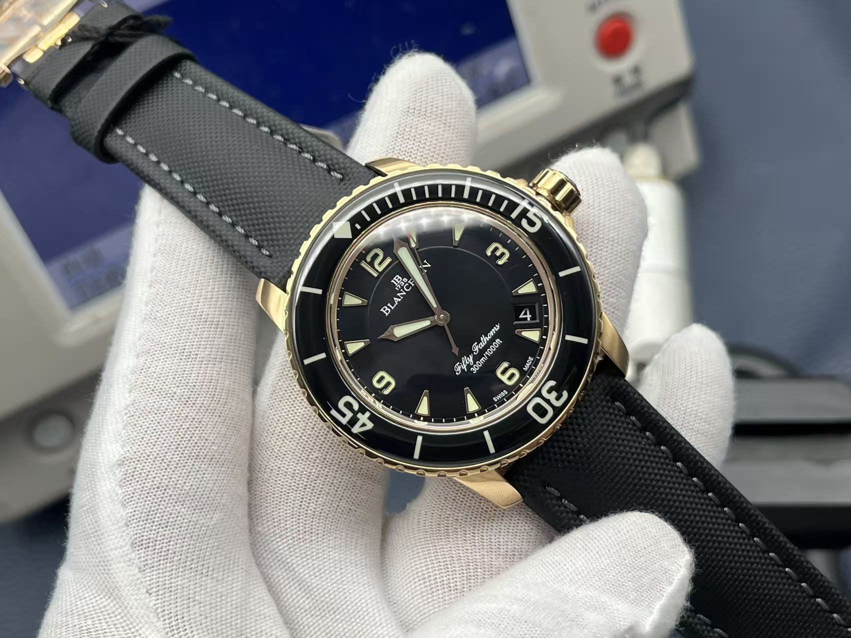 NO:388038,ZF classic reappears, the originator of modern diving watches - Blancpain 50-seeking Ultimate Edition Nirvana Rebirth [Deyi] [Deyi] [Deyi] 1) The case is 45MM in size, majestic, and is cast with fine steel. The lugs are designed to fit ergonomics. They have been polished and polished by hundreds of exquisite craftsmanship to enhance texture and comfortable wearing. They are strong and durable, and can withstand the test of daily wear and complex environments. 2) The dial is made of deep black, which can absorb 97 light, and a sapphire mirror coated with purple-laniro. The Swiss luminous scale on the outer ring is also accompanied by a huge luxury sapphire bezel, which forms a very strong contrast with the luminous hour marker. In a dim environment, it also ensures clear and easy to read.  3) The strap, canvas and rubber lining are a good partner for outdoor adventure and daily commuting. The canvas is tough and wear-resistant, and it is not easy to damage after being sharpened; the rubber lining is soft and fit, not only effectively cushioning vibration, but also has excellent waterproof and anti-slip performance. It is an excellent fusion of practicality and aesthetics. The ultimate version of ZF Fifty Fathoms, Phoenix Nirvana, continues the legend of the ocean on your wrist again!  ,19860909ZF经典重现,现代潜水表的鼻祖—-宝珀50寻终极版 涅槃重生[得意][得意][得意] 1)表壳45MM的尺寸,大气磅礴,选用精钢材质铸造,表耳的设计贴合人体工程学,经上百道精湛工艺倒角打磨抛光,提升质感,佩戴舒适.坚固耐用,能够抵御日常磨损与复杂环境的考验. 2)表盘采用深邃黑色,可吸收97的光线,紫兰罗镀膜的蓝宝石镜面.而外圈的瑞士夜光刻度同样加以巨大豪华蓝宝石表圈,与夜光时标形成非常强烈对比,在昏暗的环境下,也确保清晰易读. 3)表带,帆布搭配橡胶内衬,是户外冒险与日常通勤的得力伙伴.帆布的坚韧耐磨,历经磨砺也不易损坏;橡胶内衬柔软贴合,不仅能有效缓冲震动,还具备出色的防水,防滑性能.是实用与美学的绝佳融合. ZF五十噚终极版,凤凰涅槃,与你再续腕间的海洋传奇！,,Watch