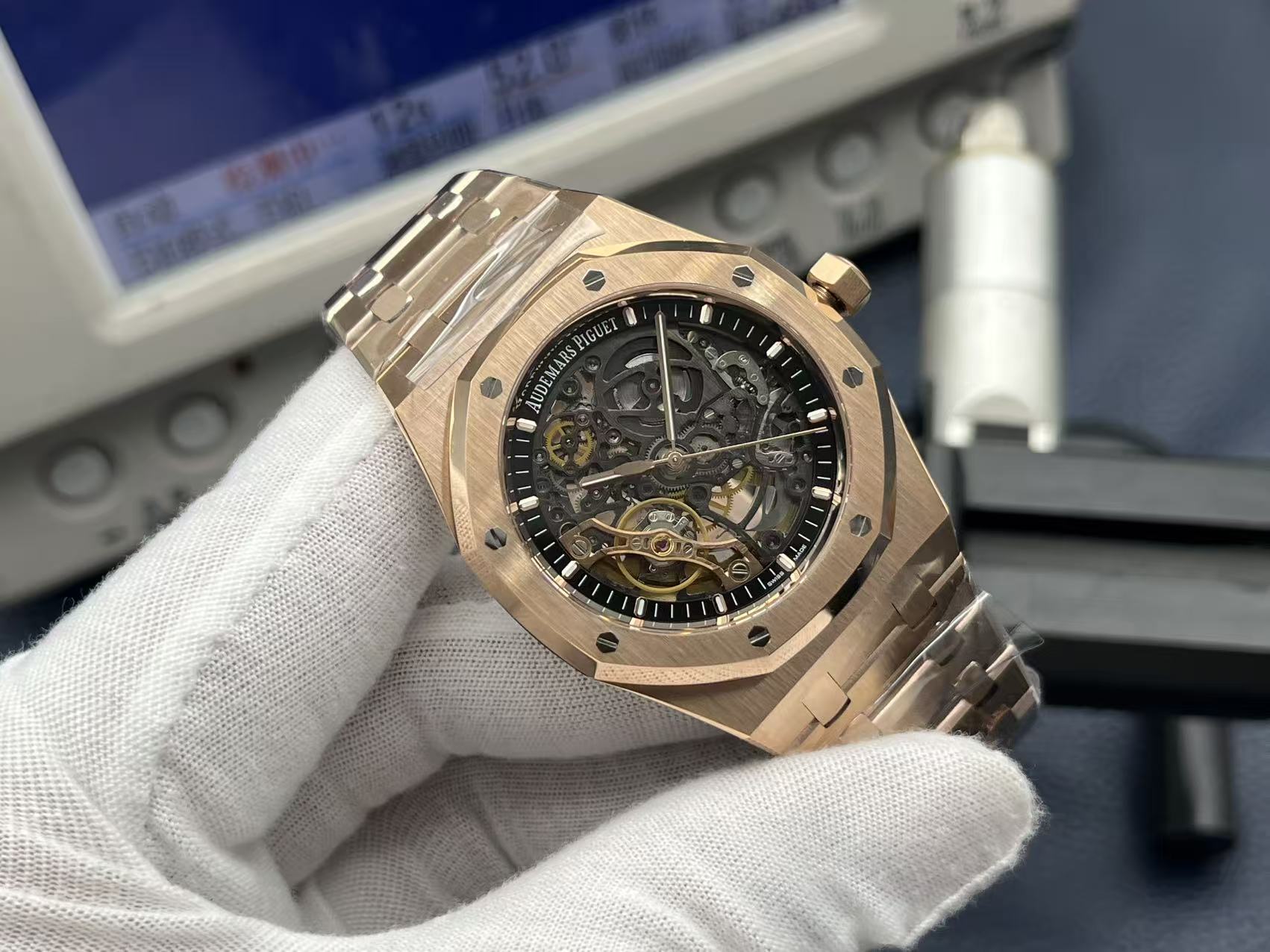 NO:389303,A small quantity arrives [celebrating] [celebrating] [celebrating] THB V2 version A Audemars Piguet hollow 15407 new custom integrated movement V2 version 2 point training large seconds and heavy hammer engraving 24k gold is more in line with the original version, only added materials and no price increase!  15407 The most eye-catching thing is the balance wheel and swing ply at eight o'clock. THB's new custom real balance wheel, the golden effect is not greasy. When the balance wheel rotates, the mechanical beauty is undoubtedly revealed. If you look at the fine polishing of each gear ply, the unique craftsmanship of high-end watchmaking is really too charming. Audemars Piguet's Royal Oak design is handled by Master Zunda. In addition to the characteristics of the integrated strap, comfort is also a magic weapon, so the thickness of the case must be strictly controlled. You can see that the integrated case locked with eight hexagonal screws can greatly reduce the thickness of the bottom cover, and the large three-pin is controlled at 10.1MM. This data is very excellent when the bottom is penetrated. THB only makes ceiling products!  ,audemars,gold19860909少量到货[庆祝][庆祝][庆祝] THB V2版 A爱彼镂空15407 全新定制一体机芯 V2版2点进修大秒跟重锤雕刻24k黄金更加符合原版,只加料 不加价！ 15407吸引眼球的莫过于八点位的摆轮和摆夹板,THB 全新定制真摆轮,金灿灿的效果怎么看都不腻,摆轮转动起来时看着每个齿轮有序的运转,机械美感展露无疑,再细看每个齿轮夹板的精细打磨,那种高级制表独有的工艺确实太过迷人. 爱彼的皇橡设计由尊达大师操刀,除了一体式表带的特点外,舒适度也是一大法宝,所以必须严格控制表壳的厚度.可以看到采用八颗六角螺丝锁定的一体式表壳能很好的降低底盖厚度,大三针控制在10.1MM,在透底的情况下这个数据是非常优秀的. THB只做天花板产品！,,audemars,gold,Watch