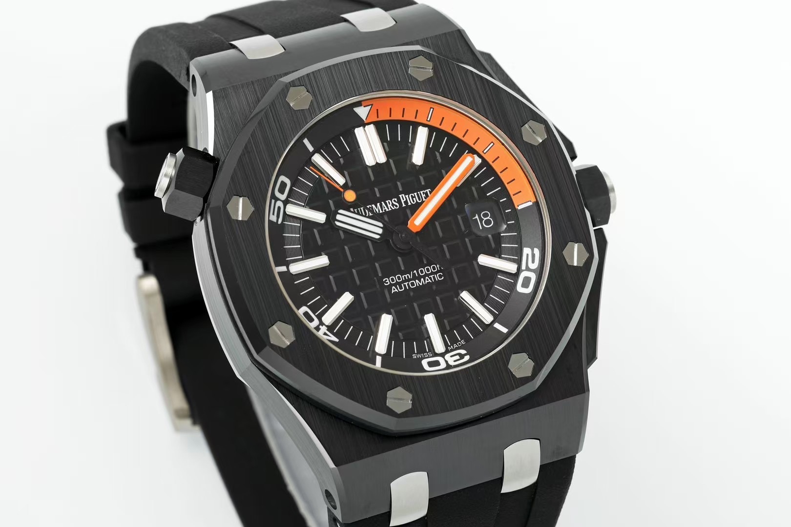 NO:387975,APS new product 15707CE is equipped with the strongest all-in-one machine. It is coming strong. 1. Case: adopts new technology ceramics, black ceramics are atmospheric and fashionable, equipped with anti-magnetic performance. The case is fixed with unique bottom cover screws, center bolts and hexagonal screws. The safety is comparable to the submarine door, ceramic case, bezel, and the handle head is more wear-resistant and scratch-resistant. Its hardness is 9 times higher than that of stainless steel, allowing you to bring a new watch forever. 2 Mirror: This watch is equipped with a sapphire mirror, which can easily pass through the diamond pen, including the bottom cover is also equipped with sapphire. It is not like a small factory cutting corners, and it is more comfortable to wear without wear. 3. Literature:  The dial is also made of black and orange 15-minute chronograph perfectly coordinated. The dial is decorated with extra-large platinum fluorescent three-dimensional hour markers and royal oak hands. The orange rotating inner bezel is paired with diving scales and blue 60-15-minute areas consistent with the original. 4 straps: natural rubber tape is used, perfectly interchangeable with the original, and can replace the original version. APS starts from quality, with the best details,19860909APS新品15707CE 搭载最强一体机 强势来袭 1表壳:采用全新科技陶瓷,黑色陶瓷大气时尚,配备防磁性能,表壳以独特的底盖螺丝,中置螺栓和六角形螺丝固定安全程度足以媲美潜艇舱门,陶瓷表壳,表圈,把头更耐磨防刮痕,其硬度比精钢高9倍,让你永远带新表 2镜面:此款腕表搭载蓝宝石镜面,轻松过钻石笔,包括底盖也同样配置了蓝宝石,不像小厂偷工减料,佩戴起来更安心用不磨损 3字面: 表盘同样采用黑色调和橙色15分钟计时完美协调,表盘采用超大格纹装饰,搭配白金荧光立体时标和皇家橡树指针,橙色旋转内表圈搭配潜水刻度和蓝色60-15分钟区域与原装一致 4表带:采用天然橡胶带,与原装完美互换,可以平替原版 APS从品质出发,用心最好细节,,Watch