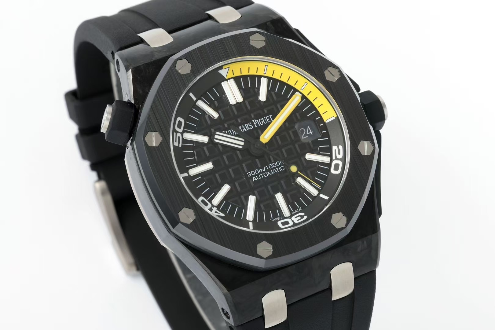 NO:387968,APS new product 15706CE is equipped with the strongest all-in-one machine. It is coming strong. 1 Case: adopts new technology ceramics, black ceramics are atmospheric and fashionable, equipped with anti-magnetic performance. The case is fixed with unique bottom cover screws, center bolts and hexagonal screws. The safety is comparable to the submarine door, ceramic case, bezel, and the handle head is more wear-resistant and scratch-resistant. Its hardness is 9 times higher than that of stainless steel, allowing you to bring a new watch forever. 2 Mirror: This watch is equipped with a sapphire mirror, which can easily pass through the diamond pen, including the bottom cover is also equipped with sapphire. It is not like a small factory cutting corners, and it is more comfortable to wear without wear. 3 Literature:  The dial is also made of black and orange 15-minute chronograph perfectly coordinated. The dial is decorated with extra-large platinum fluorescent three-dimensional hour markers and royal oak hands. The orange rotating inner bezel is paired with diving scales and blue 60-15-minute areas consistent with the original. 4 straps: natural rubber tape is used, perfectly interchangeable with the original, and can replace the original version. APS starts from quality, with the best details,19860909APS新品15706CE 搭载最强一体机 强势来袭 1表壳:采用全新科技陶瓷,黑色陶瓷大气时尚,配备防磁性能,表壳以独特的底盖螺丝,中置螺栓和六角形螺丝固定安全程度足以媲美潜艇舱门,陶瓷表壳,表圈,把头更耐磨防刮痕,其硬度比精钢高9倍,让你永远带新表 2镜面:此款腕表搭载蓝宝石镜面,轻松过钻石笔,包括底盖也同样配置了蓝宝石,不像小厂偷工减料,佩戴起来更安心用不磨损 3字面: 表盘同样采用黑色调和橙色15分钟计时完美协调,表盘采用超大格纹装饰,搭配白金荧光立体时标和皇家橡树指针,橙色旋转内表圈搭配潜水刻度和蓝色60-15分钟区域与原装一致 4表带:采用天然橡胶带,与原装完美互换,可以平替原版 APS从品质出发,用心最好细节,,Watch