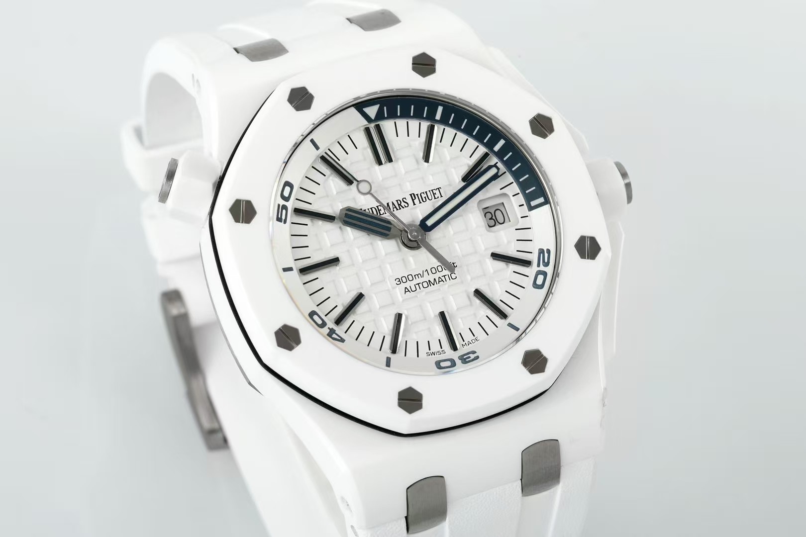 NO:387962,APS new product 15707CE is equipped with the strongest all-in-one machine. It is coming strong. 1 Case: adopts new technology ceramics, black ceramics are atmospheric and fashionable, equipped with anti-magnetic performance. The case is fixed with unique bottom cover screws, center bolts and hexagonal screws. The safety is comparable to the submarine door, ceramic case, bezel, and the handle head is more wear-resistant and scratch-resistant. Its hardness is 9 times higher than that of stainless steel, allowing you to bring a new watch forever. 2 Mirror: This watch is equipped with a sapphire mirror, which can easily pass through the diamond pen, including the bottom cover is also equipped with sapphire. It is not like a small factory cutting corners, and it is more comfortable to wear without wear. 3 Literature:  The dial is also made of black and orange 15-minute chronograph perfectly coordinated. The dial is decorated with extra-large platinum fluorescent three-dimensional hour markers and royal oak hands. The orange rotating inner bezel is paired with diving scales and blue 60-15-minute areas consistent with the original. 4 straps: natural rubber tape is used, perfectly interchangeable with the original, and can replace the original version. APS starts from quality, with the best details,19860909APS新品15707CE 搭载最强一体机 强势来袭 1表壳:采用全新科技陶瓷,黑色陶瓷大气时尚,配备防磁性能,表壳以独特的底盖螺丝,中置螺栓和六角形螺丝固定安全程度足以媲美潜艇舱门,陶瓷表壳,表圈,把头更耐磨防刮痕,其硬度比精钢高9倍,让你永远带新表 2镜面:此款腕表搭载蓝宝石镜面,轻松过钻石笔,包括底盖也同样配置了蓝宝石,不像小厂偷工减料,佩戴起来更安心用不磨损 3字面: 表盘同样采用黑色调和橙色15分钟计时完美协调,表盘采用超大格纹装饰,搭配白金荧光立体时标和皇家橡树指针,橙色旋转内表圈搭配潜水刻度和蓝色60-15分钟区域与原装一致 4表带:采用天然橡胶带,与原装完美互换,可以平替原版 APS从品质出发,用心最好细节,,Watch