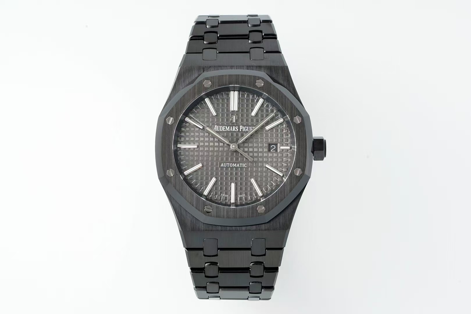 NO:388099,THB's new Audemars Piguet Royal Oak 15400 Dark Knight watch is made of black ceramic, combining avant-garde materials and high-end watchmaking technology. The bezel and crown adopt a full ceramic structure, combining light texture and wear resistance. It is equipped with a brand's self-made card-free integrated movement, and the movement can be appreciated through the bottom cover. The plywood is hand-touched with Geneva corrugated. The black ceramic bezel and the disc form a visual layer, and the luminous pointer and time mark ensure clear reading of the dark environment. It is matched with the same color ceramic strap and folding buckle, providing 30 meters of waterproof performance and all-weather wear comfort. This work reconstructs the classic design with innovative materials, showing the perfect balance between the Royal Oak offshore series hardcore movement gene and luxurious watchmaking aesthetics.,,,audemars19860909THB 新品爱彼皇家橡15400 黑暗骑士腕表以黑陶瓷打造41mm表壳,融合前卫材质与高级制表工艺.表圈、表冠采用全陶瓷结构,兼具轻盈质感与耐磨特性.搭载品牌自制无卡度一体机机芯,透过底盖可欣赏机芯精密运作,夹板经手工润饰日内瓦波纹.黑陶瓷表圈与盘面形成视觉层次,夜光指针及时标确保暗光环境读时清晰.搭配同色陶瓷表带和折叠扣,提供30米防水性能与全天候佩戴舒适度.此作以创新材质重构经典设计,展现皇家橡树离岸型系列硬核运动基因与奢华制表美学的完美平衡.,,audemars,Watch