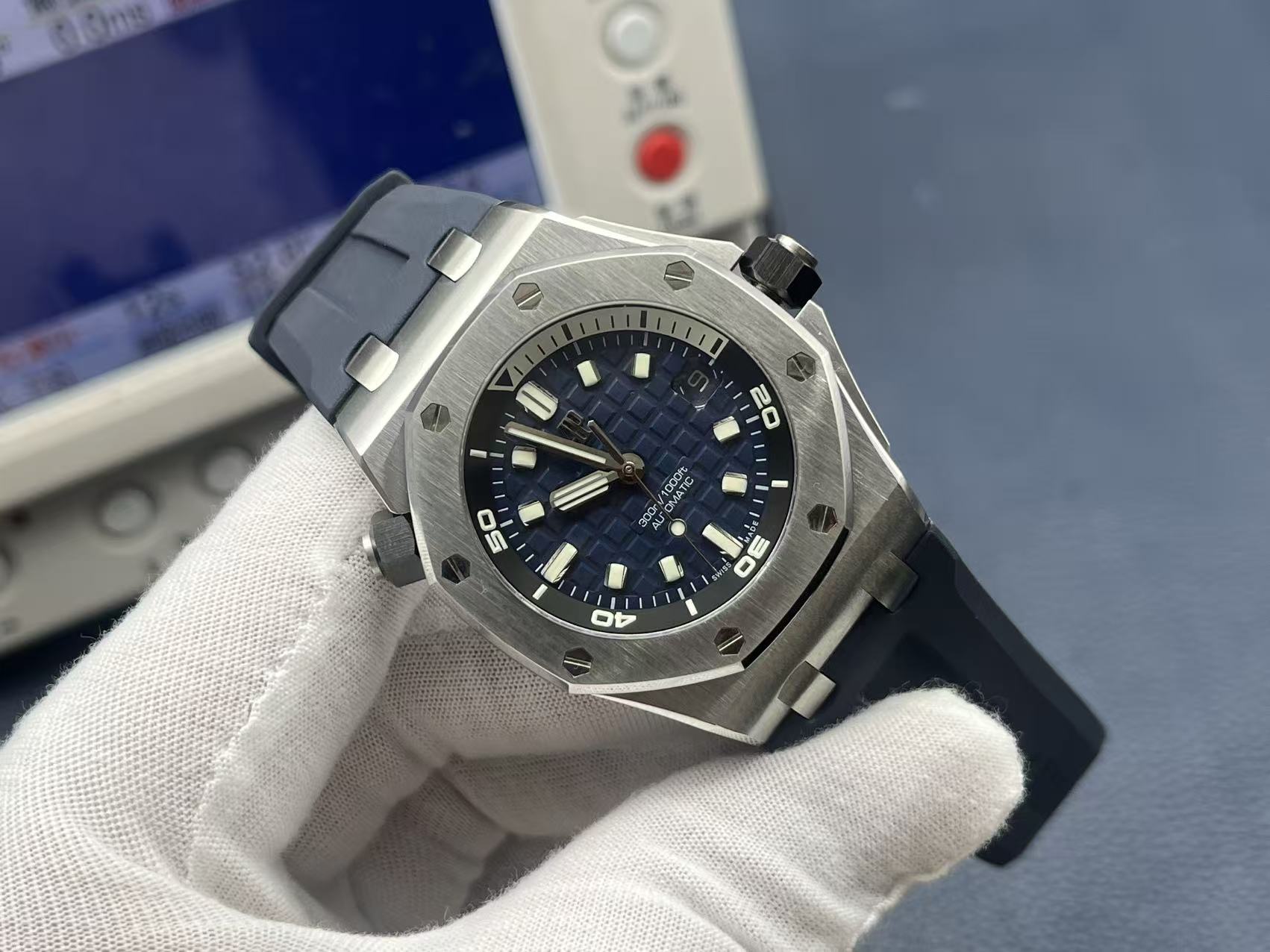 NO:389313,The highest version of APS new product, 15720st, is equipped with a new customized all-in-one machine cal. movement (not various Japanese machine modifications), the overall watch size is 42x141.2mm, aps develops an all-in-one machine at high cost, and the original mold is opened to make the reproduction height further. Movement: The movement uses a customized all-in-one machine cal. The movement is not an ordinary version of the plywood machine on the market, the calendar jump function, all gears are real and movable, and it is not a decoration. The movement uses CNC engraving to make it clearer and more three-dimensional. Case: dps original mold opening, disassembly of genuine original data, 3D three-dimensional modeling, making its size ratio exactly the same as the original, all accessories are universally exchanged with the original, the straight brushing process of the case and the clear edges and angular case perfectly blend  Watch strap: After two years of trial and error, the process and quality are continuously improved, and finally achieved the same effect as the original. Whether in terms of color, material and craftsmanship, it can be compared with the counter watch strap, which can be interchanged with the original. Head particle: Use a one-key quick-release button synchronized with the original to make the strap easy to disassemble with one click. The buckle also adopts a one-key quick-release design, which can be universally used for authentic products. APS carefully creates the highest quality on the entire network!,19860909APS新品市面最高版本的15720st 搭载全新定制一体机cal.机芯(非各种日本机改板）,整体腕表尺寸42x141.2mm, aps不惜高成本开发一体机,原装开模,让复刻高度更进一步 机芯:机芯采用定制一体机cal.机芯并非市面上普通版本夹板机,日历瞬跳功能所有齿轮均真实可动并非装饰,机芯采用CNC刻字更清晰更立体 表壳:dps原装开模,拆解正品原装数据,3D立体建模,使其尺寸比例与原装完全一致,所有配件与原装通用互换,表壳笔直的拉丝工艺和棱角分明的表壳完美融合 表带:经过2年的试错,不断提升工艺和品质,最终达到原装无二的效果,无论从颜色材质、和工艺都能媲美专柜表带,可以与原装互换 头粒:采用与原装同步的一-键快拆式按钮使表带可以轻松一键拆卸,表扣同样也是采用一键快拆式设计,可以通用正品 APS用心打造全网最高品质!,,Watch