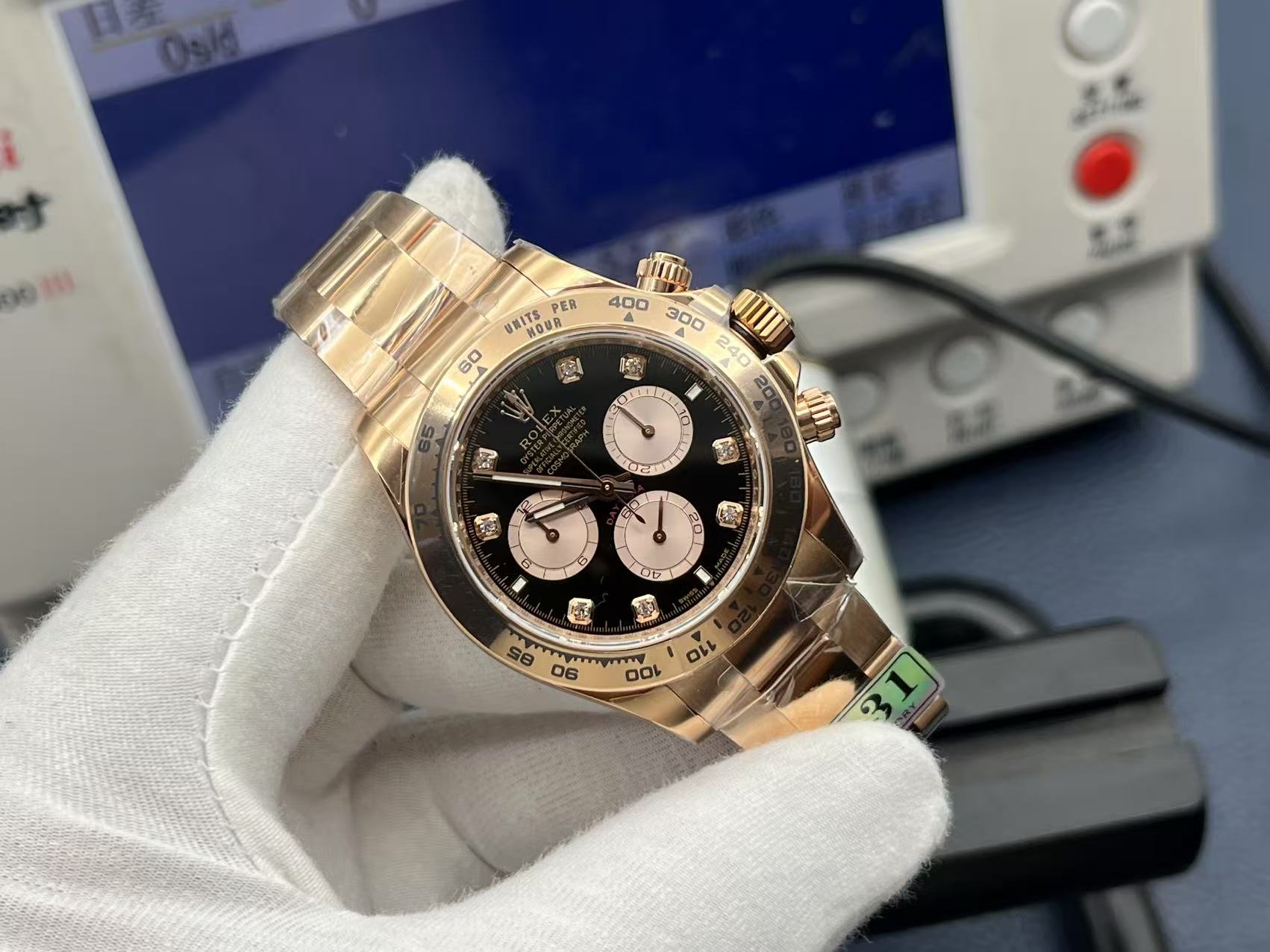 NO:389472,APS new Rolex Rolex 4131 Ditona The 60th anniversary of the birth of the Ditona series has ushered in a new change. The following changes are: ① The scale time mark has become thinner ② The chronograph is more elegant and slender ③ The crown logo is added at six o'clock ④ The ceramic ring has a new metal outer ring ⑤ The new case represents a stronger curve effect ⑥ The movement has been upgraded from upgrade to 4131 Aps new genuine mold opening, from the case strap to the dial, it is perfectly copied, it is the highest version on the market at the moment, very cost-effective, welcome to play, rolex19860909APS新品劳力士Rolex4131迪通拿 迪通拿系列诞生60周年,整个系列迎来了全新的改变,具体有以下几点改变 ①刻度时标变得更加纤细 ②计时表盘更加优雅纤细 ③六点位增加皇冠标志 ④陶瓷圈新增金属外圈 ⑤表壳新一代表耳有更强的曲线效果 ⑥机芯升级从升级为4131 Aps新品全新正品开模,从表壳表带到盘面都是完美复制,是市面上目前最高版本性价比极高,欢迎把玩,,rolex,Watch