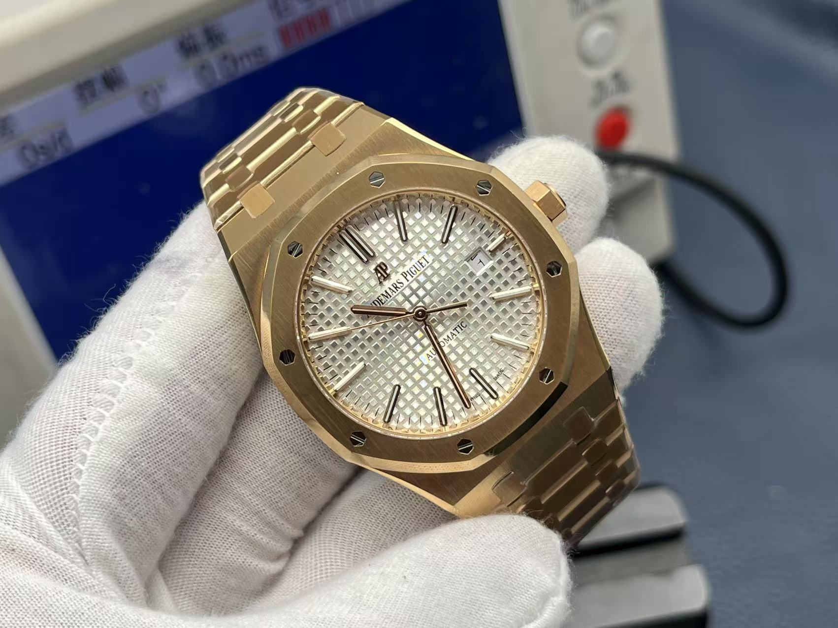 NO:383507,The ZF palace--'Rose Gold' AP Royal Oak Series 15400OR 'All-in-one CAL.' case is made of Swiss 4N rose gold, with pure color, no rust, corrosion resistance, and complying with international and industry standards. It can be said that it is the only 'extreme version' 15400OR on the market. The integrated case and octagonal porthole bezel, and the hexagonal screws are slightly sunken in the case to be comparable to the authentic one. The elasticity and delicate texture of the tank crawler strap is different from the original version, and the curve is smooth. The dial 'TAPISSERIE' is arranged neatly in the horizontal and vertical directions of the decorative dial with the platinum fluorescent three-dimensional hour markers and Royal Oak pointers. (The above details are even more amazing if you see the real thing). The newly developed all-in-one CAL.  The balance wheel position corresponds to the authentic product at 7 o'clock, and the flat hairspring (Flat). The gears and barrel on the deck are all movable and available. The power reserve time is 41 hours consistent with the original version. The ZF 15400OR is brand new and comprehensively upgraded, allowing you to fall in love at first sight and have it at the age you like!  ,19860909ZF殿堂级之作--“玫瑰金”AP皇家橡树系列15400OR《一体机CAL.》表壳采用瑞士4N玫瑰金,色泽纯正,不生锈,抗腐蚀,符合国际和行业标准.可以说是目前市面上唯一的“极限版”15400OR.一体式表壳和八角舷窗表圈,六角螺丝略微凹陷于表壳媲美正品.坦克履带型表带的松紧感和细腻质感与原版相差无恙,弧度流畅.表盘“TAPISSERIE”格纹横竖整齐排列装饰表盘搭配白金荧光立体时标和皇家橡树指针.(以上细节如见实物更是惊艳).全新研发的一体机CAL. 摆轮位置对应正品在7点位置,平面游丝(Flat).甲板上的齿轮与发条盒均真实可动可用.动力储备时间与原版一致的41小时.ZF 15400OR全新全面全升级,让你一见钟情,在喜欢的年纪就能拥有！,,Watch