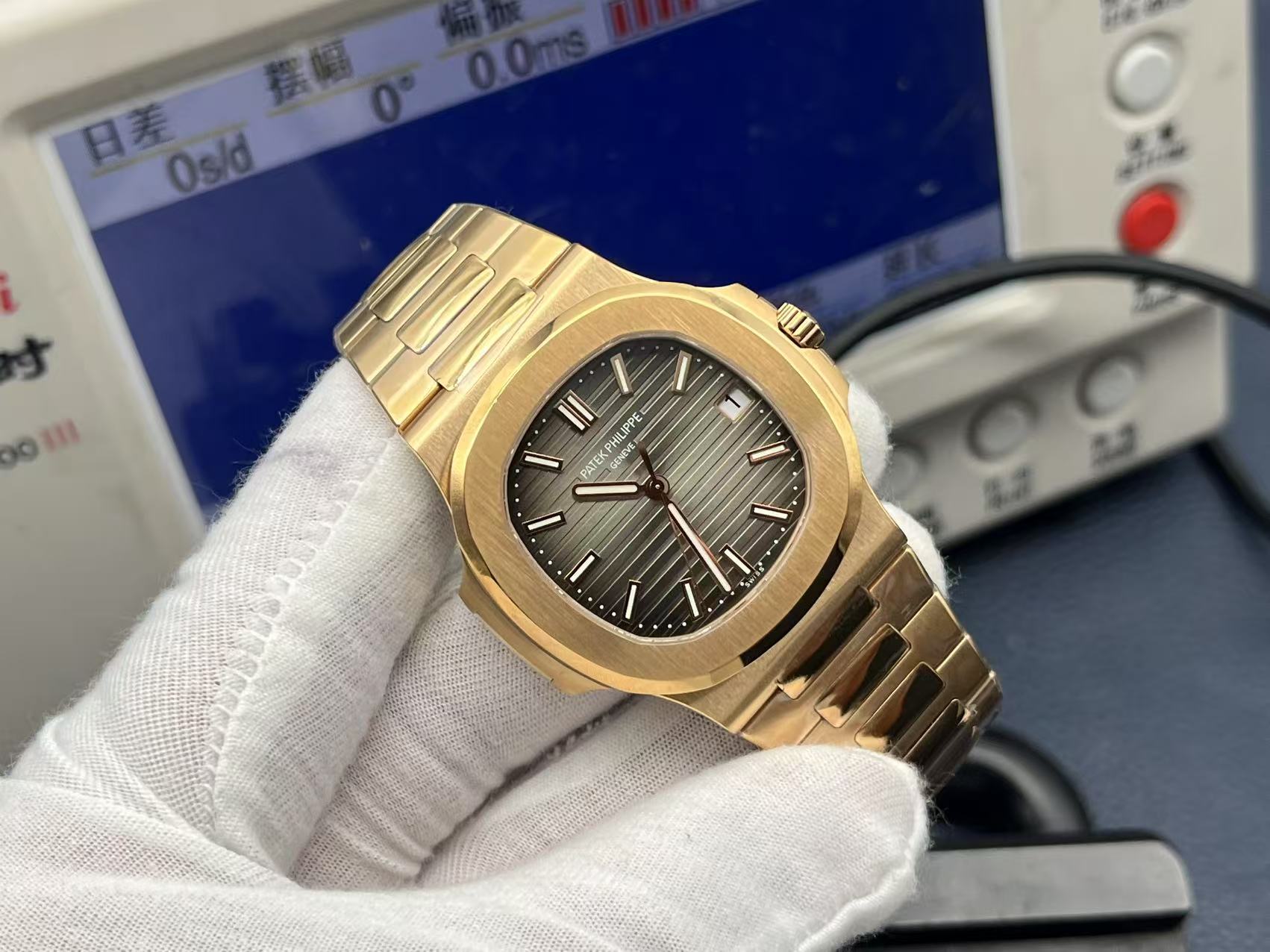 NO:383526,PPF's new generation of super 'watch king' Nautilus Patek Philippe PP /1G was launched shockingly. As the successor of 5711, G made a new debut with a more noble appearance, once again establishing the position of PPF Nautilus as the king!  The 41MM size of PPF's newly opened mold, the 'two-piece' case and the bottom cover are integrated into the original, inheriting the style of PPF's previous Nautilus, using forging and polishing processes, and the layers are modified after multiple layers of polishing, restoring every detail of the authentic product 1:1. The biggest highlight is the use of PP's patented safe folding clasp and equipped with a new adjustment device, which is convenient to operate, safe and reliable, and can extend the bracelet by 2 to 4MM, making it more comfortable to wear on a daily basis.  G is paired with a blue sun-glow dial, and the edges of the dial are black gradient. Unlike the 5711, the horizontal horizontal pattern embossed pattern is cut off at the LOGO, and the width and narrowness of the horizontal pattern are also slightly changed. Nautilus's signature gold three-dimensional hour marker and rod-shaped hand are upgraded to super blue luminous light, and a metal border is added to the calendar window at 3 o'clock. The PPF factory's 5118G movement has also been upgraded, equipped with a 26-330SC automatic winding movement, the original laser-carved font on the deck. The font is clear and precise. It is integrated into a number of innovative technologies and optimized performance, including the winding system. The movement also has a second stop device, so as to ensure that the set time can be accurate to seconds.,,patek philippe19860909PPF新一代超级“表王”鹦鹉螺 百达翡丽PP /1G震撼上市,作为5711的继任者,G以更高贵的样貌重新登场,再次奠定PPF鹦鹉螺的王者之位！ PPF全新开模的41MM尺寸,与正品一致的“两件式”表壳为一体成型的表壳与底盖,传承了PPF以往Nautilus的风格,采用锻纹修饰和抛光工艺处理,经过多层打磨修饰出来的层次分明,1:1还原了正品每个细节.最大亮点是采用PP专利安全折叠式表扣,并配备全新调节装置,操作便捷,安全可靠,可将表链延长2至4MM,日常佩戴更为舒适. G搭配蓝色日辉纹表盘,表盘边缘呈黑色渐变效果.与5711不同的是水平横纹法浮雕图案在LOGO处进行了截断,而且横纹的宽窄也有细微变化.鹦鹉螺标志性的覆荧光徐层的金质立体时标和棒状指针则升级了超级蓝色夜光,3点钟位置的日历窗口增加了金属边框. PPF厂5118G的机芯也进行了升级,搭载26-330SC自动上链机芯,原版一样的激光镭雕甲板上的字体.字体清晰精密.并融入包括上弦系统在内的多项创新技术和优化性能.机芯同时具备停秒装置,从而保证设定时间可以精确至秒.,,patek philippe,Watch