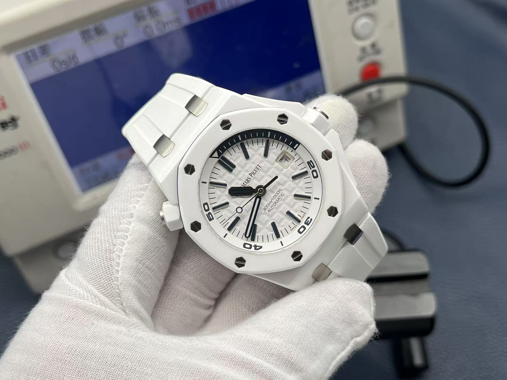 NO:384504,ZF factory has created a brand new ceramic art to create the ultimate black and white diving sporty watch. Audemars Piguet Royal Oak Offshore Series 15707 Series [Case] ​​42MM black and white ceramics are fired at high temperature and high pressure, with strong and powerful lines and fashionable colors, which is refreshing. The surface of the ceramic is brushed to make the appearance more tough and gorgeous, and continues the consistent waterproof performance of the Royal Oak Offshore Type, ensuring reliability in diving. The diving chronograph display is the second-layer bezel in the dial, controlled by the 10-point handle head, and the 3-point handle head controls the winding and adjustment time. Both are screw-in structures. [Dial] is decorated with the brand's traditional 'Méga  Tapisserie has an extra-large check pattern, and is equipped with a luminous fluorescent hand. The 12 o'clock to 3 o'clock in the internal rotational chronograph ring is also decorated with orange and blue display areas. This makes the watch both easy to read and more fashionable and energetic. [Movement] The Calibre self-winding movement produced by ZF factory has a diameter of 26.6 mm and a thickness of only 4.26 mm. The movement has a total of parts, which can ensure sufficient power reserve. [Watch Strap] The strap is made of rubber material that fits the wrist and is matched with titanium alloy pin buckle. The wrist feels light and has no burden when worn, making it easier to move the wrist flexibly. ZF factory is dedicated to the masterpiece and comes from behind!  Hard to fight the various versions of Royal Oak 15707 on the market,,audemars19860909ZF厂全新开创陶瓷艺术,打造极致的黑白潜水运动风腕表 爱彼皇家橡树离岸型系列15707系列【表壳】42MM黑白陶瓷高温高压烧制,拥有强劲有力的线条和时尚的颜色,令人耳目一新.陶瓷表面经过拉丝处理,使得外观更加的硬朗和华丽,并延续了皇家橡树离岸型一贯的防水性能,确保了潜水运动中的可靠性.潜水计时显示为表盘内的二层表圈,由10点位的把头来控制,3点位的把头控制上链及调校时间,两个都是旋入式结构.【表盘】饰以品牌传统的“Méga Tapisserie”超大型格纹,并搭配夜光填充萤光指针,内旋式计时圈的12点钟至3点钟也同样饰以橙色和蓝色显示区.这让腕表既易读读时又显得更加时尚富有活力.【机芯】ZF厂自产的Calibre 自动上链机芯,机芯直径为26.6毫米,厚度仅为4.26毫米.机芯共有个零件,能够保证足够的动力储备.【表带】表带选择贴合手腕的橡胶材质,搭配钛合金针扣,佩戴时手腕倍感轻盈,没有负担感,便于手腕灵活运动. ZF厂潜心巨作,后来居上！硬刚市面上各版本皇家橡树15707.,,audemars,Watch