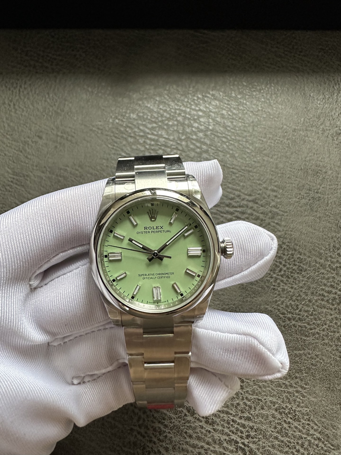 NO:384522,VS The new Oyster Perpetual Model 'Pistachio Green' New Year's new model maintains the original design foundation, Dandong movement has a 41mm size and has changed the crown, using a low-saturation painted dial, with a thinner buckle design to increase practicality!  ,19860909VS 新款蚝式恒动型“开心果绿” 年新款保持原有设计基础,丹东机芯 41毫米尺寸 并改变了表冠,采用低饱和度漆面表盘 更加纤薄表扣设计增加实用性！,,Watch