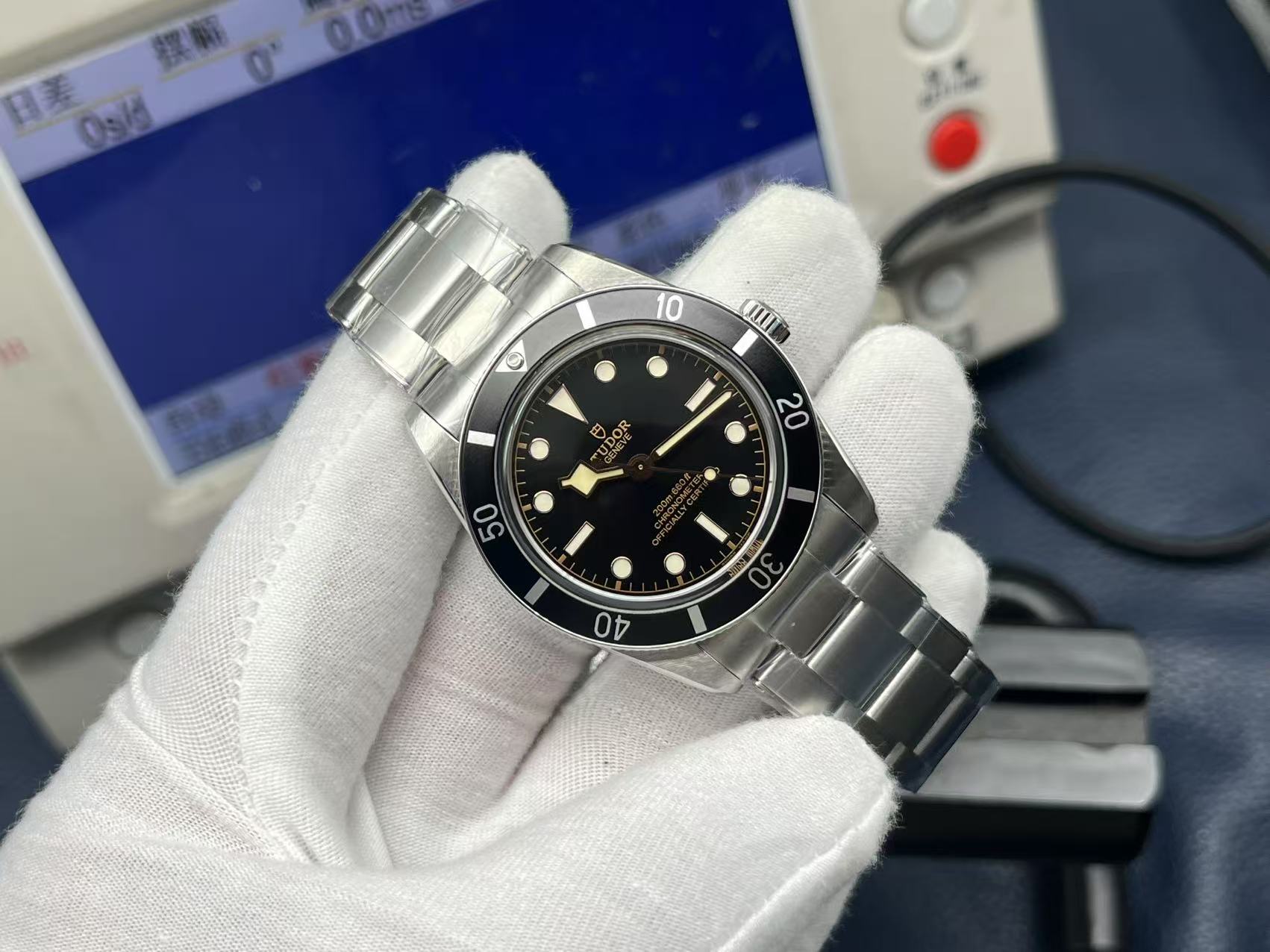NO:384512,ZF Factoty's sincere work!  The new Tudor Biwan 54 37MM watch is a 'small steel cannon' for a truly luxurious diving watch. [Case] ​​37mm diameter, returns to the original size of the Oyster Prince Submariner Biwan 54, paying tribute to the classic Tudor Diving watch. The new Tudor Biwan 54 watch is equipped with beveled lugs. Although the winding crown is still at 3 o'clock position without a crown shield at all, compared with the previous Tudor Biwan series, the shape and posture of the crown have been updated. The grooved crown also adds inspiration to the overall retro style, it looks almost exactly the same as the original and has a Tudor rose pattern. [Dial] The dial is well-made, with a full matte black dial with gold text and minute tracks, and is inlaid with Super-Luminova  The gilded hour marker with luminous coating and some patina adds to add some retro warmth. The golden snowflake pointer also uses the same artificial patina. [Watch strap] The new model is also equipped with a riveted bracelet inspired by the chronological/age retro style, with a very unique step structure, but uses artificial rivets and solid links to provide a retro look with modern sturdiness and fine-tuning convenience. The ZF factory Biwan 54 model is a textbook-like unity of 'full' and 'lightweight'. The gospel of the small wrists is worth looking forward to!  ,,gold plating19860909ZF Factoty诚意之作！怒推TUDOR帝舵表碧湾54型37MM腕表,真正豪华潜水表的“小钢炮”.【表壳】37mm直径,回归了Oyster Prince Submariner原始尺寸的碧湾54型,向经典帝舵潜水表致敬. 全新帝舵碧湾 54 腕表配备斜面表耳.虽然上链表冠仍然位于完全没有表冠护罩的 3 点钟位置,但与之前的帝舵碧湾系列相比,表冠的形状和姿态已经更新.凹槽表冠也为整体复古风格增添了灵感,它看起来几乎与原版一模一样,并带有都铎玫瑰图案.【表盘】表盘做工精良,采用全哑光黑色表盘,饰有金色文字和分钟轨道,使用镶嵌有 Super-Luminova 夜光涂层的镀金时标,并添加了一些铜绿,增添了一些复古的温暖.金色雪花指针也使用了相同的人造铜绿.【表带】新款还配备了受 年代/ 年代复古风格启发的铆接表链,具有非常独特的阶梯结构,但采用人造铆钉和实心链接,提供复古外观与现代坚固性和微调便利. ZF厂碧湾54型是把“饱满”和“轻薄”做了教科书似的统一.小手腕者的福音,值得期待！,,gold plating,Watch