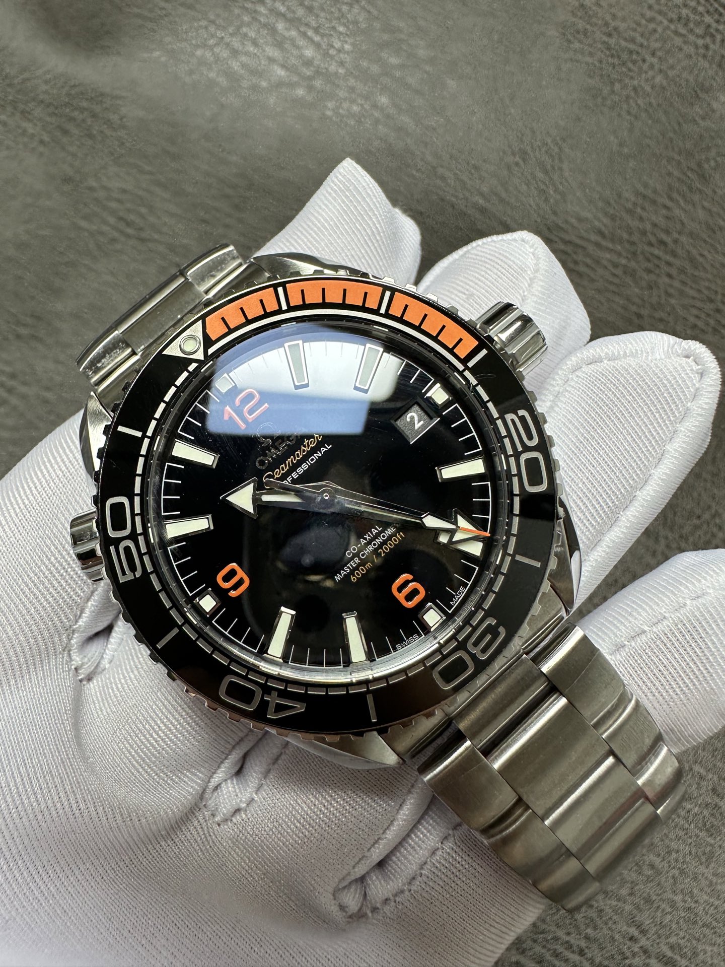 NO:384520,VS Factory Wall Cracked Recommendation The highest version of the market is Omega OMEGA Ocean Universe 600M 'Quart Orange' popular watch!  Welcome to taste it!  1 is equipped with the exclusive and only version of the independent development movement. It truly achieves the original synchronous details and instantly kills all versions on the market!  2 The dial is made of polished black ceramics with imported raw materials, which is flat and smooth, without bubbles or powder!  3 The perfect size is 43.5MM, which is the same as the original product!  The length of the 4-minute and second hand is exactly the same as the original product. The orange scale position of the circle mouth is made of natural rubber, which feels delicate and is flat and clean. Thousands of words are summed up in one sentence, love at first sight, and love goodbye!  Worth buying a good watch!  5 classic calendar models, 316L stainless steel case, bezel rotatable unidirectional, sapphire crystal glass mirror, screw-in stainless steel crown, 316L stainless steel strap with original steel folding buckle!  6 This is a diving watch, so the functions that the diving watch must have, such as sensational luminous light, deep waterproofing, exhaust valve, underwater timing function, etc., but for this watch, I want to mention the texture brought by the hand. The feeling different from that of Laogui is that the seahorse will be more fitting and natural. The tacit understanding between the wrist and the watch body increases very quickly when you get started!  A good watch requires the perfect design of the designer, and also requires high-quality materials to reflect its value!  VS Ingenious Craftsmanship, meticulous craftsmanship, inheritance of craftsmanship. Welcome all friends to appreciate it!  , omega19860909VS Factory墙裂推荐 市场最高版本 欧米茄OMEGA海洋宇宙600M“四分之一橙”爆款腕表！欢迎品鉴！ 1搭载独家唯一对版的自主研发机芯.真真做到各种细节同步原装,秒杀市面一切版本！ 2表盘采用进口原料抛光黑色陶瓷精制而成,平整光滑,没有气泡和粉粒！ 3完美尺寸43.5MM,跟正品原装一致！ 4时分秒指针长度 与正品一致刚好到字钉边缘,圈口4分之一橙刻度位置采用天然橡胶,手感细腻,平整干净.千言万语汇成一句,一见钟情,再见痴情！值得入手一款好表！ 5经典日历款,316L精钢表壳,表圈可单向旋转,蓝宝石水晶玻璃表镜,旋入式精钢表冠,316L精钢表带配精钢原装折叠扣！ 6这是一款潜水表,所以潜水表该有的功能那必须是有的,骚气的夜光,深度的防水,排气阀门.水底计时功能等等,但对于这款表,我更想说的是上手之后带来的质感,与劳鬼不一样的感觉在于,海马会更加贴手与自然,上手的第一时间手腕与表身的默契度上涨非常快！一块好的手表需要设计师的完美设计,也需要高品质的材质去体现它的价值！ VS匠心独运 精雕细琢 匠心传承 欢迎各位表友品鉴！,,omega,Watch