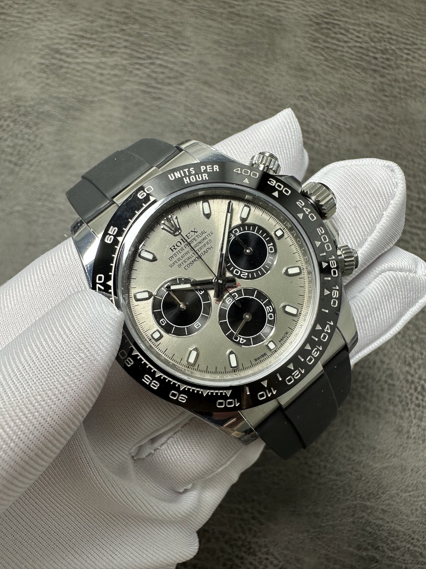 NO:384532,VS Factory wall crack recommendation VS new product Rolex Ditona watch pays tribute to the classics and taste a different life!  This time, the most stable super version in the market is launched. VS new product Ditona series!  The entire series has ushered in a new change, with the following changes: 1 The scale time mark has become thinner 2 The chronograph is more elegant and slender 3 The crown logo is added at six o'clock 4 The ceramic ring has a new metal outer ring 5 The new case represents the ears with stronger curve effect 6VS exclusive customized Dandong movement VS has also made a new breakthrough in the development of this new product, and it has finally been perfectly released!  Full of details. This time, every spare parts are carefully reproduced and rewarded with the most perfect quality possible. 1. All colors of the dial are consistent with the original version, and there is no color difference!  Each time scale is finely cast and chamfered and polished, and platinum electroplating is used to ensure that it will not fade forever!  The font on the disk is clear and three-dimensional!  2. Customized 904L stainless steel belt from VS factory, top-quality wire drawing technology!  The tape is made of natural fluoroelastic tape, the tape is built-in memory steel sheet, and the raw ear holes are also equipped with anti-broken steel passes. 3. The needle is made of BUff factory high-end watch needle, plus platinum fine plating, no burrs. The three small second hand and large second hand are all solid needle shafts, and the needle cap is in the shape of a mushroom head. 4 The authentic ceramic ring mouth is filled with platinum electroplating through PVD technology. The font is the same as the original, and the overall quality of the original is restored!  5. The metal seal logo of the AU. Dog head logo on the back is clearly visible. 6. The Dandong movement is precisely because of its extremely stable performance, and its power reserve can reach a real 72-hour long. VS craftsmanship masterpiece Please recognize VS exclusive quality. Welcome to taste it!  ,rolex,hats19860909VS Factory墙裂推荐 VS新品 劳力士迪通拿腕表 致敬经典 品味不一样的人生！ 本次推出目前市场最稳定的超级版本. VS新品迪通拿系列！整个系列迎来了全新的改变,具体有以下几点改变 1刻度时标变得更加纤细 2计时表盘更加优雅纤细 3 六点位增加皇冠标志 4陶瓷圈新增金属外圈 5表壳新一代表耳有更强的曲线效果 6VS独家定制版丹东机芯 VS在本次新品研发也有了新突破,终于完美出炉！细节满满,这次岀品精心复刻每一个零配件,尽可能以最完美的品质回馈表友们. 1.表盘所有颜色均与原版一致,无色差！每个时标刻度都精抛倒角打磨的基础上采用铂金电镀做到永久不退色！ 盘面字体清晰分明立体感十足！ 2. VS厂订制904L精钢钢带,顶级拉丝艺！胶带采用天然氟橡胶胶带,胶带内置记忆钢片,生耳孔也加装防断钢通. 3.表针采用BUff工厂高端表针,再加上铂金精镀,无毛刺,三枚小秒针和大秒针均按用实心针轴,针帽呈蘑菇头状. 4正品同款陶瓷圈圈口,通过PVD技术铂金电镀填充,字体与原版一致,整体还原了原版品质！ 5表耳背部AU.狗头标金属钢印标识清晰可见. 6丹东机芯正因为它的极其稳定性能,动力储能更能达到真正的72小时之久. VS匠心力作 请认准VS独家品质 欢迎各位表友品鉴！,,rolex,hats,Watch