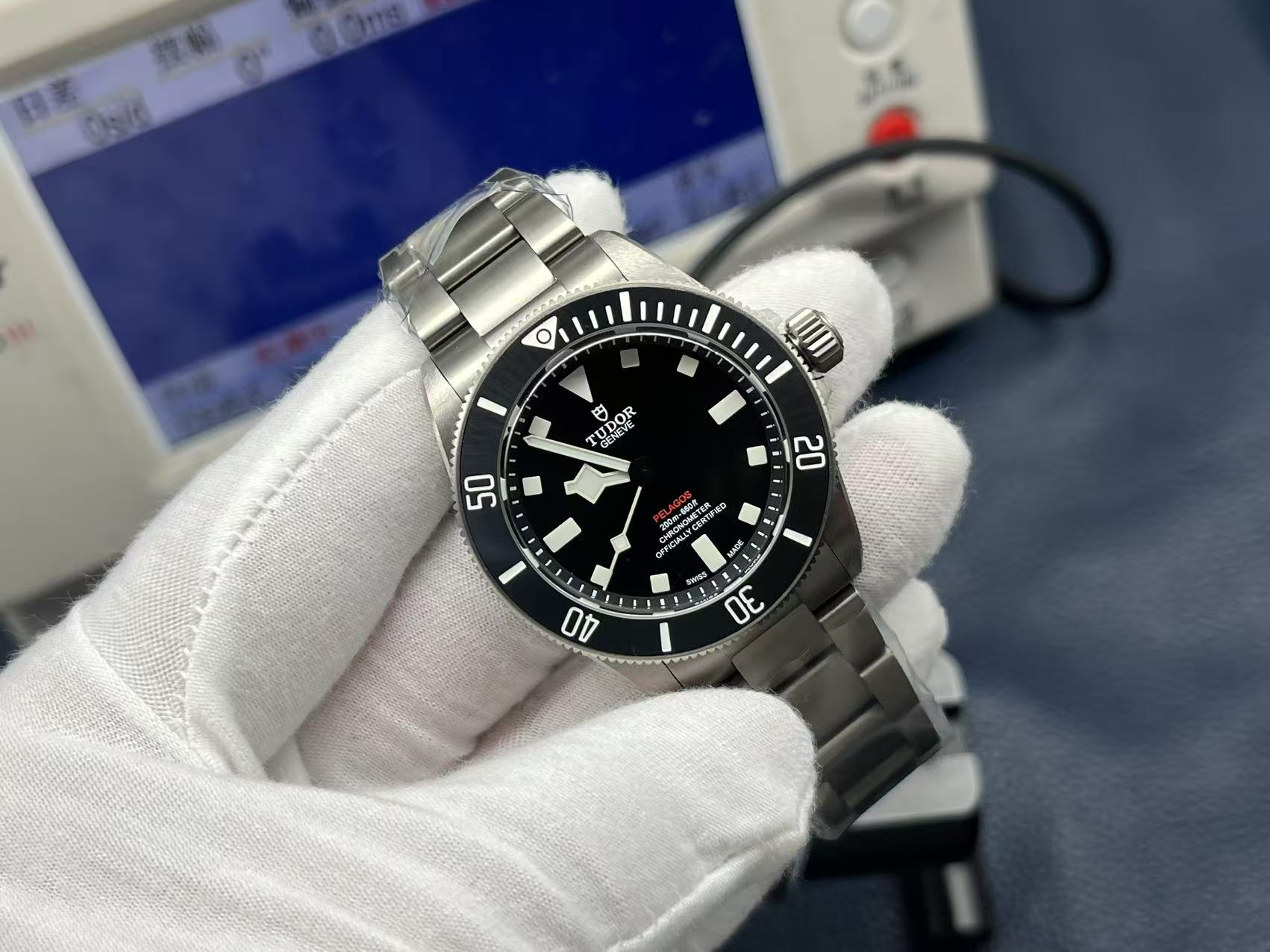 NO:384537,The new star in the city diving watch, ZF Dido-ling submersible 39 watch with a 39 mm size and flexible and versatile design injects new vitality into the professional diving watch family of Tudor. The case is made of matte titanium metal, and it will look deeper visually after being frosted. The full watch is brushed and the titanium shell greatly reduces the weight of the watch. Coupled with the compact size and thin thickness, this is a sports watch that is very suitable for daily wear. The inner ring in the rotating outer ring is made of black ceramic and decorated with exquisite sunlight radiation patterns. The white luminous coating marks the scale, allowing time to be read clearly at night.  The black dial has sandblasting, which contrasts sharply between the two processes and has a strong sense of layering. The pointer continues to continue the design of Tudor's 'snowflake needle' which is also one of the characteristics of Tudor's diving watches, improving the brand recognition. At the same time, due to the reduction in the watch diameter of this Tudor 39, the dial also abandons the previous 3 o'clock calendar window, and looks more simple and pure visually. The ZF Tudor 39 model has become another masterpiece in the professional diving market with its unique aesthetic design and excellent performance. Whether it is technology or design, it reflects the Tudor watch's persistent pursuit of quality.19860909城市潜水表”中的新星,ZF帝陀领潜型39腕表 39毫米的尺寸,灵活百搭的设计,为帝舵的专业潜水腕表家族注入了新的活力.表壳磨砂钛金属制成,经磨砂处理后视觉上看会更加的深沉,全表拉丝,钛壳大幅降低了手表的重量,加上紧凑的尺寸,偏薄的厚度,这是一只非常适合日常佩戴的运动表. 旋转外圈中的内嵌字圈以黑色陶瓷制成,并饰以精美的阳光放射纹.白色夜光涂层标记刻度,使得夜晚也能清晰读取时间. 黑色的表盘,凸缘则是经过喷砂处理,两种工艺之间形成鲜明对比,层次感也非常强.指针继续延续帝舵的‘雪花针’设计,这也是帝舵潜水表的特征之一,提高了品牌的识别度.同时,这只帝舵领潜39因为表径缩小的原因,盘面也摒弃了之前3点位的日历窗口,视觉上看起来则更加的简洁纯粹. ZF帝舵领潜型39表款以其独特的美学设计和卓越的性能,成为了专业潜水市场的又一力作.无论是技术还是设计,都体现了帝舵表对品质的执着追求.,,Watch