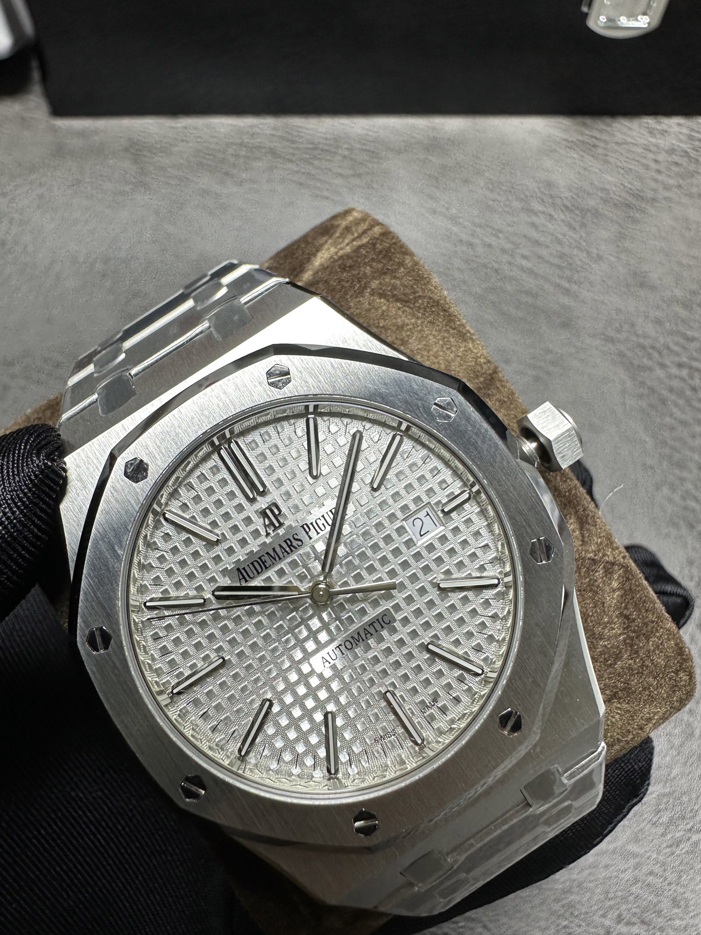 NO:383822,ZF Audemars Piguet Royal Oak 15400V2 Edition - shockingly upgraded movement shock absorber is the Ingabriel shock absorber, which is consistent with the original version - redefine the strongest version!  [Technical Breakthrough] 1. Solve the thickness problem and use the movement to change to Audemars Piguet CAL. All-in-one machine!  The thickness reaches 9.8mm and the original one (the thinnest one on the market is about 11mm) 2. Sky-high watch needles made in Switzerland (precedented in the imitation watch industry) The gloss, shape, three-dimensional sense and luminous light of gold watch needles can be instantly defeated by all imitations!  [Revised main details] 1. The dial 'Audemars Piguet' and the dial are raised, not in a flat state. 2. ZF improves technology to maximize the font of the calendar. 3. You can compare all versions on the market and find that the 'biscuit texture' on the ZF dial is better three-dimensional. The fine lines on the biscuit patterns are very exquisite. The dial color can also stand out!  4. The 'cushion belt' of the steel strip head particle pays tribute to the original, and the elastic feels exactly the same. This is also the result of countless attempts. 5. The AP-printed logo on the steel strip buckle can be slightly moved, and only by savoring the details of the original can reflect the essence. 6. Super automatic, the color is the same as the original (the general version on the market is red). The relief of the A-family badge on it is also more refined and moist. For the replica 15400 series ZF, 15400 white, blue, and black. Three originals are purchased!  Produced by ZF - Super God does not need explanation. Welcome to taste it!  ,audemars,gold19860909ZF爱彼皇家橡树15400V2版——震撼上线升级机芯避震器为因加百禄避震器,与原装一致——重新定义最强版本！【技术突破】 1.解决厚度问题,采用机芯改爱彼CAL.一体机！实现厚度达到9.8mm与原装一样（市面其他版本最薄的在11mm左右） 2.天价表针 瑞士制造（开仿表界先例）等价黄金的表针其光泽度,形状,立体感和夜光.效果可以秒杀现在所有仿品！【修正主要细节】 1.表盘“Audemars Piguet”与表盘是呈现凸起状,而非持平状态. 2.ZF通过提升成从而提升技术,把日历的字体做到极致. 3.各位可以对比一下现在市面的所有版本,会发现ZF表盘上的“饼干纹理”更佳立体.饼干纹上的细纹十分精妙.表盘颜色也可傲视群雄！ 4.钢带头粒的“缓冲带”致敬原装,松紧的感觉一模一样.这也是尝试了无数次的结果. 5.钢带扣上的AP字印LOGO是可以微微活动的,品味原装的细节,才能体现精髓. 6.超级自动陀,颜色于原装一致（市面一般版本均偏红）其上的ap家族徽章浮雕也更加精致润泽.为复刻15400全系列ZF购入15400白色,蓝色,黑色.三只原装！ ZF出品——超神不需要解释 欢迎各位表友品鉴！,,audemars,gold,Watch