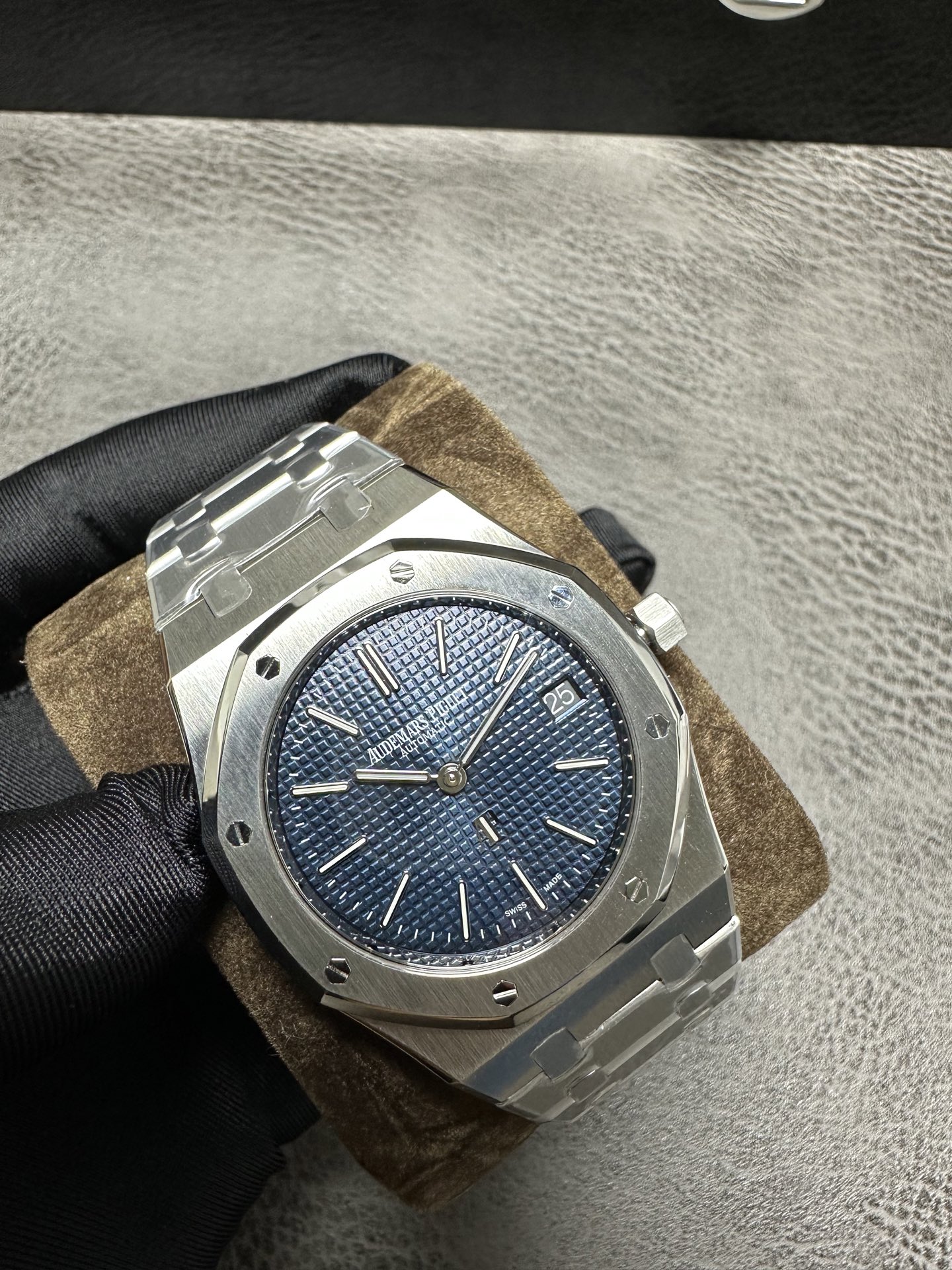 NO:383833,Produced by ZF - Audemars Piguet's popular ultra-thin steel king - 15202 is officially launched!  [Excellent details] The watch size is 39mmX8.6mm (the most bookmark on the market) 1. Customized version of Cal.2121 movement (the basic module is derived from the Citizen movement in Japan) 2. The function of adjusting the calendar is the same as that of the authentic product!  3. The color of the plate is firm and steady, deep as the sea. The 'biscuit pattern' has three-dimensional and naturally edges and corners. The small patterns on the biscuit pattern are very delicate. 4 The AP steel strip produced by ZF is just like the genuine ones and will not clamp your hand!  ZF vividly reproduces the charm of the original [God-level steel belt] 1. Grinding and restoring the invincible texture of the genuine product 2. The size and proportion of the strap knot are developed according to the original version, the overall smooth as jade, soft as silk, and the wearing experience is extremely comfortable 3. The buckle opens and closes, and the sound is crisp, and the precision of each accessories is at its peak. After 15400 15500, ZF climbs the peak of steel watches again. God-level texture, the king of polishing!  Please appreciate and play with all the watch friends!  ,,audemars19860909ZF出品——爱彼大热门超薄钢王——15202正式上线！【精彩细节】腕表尺寸39mmX8.6mm（市面上最簿的） 1.定制版Cal.2121机芯（基础模组源自日本西铁城机芯） 2.调日历的功能和正品一致！ 3.盘面颜色沉毅稳健 深邃如海 “饼干纹路”立体自然有棱角  饼干纹上的小纹,非常细腻 4 ZF出品的AP钢带和正品一样上手不会夹手毛！ ZF淋漓尽致的复刻了原装的魅力【神级钢带】 1.打磨还原正品的无敌质感 2.带身表带结的大小,比例,根据原版开发,整体平滑如玉 柔软如丝,佩戴体验极度舒适 3.表扣开合感紧致,声音清脆,各配件的精密度均发挥到了极致. 继15400 15500之后ZF再攀钢表高峰 神级质感,打磨之王！ 敬请广大表友鉴赏把玩！,,audemars,Watch