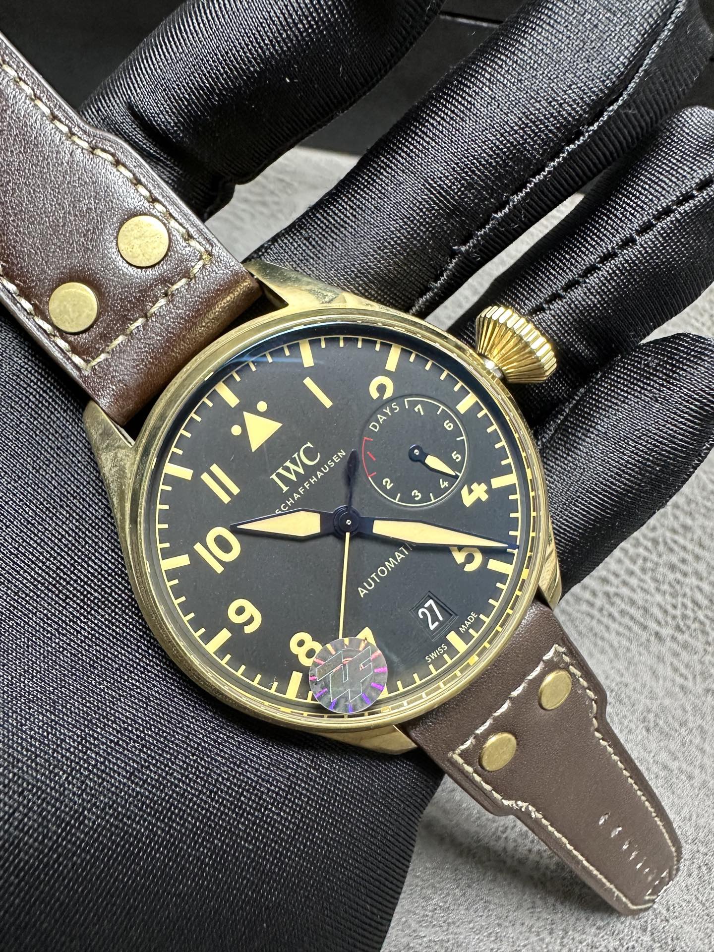 NO:383842,ZF Factory wall crack recommendation Air overlord [rough and heroic, showing the true nature of a man]  Produced by ZF - IWC Bronze Flying Overlord (Big Pilot) series. Wild and masculine design, domineering side leakage. Delicate and gentle craftsmanship, fire and fire. The two complement each other - hard and soft, tiger roaring and ape crying. [Case] ​​The wide and thick case is dynamic and tough. Each workpiece has undergone layers of checking by the ZF watchmaker and meticulously carved. The micro-arc lines at the lugs are in the right temperature and are synchronized with the original. It is ergonomic, making the wearer more comfortable with the hands. [Dial] Simple design, majestic, and functions are synchronized with the original. They are respectively, hour, minute and second three-hand display, calendar, and real kinetic energy display at the three-point position. [Movement] The powerful case contains a gentle heart. ZF follows the original footsteps and replicates the original Cal.51111 movement. The internal structure is 80% consistent. The functions are 100% realized.  Produced by ZF, it must be a fine product. ZF air overlord shows his true nature.19860909ZF Factory墙裂推荐 空中霸主【粗率豪迈,尽显男儿本色】 ZF出品—IWC青铜大飞空中霸主（大飞行员）系列.狂野阳刚的设计,霸气侧漏.细腻温柔的工艺,炉火纯青.两者相辅—刚柔并济,虎啸猿啼.【表壳】宽厚的表壳动感硬朗.每一只工件都经历ZF制表师的层层把关,精雕细琢.表耳处微弧式的条线掌握的恰到火候,与原装同步.符合人体工程学,让佩戴者更加贴手舒适.【表盘】简约的设计,大气磅礴.功能同步原装.分别为,时分秒三针显示,日历,以及三点位置的真动能显示.【机芯】强悍的表壳之下蕴含一颗温柔的心.ZF紧跟原装脚步,复刻原装Cal.51111机芯.内部结构有百分之八十吻合.功能百分百实现. ZF出品,必属精品.ZF空中霸主,尽显男儿本色.,,Watch