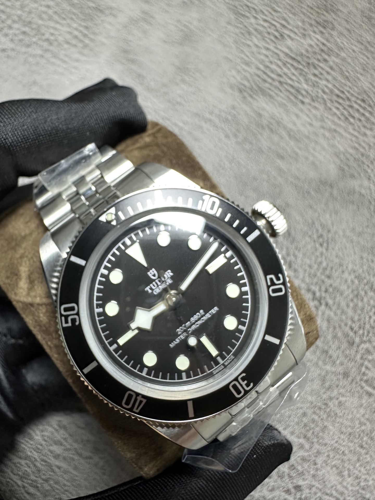 NO:383800,ZF Dituo's new monochrome Biwan has ushered in the third innovation of the Biwan series with advanced watchmaking technology and renewed aesthetic style!  The new Biwan M7941A1A0NU-0003 is the first time that the Biwan series has launched a watch in monochrome. The watch is made of stainless steel with a diameter of 41 mm. From the front of the watch, the case is treated with large-area brushed technology, but the sides are polished with large areas, which contrasts brightly and darkly. This is also the usual way for Tudor Sports Watch to treat the case. The black one-way rotating outer ring with a 60-minute scale is decorated with silver decoration, which echoes the disc. The disc adopts an all-black design, but if you enlarge it, you will find that the entire disc is slightly rounded arched, and it is matched with a blue crystal mirror with a round arch, which looks quite retro. At the same time, the disc is also decorated with exquisite sun radial patterns, adorned with a small amount of silver decoration, which is simple but not simple.  The watch adopts a dense bottom design, and there is no unnecessary decoration at the bottom. The oval five-chain steel strap is equipped with a Tudor 'T-Fit' buckle. The strap can be accurately adjusted according to the wearer's wrist width to ensure a good wearing experience. The new model adopts an ink-black dial design, with the bezel and dial in the same color, and is paired with silver rhodium-plated three-dimensional hour markers and hands, making the watch look very refreshing overall. Produced by ZF, it is determined to win,19860909ZF帝陀全新单色碧湾,以先进制表科技与焕新美学风格迎来了碧湾系列的第三次革新！ 全新碧湾M7941A1A0NU-0003,这是碧湾系列首次推出以单色呈现的腕表. 腕表采用41毫米直径的不锈钢材质打造表壳,从腕表正面看,表壳采用大面积拉丝工艺处理,但侧面则大面积使用抛光工艺打磨,一明一暗形成鲜明对比,这也是帝舵运动表对表壳一贯的处理方式. 60分钟刻度的黑色单向旋转外圈点缀有银色装饰,与盘面形成呼应.盘面采用全黑色设计,但放大观察,会发现整个盘面呈现微微的圆拱形,搭配同样是圆拱形的蓝水晶表镜,看上去颇具复古感.与此同时,盘面还装饰有精致的太阳放射纹,点缀上少量银色装饰,虽然简洁却不简单. 腕表采用密底设计,底部并未设有多余装饰,椭圆形五链节钢表带,配备帝舵表“T-Fit”表扣,表带可根据佩戴者手腕宽度精确调整,确保良好佩戴体验. 全新表款采用墨黑色表盘设计,表圈与表盘同色,搭配银色镀铑立体钟点标记与指针,使腕表整体看上去非常清爽. ZF出品,志在必得,,Watch