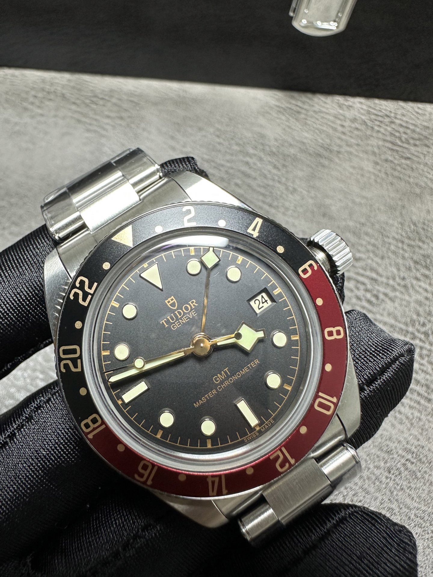 NO:383811,ZF is ambitious and retro. The new Biwan GMT 'COKE ring' watch of Tudor continues the classic 39mm size, and its thickness is reduced by nearly 2mm compared to other series of watches, down to 12.8mm. The various iconic retro elements of the watch are derived from the 7924 diving watch launched by Tudor in 2018. The bezel design of one red and one black is affectionately called the 'COKE ring' by the public because the color scheme is similar to the packaging color of Coca-Cola. The red and black aluminum ring presents a simple texture and has a more retro color.  On the round arched matte black dial, the hands, hour markers and scales are all treated with gold, which echoes the bezel. Tudor's classic logo, the 'Snowflake' hour hand, slowly swept through with time. In addition to the three time-travel hands, the end of the second time zone pointer also adopts a snowflake design, pointing to the black and red 'COKE circle'. In addition, the hour markers and four pointers are coated with A-level Swiss Super-LumiNova luminous coating to ensure the luminous display function of the diving watch. The three-link 'rivet' stainless steel strap is equipped with the 'T-fit' buckle of the Tudor watch, which can be fine-tuned by itself, which is relatively convenient. Produced by ZF, it is determined to win,19860909ZF野心勃勃,复古到底.帝舵全新碧湾型GMT款“COKE圈”腕表 表壳延续了型经典的39毫米尺寸,厚度也相较于其他系列表款缩减了将近2毫米,降至12.8毫米,腕表的各项标志性复古元素均源自年帝舵推出的7924潜水表.一红一黑的表圈设计,因配色酷似可口可乐的包装颜色,便被大众亲切地称为“COKE圈”,红黑铝圈则呈现出一种古朴的质感,更有复古色彩. 圆拱形哑光黑色表盘上,指针、时标、刻度均采用了金色处理,与表圈相呼应.帝舵的一大经典标志——“雪花”时针随着时间流逝缓缓划过,除三根走时指针外,另一根第二时区指针的尾端同样采用了雪花设计,指向黑红相间的“COKE圈”.除此之外,时标及四根指针均涂覆了A级瑞士Super-LumiNova夜光涂层,确保潜水表的夜光显示功能. 三链节“铆钉式”不锈钢表带,配备了帝舵表表“T-fit”带扣,可自行微调,比较便捷. ZF出品,志在必得,,Watch
