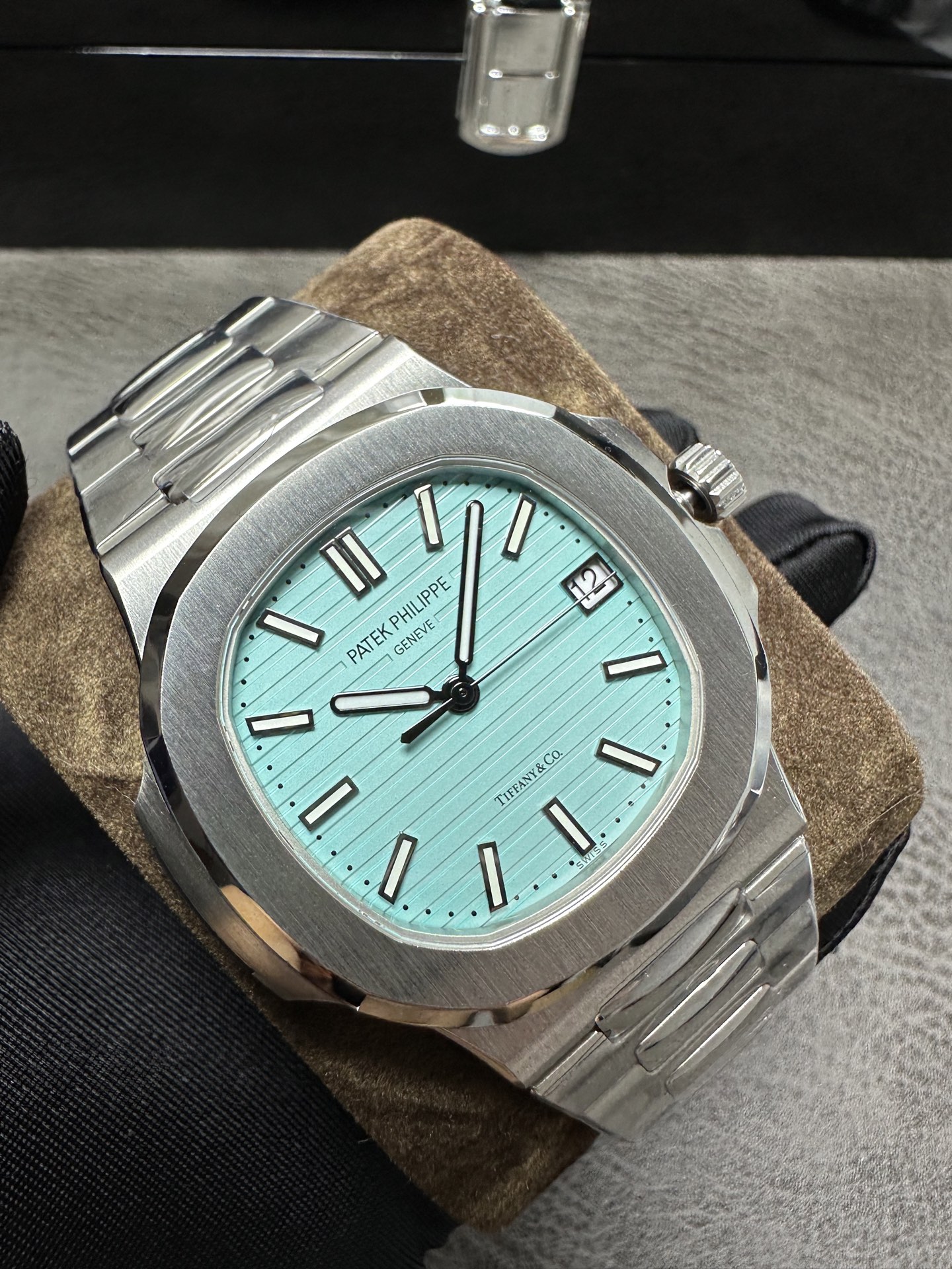 NO:383916,[WY-3K Factory wall crack recommendation, 3K latest all-in-one new product] The highest version of the market, the real king Patta Nautilus 5711 Patta co-branded Tiffany global limited edition model!  Nautilus launched the upgraded original machine noise-free lettering version. Detailed upgrade interpretation: 1. The upgraded movement is fully engraved, clear and wear-free, and the texture is ultimate. 2. The upgraded automatic trolley piece is adopted, Swiss ultra-precision bearings, and the industry's unprecedented installation trolley piece technology is achieved. 100% noise reduction. 3. The original movement, no fake clips, no fake balance wheels, no fake rubies. The WY-3k factory completely replicated the out-of-print high-quality 324SC movement of 3.3 mm. 4. The upgraded dial scale is luminous and bright, and the overall achieves harmonious and synchronous brightness. 5. The classic Nautilus blue disc currently improves the colors consistent with the authentic products, killing the details and workmanship of other factories in the dial. 6. Each watch in the calendar window is horizontally positioned without deflection.  7. The head adjustment gear smoothness is debugged multiple times to the best state. This makes the upgraded grenade adjustment time and the feel of the chain rolling smoothly!  8 The entire watch has been upgraded to 8.3 mm in thickness, perfectly realizing the thinnest mechanical watch on the entire network, equivalent to the original thickness. It is extremely comfortable to wear. 9 The focus is on 324Sc movement to adjust the calendar clockwise, that is, adjust the calendar from up to down. Pay attention to the analysis of the same as the authentic product. 10 When adjusting the time, pull the crown and the second gear. The large second hand does not stop. It is also consistent with the authentic product. WY-3K factory produced Patek Philippe 5711 Nautilus, upgraded to the original version of the noise-free lettering version. The popular product that dominated the entire network in the year!  !  !  !  3K Factory's craftsmanship masterpieces welcome all watch friends to appreciate your taste!  ,,patek philippe19860909【WY-3K Factory墙裂推荐 3K最新一体机新品】市场最高版本 真正的王炸百达鹦鹉螺5711百达联名Tiffany全球限量款！鹦鹉螺推出升级原版机无噪音刻字版.详细升级解读: 1升级机芯全部精雕刻字,清晰不磨损,纹理做到极致. 2升级自动陀片,采用瑞士超精密轴承,业界史无前例的安装陀片工艺.做到百分百降噪音. 3原版机芯,无假夹版,无假摆轮,无假红宝石.WY-3k厂完整的复刻出3.3毫米的绝版高品质324SC机芯. 4升级表盘刻度夜光超亮,而且整体做到和谐一致同步亮度. 5鹦鹉螺经典蓝盘,目前改进与正品一致的颜色,秒杀其他工厂的表盘细节和做工. 6日历窗口每一只手表做了水平正位,不出现偏斜遮挡. 7把头调节档位顺畅度的多次调试,调试到最佳状态.使得升级版手雷调校时间和上链的手感畅顺！ 8升级了整个手表厚度8.3毫米,完美实现全网最薄机械表,等同原装厚度.佩戴起来舒适无比. 9重点强调324Sc机芯顺时针调日历,也就是由上往下调日历.注意辨析和正品一致. 10调节时间的时候,拉表冠二挡.大秒针是不停止的.和正品也是一致. WY-3K厂出品 百达翡丽5711鹦鹉螺,升级原版机无噪音刻字版.年独霸全网的爆款！！！！ 3K Factory匠心力作 欢迎各位表友您的品鉴！,,patek philippe,Watch