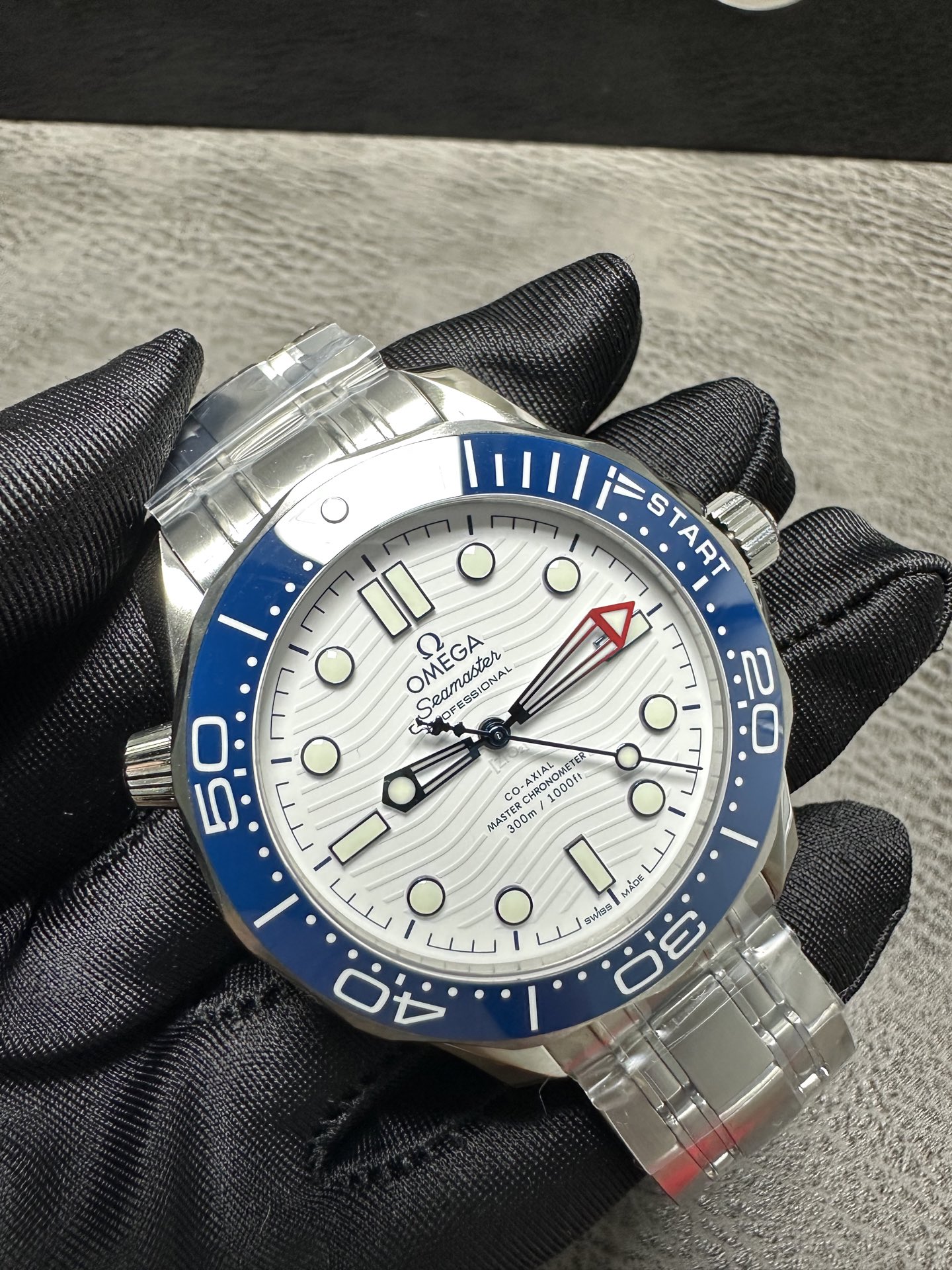 NO:384489,VS Factory's latest style recommendations Omega Seahorse 'Commander' Limited Edition Seahorse M Diameter 42MM Seahorse Series Buy the original 1-1 mold to create top quality!  [1] The new seahorse rice has been upgraded to a consistent all-ceramic dial [2] The new seahorse rice has been upgraded to a consistent perspective bottom [3] The scale and characters on the ceramic ring are upgraded to a 'white enamel' process and do not turn yellow easily. The pure white and glossy font is brighter for a long time. The red part of the ring lips is natural silicone, the method is consistent, the inlay process is flat, smooth and delicate. [4] The upgraded case is 42mm, the 11-point exhaust valve is changed to a cone shape, and the bottom line of the new rice case is not that big. [5] The upgraded strap head particle can be bent and more close to the hand, the buckle can be adjusted in length, and the customized version of the 8806 movement!  VS craftsmanship masterpieces welcome to taste it!  , omega19860909VS Factory最新款式推荐 欧米茄海马“指挥官”限量版 海马M 直径42MM 海马系列 购入原版1-1开模打造顶级品质！【1】全新海马米升级为与一致全陶瓷表盘【2】全新海马米升级为与一致透视底【3】升级陶瓷圈上的刻度和字 采用“白珐琅”工艺不易变黄 长久保持纯白有光泽字体更亮.圈口红色部分为天然硅胶,做法一致,镶嵌工艺,平整光滑细腻.【4】升级表壳为42mm,11点位排气阀门改为圆锥形,新款米表壳底线光边没那么大.【5】升级表带头粒可弯曲更加贴手,表扣可调节长度,定制版8806机芯！ VS匠心力作 欢迎各位表友品鉴！,,omega,Watch