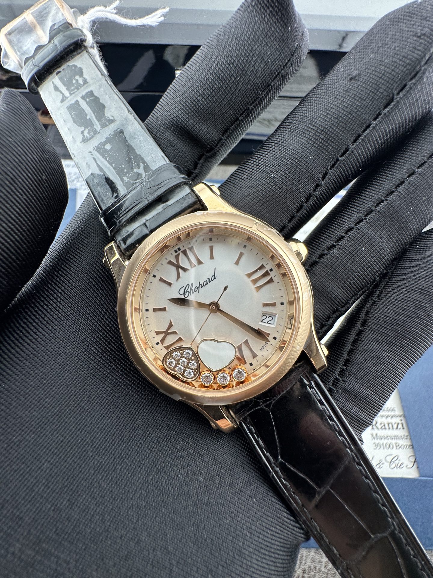 NO:384103,[NR Factory2025 Wall Cracked Recommendation] V2 Version Chopin Happy Diamond 36MM Quartz Version Happy Diamond (HAPPY DIAMONDS) As Chopard's most popular and best-selling series, it has always interpreted the concept of Chopard's iconic agile diamonds in delicate ways. This series of works is soft and fashionable. It is said that men wear all over the world and women wear Chopard, and gold (in) and diamonds (earning) are also very good. The diamond balls in the dial can slide freely and rotate, and run in time. The fortune is rolling, making every woman stun the world with the most charming shape. The Chopard Happy Diamond series brought to you this time is the most representative watch of Chopin. The most distinctive laminated glass diamond produces spin, like a dance. It can be said to be a blessing on women's watches. A classic watch home with the exception of blue balloons. This Happy Sport stainless steel watch is fashionable and gentle.  The iconic movable diamond dances happily and is full of brilliance. The smooth styling, dynamic case and a modern dial perfectly reflect Chopard's interpretation of casual style. The movement is a Swiss quartz movement!  The strap also has to be mentioned. The American crocodile leather strap is back if the bag is fake. It doesn’t need to say how luxurious it is. I will never recommend it to you without full confidence. A real big and good product. If you can grab one at such a bargain price, just have a secret fun!  NR Factory2025 craftsmanship masterpieces welcome to taste it!  , iwc,chopard,crocodile skin19860909【NR Factory2025墙裂推荐】V2版本 肖邦快乐钻36MM石英版快乐钻（HAPPY DIAMONDS）作为萧邦最热门最畅销的系列一直以细腻的手法诠释萧邦标志性灵动钻石的概念,此系列作品柔美而时尚,都说男戴万国女戴萧邦 有金（进）有钻（赚）寓意也很好.表盘内的钻石滚珠可自由滑行转动,时来运转 财运滚滚,让每一位女性都以最迷人的造型惊艳世人. 这次给大家带来的萧邦快乐钻系列 是肖邦旗下最具代表性的腕表 最有特色的夹层玻璃的钻石 产生自旋 犹如舞蹈 在女表上可以说是福音 多了一款蓝气球除外的经典腕表之家 这款Happy Sport精钢腕表时尚而温婉 标志性的活动钻石欢快舞动、流光溢彩 造型流畅、极具动感的表壳 和富有现代感的表盘 完美体现萧邦对休闲风格的诠释 机芯为瑞士石英机芯！表带同样不得不提 美洲鳄鱼皮表带 如假包退 有多奢华不用多说了吧 没有十足的把握绝对不会推荐给你们 真正的重磅好货 这么白菜价能抢到一个就偷着乐吧！ NR Factory2025匠心力作 欢迎各位表友品鉴！,,iwc,chopard,crocodile skin,Watch