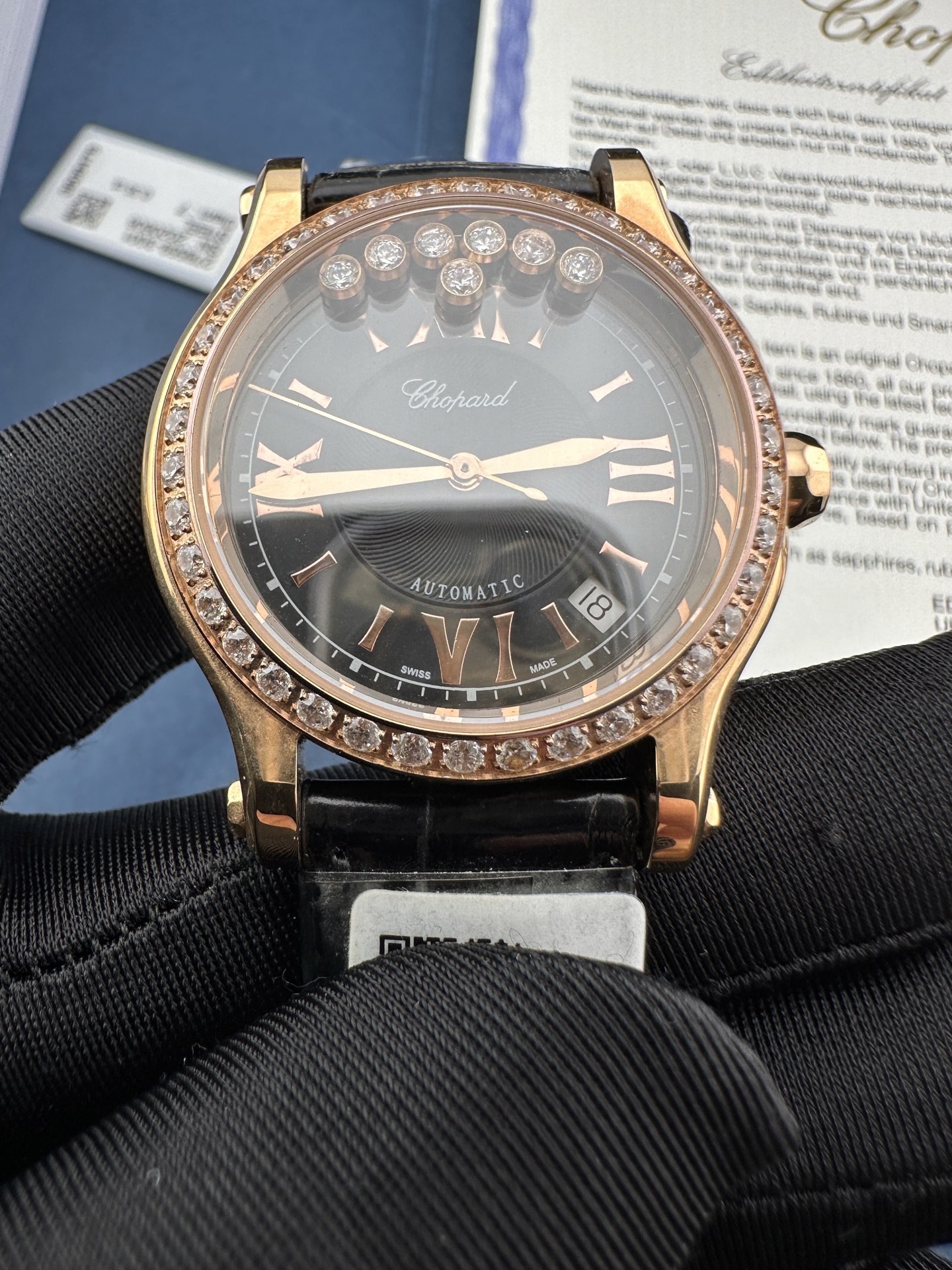 NO:384119,[NR Factory2025 Wall Cracked Recommendation Latest Masterpiece] The highest version of the market, V3 upgraded version. Chopin Chopard has been inseparable from female friends since its launch in 1993. The design director of Chopard brand once said, 'HappySport is the result of the combination of jewelry craftsmanship and watchmaking craftsmanship, and jewelry craftsmanship and watchmaking craftsmanship are the core skills of the Chopin brand. 1 HappySport watches have a modern style, bold and avant-garde, and easy to wear. Like the basic style in your wardrobe, you can match freely and often wear. The watch lines are smooth and beautiful, and are integrated with the elegant and softness of women. 2 Diameter 36mm! 3 Equipped with the same 2892 movement machinery as the genuine one, the same as the genuine one! 4 Perfectly reflect Chopard's interpretation of casual style! Its iconic movable diamonds dance happily and shine brightly.  5 Best Goddess Essentials! Paired with top crocodile leather straps! NR Factory2025 Craftsmanship The more you appreciate, the more you know how to appreciate it! NR is here for you! Create a watch exclusive to Goddess!,,chopard,chopard,crocodile skin19860909【NR Factory2025墙裂推荐 最新力作】市场最高版本 V3升级版 肖邦Chopard自1993年HappySport推出以来,就与女性朋友结下不解之缘.萧邦品牌设计总监曾这样说过「HappySport是珠宝工艺与制表工艺相结合的成果,而珠宝工艺和制表工艺都是肖邦品牌的核心技艺. 1HappySport腕表风格现代,大胆前卫,且易于佩戴.如同您衣橱里的基本款式,可自由搭配,经常佩戴.腕表线条流畅,造型优美,与女性之优雅柔美浑然一体. 2直径36毫米！ 3搭载跟正品同款2892机芯机械,跟正品摆幅一样！ 4完美体现萧邦对休闲风格的诠释！其标志性的活动钻石欢快舞动、流光溢彩. 5最佳女神必备款！搭配顶级鳄鱼皮表带！ NR Factory2025匠心之作 越欣赏越懂得欣赏！NR为您而来！打造专属女神的一款腕表！,,chopard,chopard,crocodile skin,Watch