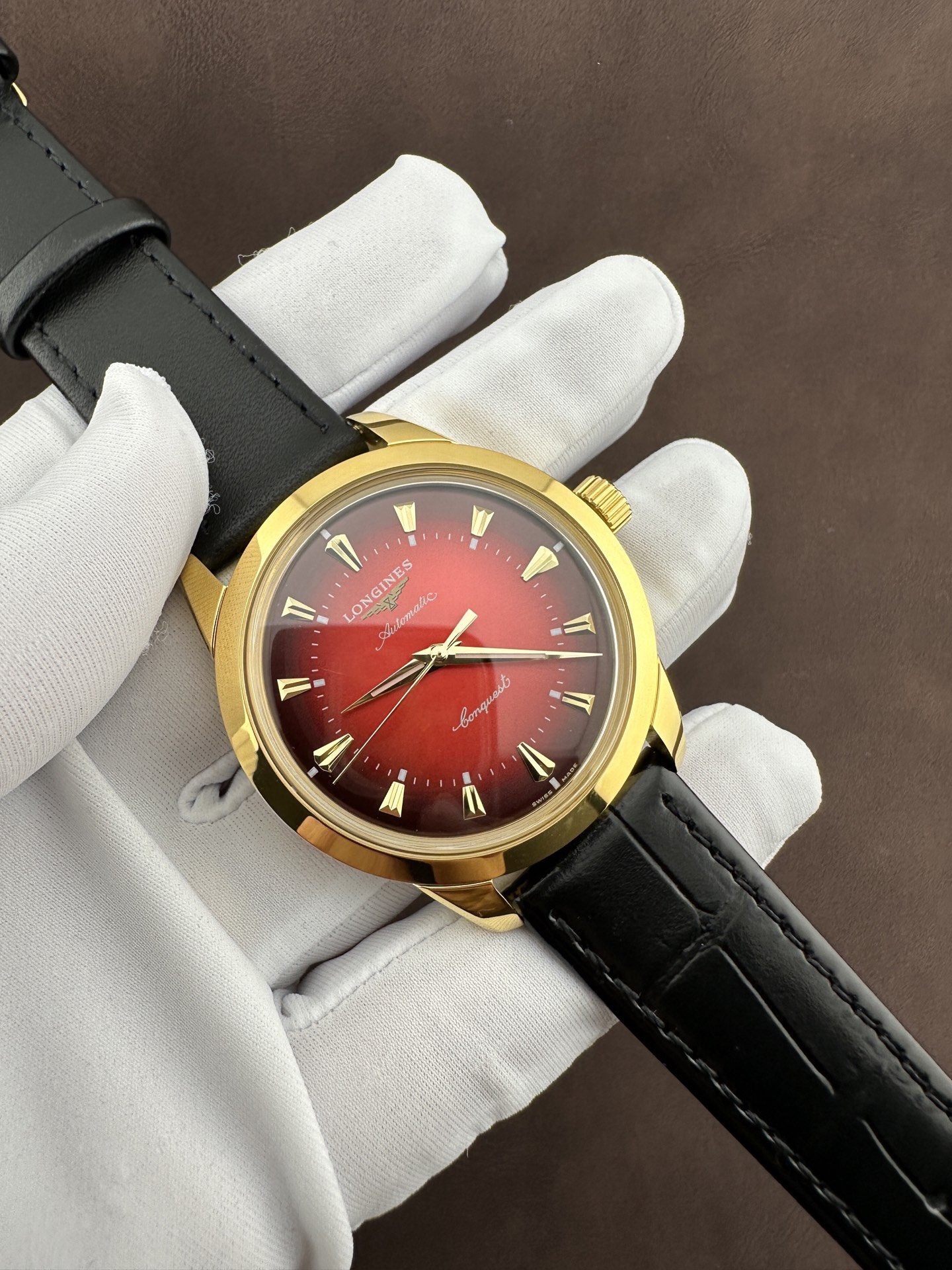 NO:384128,[AF Factory 2025 presents Longines Conca three-needle series replica watches - a cost-effective choice, elegant reproduction] Looking back at the classic legend of the Longines Concas series in 1959, this replica watch replica watch satisfies the original work while meeting the needs of modern wear. The distinctive retro style contains the calmness of time, and the simple lines outline the elegant true colors, which is heart-warming at a glance. Details are reproduced, loyal to the original. The case size is 40×10.8mm, and each curvature is ingeniously carved, which not only fits the wrist, but also continues the unique elegance of the Concas series, and is full of comfort. The dial design is exactly the same as the genuine product, and it is difficult to distinguish the subtleties, and the classic style is completely reproduced. Hard-core configuration, strength online  Equipped with imported 9015 movement, it runs stably and reliably, and accurately grasps every moment. The front and rear are made of sapphire glass, which takes into account wear resistance and durability and retro texture, and is timeless. Paired with an Italian cowhide strap, it is soft and fits your wrist; the original folding buckle is engraved with the classic Longines logo, which is low-key and luxurious, and can be used to calmly control whether it is daily commuting or important occasions, showing your taste. Classic reproduction, cost-effective choice, let this elegance that transcends time become your wrist scenery. Gold 1600, longines, cowhide19860909【AF工厂2025重磅呈献浪琴康卡三针系列复刻腕表——性价比之选,优雅再现】 回溯1959年浪琴康卡斯系列的经典传奇,这款复刻腕表在满足现代佩戴需求的同时,将原作的复古韵味淋漓重现.鲜明的复古风格中,藏着时光沉淀的从容气度,简约线条勾勒出优雅本色,一眼便心动. 细节复刻,忠于原版 表壳尺寸40×10.8mm,匠心雕琢每一处弧度,既贴合手腕,又延续了康卡斯系列独有的优雅精髓,佩戴舒适感拉满. 表盘设计与正品如出一辙,细微之处难辨分毫,经典风貌完整复刻. 硬核配置,实力在线 搭载进口9015机芯,运行稳定可靠,精准把握每一刻时光. 前后均采用蓝宝石玻璃,兼顾耐磨耐用性与复古质感,历久弥新. 搭配意大利牛皮表带,柔软贴合手腕；原装折叠扣镌刻浪琴经典标志,低调中透着奢华,无论是日常通勤还是重要场合,都能从容驾驭,尽显品味. 经典复刻,性价比之选,让这份跨越时光的优雅,成为你的腕间风景.金1600,,longines,cowhide,Watch