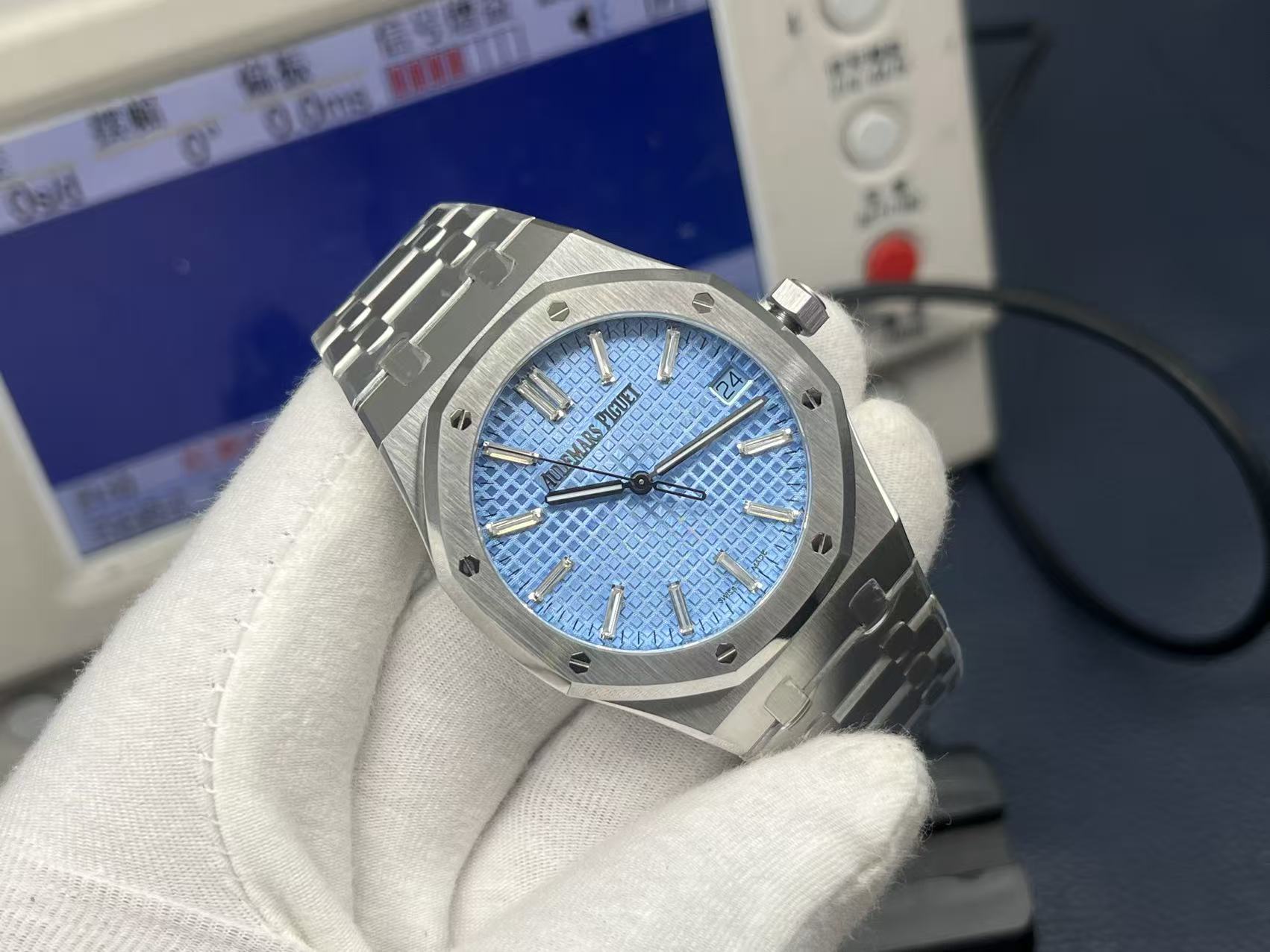 NO:385525,ZF factory new product - Audemars Piguet 15510 series VIP hidden models 'ice blue surface' and 'smoke blue surface' are officially launched!  [Watch Body] The 41MM case has been carefully brushed and satin-polished, with tough and smooth lines. The octagonal bezel is paired with eight striking hexagonal screws. The iconic design elements are recognizable, showing the collision and fusion of industrial aesthetics and lattice texture. The watch adopts a thinner process, fitting the wrist curves, and is comfortable to wear. The buckle opens and closes smoothly, and the details show the ingenuity. [Dial] The most charming dials are decorated with the iconic 'Grande Tapisserie' large plaid pattern. The delicate texture is intertwined under the light, showing a unique three-dimensional and luster feeling. The 'ice blue surface' turns as you as the wrist, and the ice blue dial will be as clear as the melting water of the glacier, and also like the azure ocean under the clear sky.  The 'smoky blue surface' moves with the light, and the dial changes from deep ink blue to deep gray blue, presenting completely different visual effects, like a mysterious magic show of light and shadow. [Movement] is equipped with the Calibre4302 automatic winding movement developed by ZF, with 28,800 oscillations per hour, the internal structure is precise and complex, and the parts are carefully polished and assembled, showing ZF's ultimate pursuit of watchmaking technology. It ensures the precise time of the watch. Through the anti-glare sapphire crystal glass bottom, the beauty of the movement is unobstructed and feels the unique charm of mechanical rhythm!  ,,audemars19860909ZF factory新品——爱彼15510系列 VIP隐藏款“冰蓝面”和“烟薰蓝面”正式上市！【表身】41MM的表壳,经过精心的拉丝与缎面打磨润饰,线条硬朗流畅,八角形表圈搭配八颗醒目的六角形螺丝,标志性的设计元素,辨识度爆表,尽显工业美学与格械质感的碰撞融合.表表采用渐薄工艺,贴合手腕曲线,佩戴舒适自在.表扣开合流畅,细节之处尽显匠心.【表盘】最具魅力的表盘都采用了标志性的“Grande Tapisserie”大格纹装饰,细腻的纹理在光线的照耀下,明暗交错,呈现出独特的立体感和光泽感. “冰蓝面”随手腕转动,冰蓝表盘会根据光线的强弱和观看角度的变化,好似冰川融水般澄清,又似晴朗天空下的湛蓝海洋. “烟熏蓝面”随光线游移,表盘从深邃的墨蓝渐变为幽邃的灰蓝,呈现出截然不同的视觉效果,宛如一场神秘的光影魔术秀.【机芯】搭载ZF研发的Calibre4302自动上链机芯,28800每小时振荡次数,内部结构精密复杂,零件都经过精心打磨和组装,展现ZF对制表工艺的极致追求.确保了腕表的精准走时.透过防眩光处理的蓝宝石水晶玻璃表底,机芯运转之美一览无余,感受机械律动的独特魅力！,,audemars,Watch