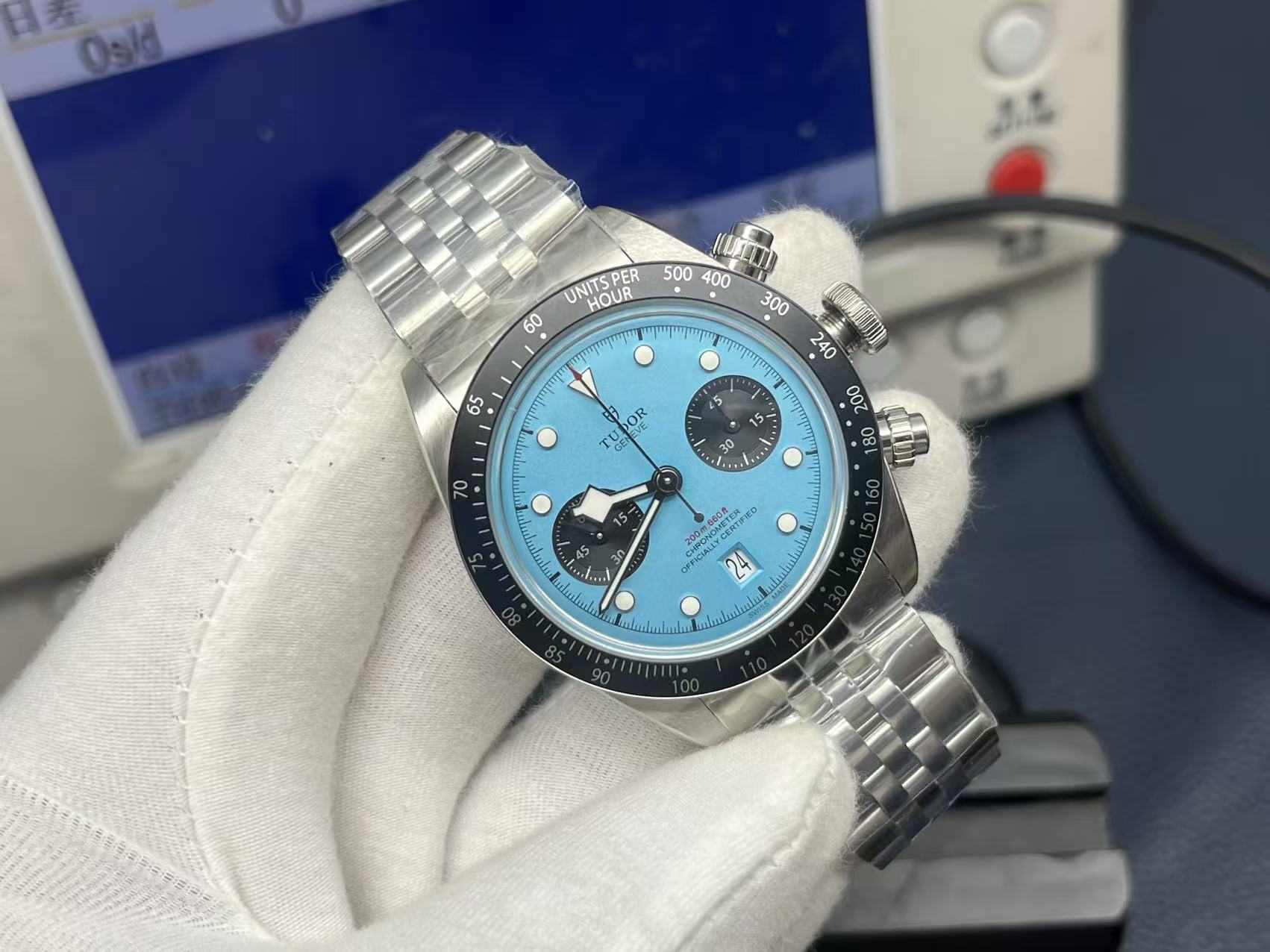 NO:385515,ZF new product - Tudor's new Tudor BlackBayChrono watch - the exquisite balance between classic elements and modern innovation is the true 'Tudor graduation model'.  Highlight ZF is the only manufacturer of calendar versions in the market. The size of the calendar window, the font and size of the calendar numbers are the same as the original. [Case] ​​ZF's authentic 1:1 open mold 41MM diameter adopts a 316L stainless steel case with alternating surface brushing and polishing processes, which has strong scratch resistance and full texture. It is equipped with a high-tech black anodized aluminum tachometer outer ring, screw-in crown and closed bottom cover, giving the watch waterproof. [Dial] Ingenious dial design, three-dimensional hour markings, and clear-angled 'snowflake' pointer filled with Super-LumiNo  va luminous materials add the sporty and easy-to-readness of the watch. The layering and three-dimensional sense of the disk are full of layering and three-dimensional. The date window at 6 o'clock is convenient for viewing dates and is full of practicality. [Watch strap] 316L stainless steel five-chain link design, exquisite and delicate, and high comfort. Tudor's unique 'T-fit' quick adjustment system can be quickly and carefully adjusted without tools, achieving a 5mm fine adjustment range, and adapting to different wrist circumferences. [Movement] Dandong movement equipped with Swiss watchmaking technology, with extremely high timing accuracy. Each movement is finely adjusted in front of it to ensure accurate and accurate movement.19860909ZF新品—帝舵全新碧湾计时型(Tudor BlackBayChrono)腕表—经典元素与现代创新的精妙平衡,是真正意义上的“帝舵毕业款”. 亮点ZF是市场唯一一家日历对版的厂家,日历窗尺寸,日历数字的字体和大小均与正品一致.【表壳】ZF正品1:1开模41MM直径采用316L精钢表壳,表面拉丝和抛光工艺交交替处理,抗划痕性强,质感十足.配备起高工艺的黑色阳极氧化铝测速计字外圈,旋入式表冠和密闭式底盖,赋予腕表米防水.【表盘】独具匠心的表盘设计,立体钟点标记,以及棱角分明的“雪花”指针填充Super-LumiNova夜光物料,又增加了腕表的运动感和易读性.盘面的层次感与立体感十足.6时位置的日期视窗,方便查看日期,实用性满分.【表带】316L精钢五链节设计,精致细腻,舒适度高配备了帝舵独特的“T-fit”快速调节系统,无需工具便可快速精细调校,实现5毫米微调范围,适配不同腕围.【机芯】搭载的丹东机芯采用瑞士制表技术,计时精度极高,每一枚机芯前都均经过精细调校,以确保走时精准无误.,,Watch