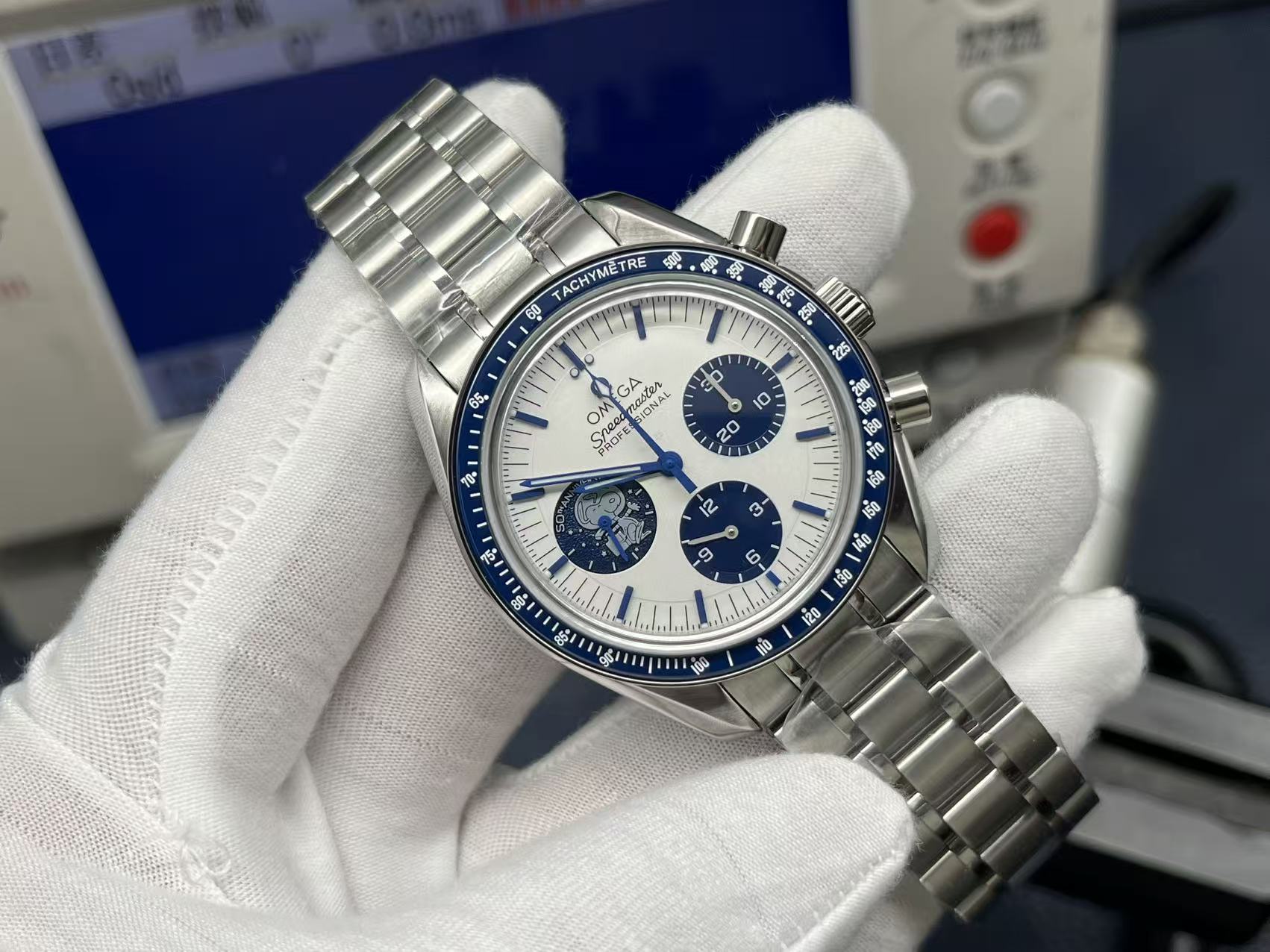 NO:386441,OS Factory wall crack recommendation Omega Snoopy V2 upgraded version arrives. The product has been developed and improved for a long time, and the quality is more stable. 1: Use original consistent height arc arch double-sided anti-reflective sapphire pot cover glass. The 2:9-point small seconds dial is engraved with relief Snoopy and literal noodle nails and uniform matte coating. 3: The diameter of the watch is 42MM, and the consistent four-generation model is adopted. The polishing accuracy is smooth, the four ears and feet are consistent inverted feet, steel stamps and separate ids!  4: The earth rotating with the back cover is consistent with the concave texture process. The foreground of the sapphire and the movable palette on the back are realistic moon surfaces treated by metal spraying technology. 5: The strap uses a dark blue nylon braided strap with the same color as the strap, and the back is rubbed with the task track diagram and marking number!  6:316 The stainless steel uniform buckle is uniform, the details on both sides are consistently polished and carefully brushed. The tongue is eight-shaped and has an independent logo code!  7: The needle and the sharp-angle hour marking pointer treated with consistent blue PVD and the mushroom head-shaped small second hand. 8: The ring port adopts the original consistent blue zirconia ceramic bezel 9: The movement adopts an exclusive customized and improved cal.3861 Snoopy Spaceship Real Function Mechanical movement. After a long period of upgrades and improvements, it is only for the sake of continuous improvement and stable quality!  OS craftsmanship spirit, focus on details!  Welcome all watch friends to taste it!  , omega19860909OS Factory墙裂推荐 欧米茄snoopy史努比v2升级版到货.产品历经长时间研发改进升级,品质更稳定保障1:采用原装一致高度弧拱形双面防反光蓝宝石锅盖玻璃.2:9点位小秒盘上镌刻有浮雕史努比、字面条钉均与一致哑色涂层. 3:表径42MM,采用一致四代模型,打磨精度流畅,四个耳脚一致倒脚角度,钢印及单独id！ 4:后盖旋转的地球均与一致的凹凸质感工艺.背面蓝宝石及动偶盘内前景为金属喷镀技术处理的拟真月面. 5:表带采用与同系深蓝色尼龙编织表带,背身拓印任务轨道示意图及标示号！ 6:316精钢一致趴型针扣,两侧细节均与一致采用细致拉丝打磨,舌口为八字型,独立标识码！ 7:表针与一致蓝色pvd处理的尖角形时标指针及蘑菇头形状小秒针. 8:圈口采用原装一致蓝色氧化锆陶瓷表圈 9:机芯采用独家定制改良cal.3861史努比飞船真功能机械机芯.历经长时间的升级改良只为精益求精的稳定品质！ OS匠工精神,专注细节！欢迎各位表友品鉴！,,omega,Watch