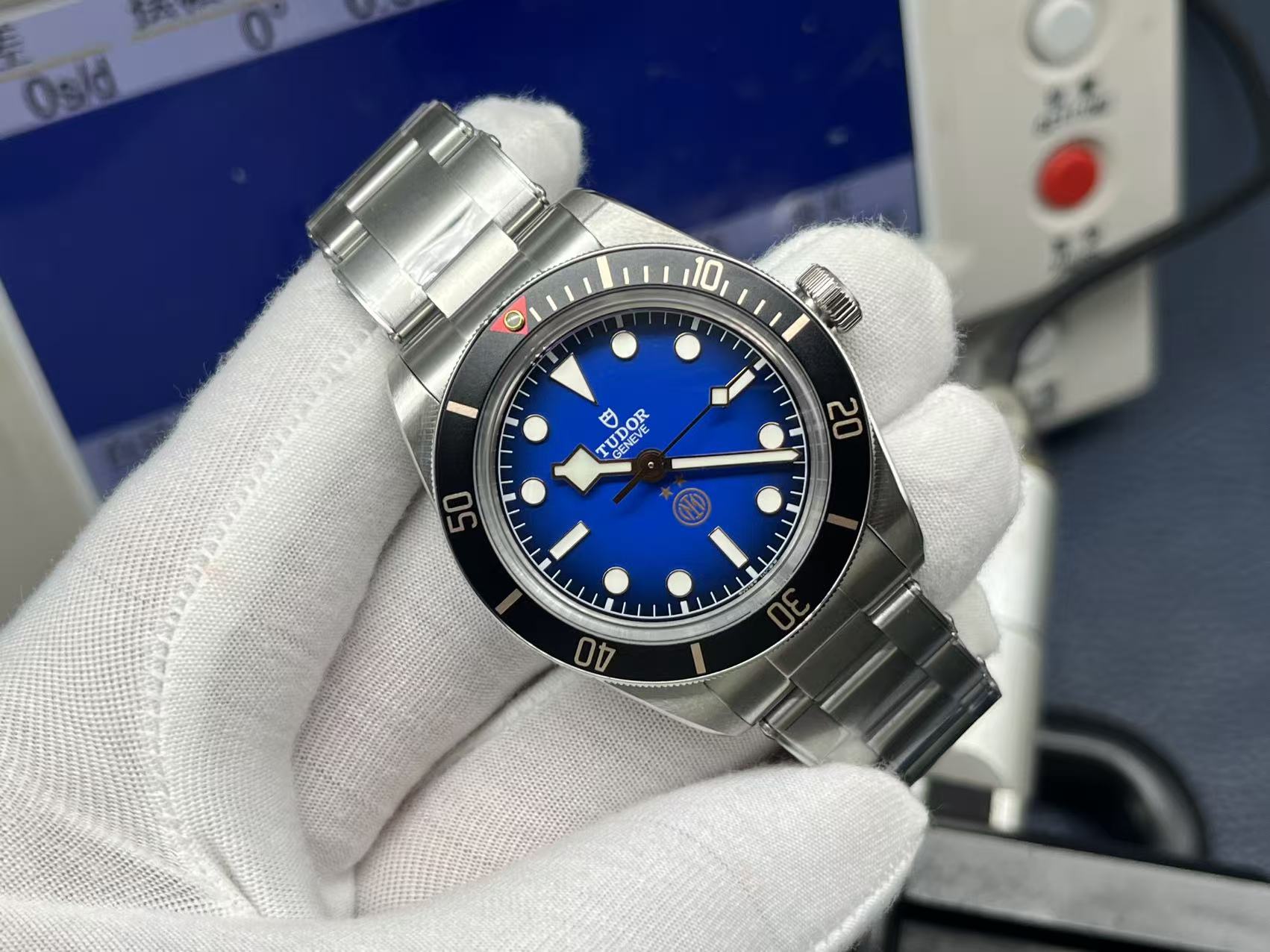 NO:386495,ZF - TD Tudor Black Bay 58 'INTER' limited edition watch, with the team's blue and black color scheme and unique monumental design - paying tribute to the glory of Inter Milan Football Club [Double Stars]!  [Shell cover] The 39MM case is replicated with classic, and is made of 316L stainless steel raw materials, which are heated and stamped at high temperature. The threads and drilled holes are used to ensure that the crown and bezel are connected in a tight fit. Finally, the whole process is frosted to give the metal a delicate matte texture. The bezel adopts a one-way rotation design, and the black scale on the black aluminum insert forms a visual echo with the dial, continuing the brand's professional diving watch gene. The rivet bracelet retro style strap is equipped with a Tudor T-fit buckle, which can achieve millimeter-level fine adjustment and ensure wear fit. [Dial] uses the ultimate restoration of Inter Milan's iconic blue-black color scheme, and uses exclusive 'Blu'  Inter” smoky gradient design, transitioning from the deep blue in the center to pure black, echoing the team's classic robe that has been passed down for a century. The dial is engraved with Inter Milan's team emblem at 6 o'clock, and the two gilded two stars above represent the highest tribute to the 20th league champion. The intersecting three-dimensional hour markers and Tudor's iconic 'snowflake needle' outline the outline with gold. This color processing replicas the 'color of faith' in the hearts of fans and gives the dial layered beauty through changes in light and shadow, breaking the monotonous visual experience of traditional diving watches. ZF's ingenious work - let the legend be eternal in your wrist!  ,,gold19860909ZF出品—TD帝舵表Black Bay 58“INTER”限量版腕表,以球队的蓝黑配色与独特的纪念性设计—致敬国际米兰足球俱乐部[双星]荣耀！【壳套】39MM表壳复刻经典,选用316L不锈钢原料,经高温加热冲压定型.通过数控车床进行螺纹,钻孔,确保表冠与表圈的衔接严丝合缝.最后整体采用磨砂工艺处理,赋予金属细腻的哑光质感.表圈采用单向旋转设计,黑色铝质嵌片上的黑色刻度与表盘形成视觉呼应,延续品牌专业潜水表基因.铆钉bracelet复古风格表带,配备帝舵T-fit表扣,可实现毫米级微调,确保佩戴贴合度.【表盘】以对国际米兰标志性蓝黑配色的极致还原,采用独家“Blu Inter”烟熏渐变设计,从中心的深邃蓝色向边缘过渡为纯粹黑色,呼应着球队百年传承的经典战袍,表盘6点位镌刻国际米兰队徽,上方两颗鎏金双星共耀代表了对第20座联赛冠军的最高致敬.相间的立体时标、帝舵标志性的“雪花针”以黄金勾勒轮廓.这种色彩处理复刻了球迷心中的“信仰色”更通过光影变化赋予表盘层次美感,打破传统潜水表的单调视觉体验. ZF匠心之作——让传奇在您的腕间永恒！,,gold,Watch