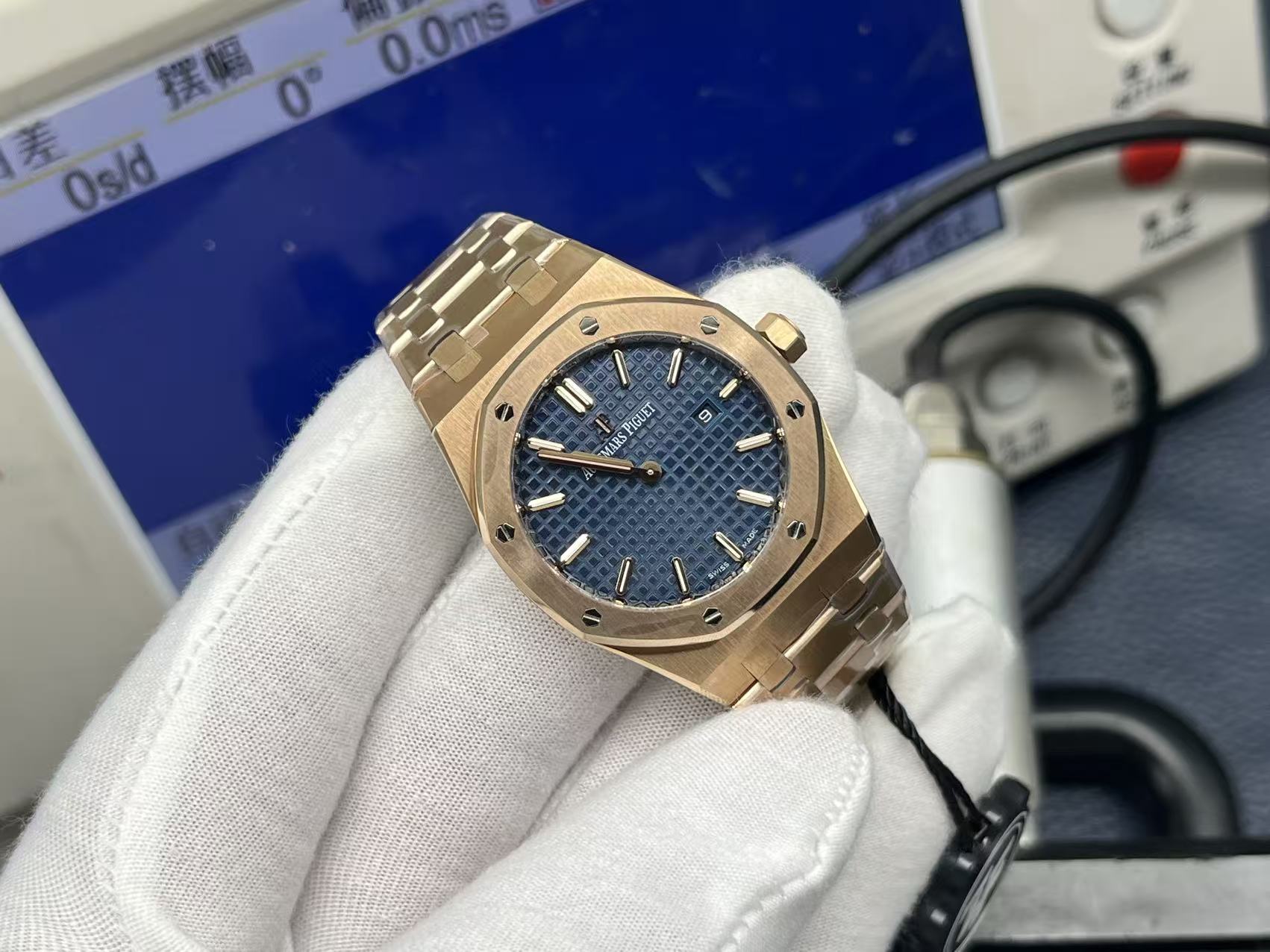 NO:553248,ZF's superb AUDEMARS IGUET Royal Oak Series 67651OR ladies quartz watch ~ makes its shining debut!  Goddess versatile style, sparkling and adorable!  The ZF factory purchased genuine disassembly and molding, polished the entire process with CNC, and calibrated and adjusted the version many times, with clear edges and corners. The diameter of the case is 33MM, and the polygonal bezel is closely matched with the case. The bezel is fixed to the case with hexagonal screws (the bezel is inlaid with exquisite Swarovski  Luo Shiqi diamond, dazzling) The strap links are exquisite and regular, and the links have been carefully polished hundreds of times to show a perfect texture. The folding clasp is simple to open and close and easy to wear. The lugs of the watch are bent to ensure that the watch fits better with the wrist.  The dial is engraved with 'Grande Taisserie' large square pattern decoration, with fluorescent three-dimensional time scales and Royal Oak hands. The large hands and time scales make reading simple and clear. The date display window at three o'clock is displayed with Arabic numerals.   The watch has a sealed bottom, and the English name of the Royal Oak series 'Royal Oak' is engraved on the bottom. It is equipped with a Swiss ETA quartz movement inside. It keeps accurate time!  Produced by ZF, the goddess can also be royal!  ,,swarovski,audemars19860909ZF超神之作AUDEMARS IGUET爱彼 皇家橡树系列67651OR女士石英腕表～闪耀登场！女神百搭款,闪闪惹人爱！ ZF厂购入正品拆解开模,全程CNC打磨,多次校对调整版型,棱角分明.表壳直径33MM,多边形状表圈与表壳精密相合,表圈以六边形螺丝栓固定在表壳上（圈口镶嵌精美施华洛世奇钻,璀璨夺目）表带链节精致规整,链节经过上百次细致的打磨处理,呈现出完美的纹理.折叠式表扣开合简单,佩戴方便.腕表表耳处呈弯折状,可以保证腕表与腕部更加贴合. 表盘镌刻“Grande Taisserie”大方格纹装饰,搭配荧光立体时标和皇家橡树指针,宽大的指针和时标让读时简单清晰.三点位置日期显示窗口,以阿拉伯数字显示. 腕表为密闭表底,表底上镌刻皇家橡树系列的英文名称“Royal Oak”字样.内部搭载瑞士ETA石英机芯.走时精准！ ZF出品,让女神也可以很皇家！,,swarovski,audemars,Watch