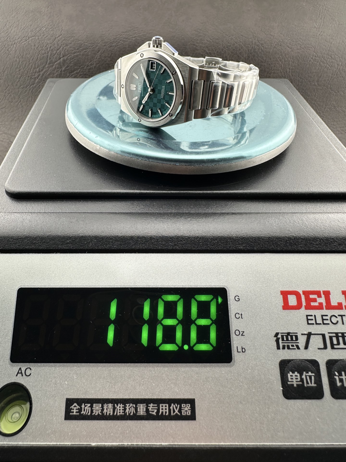 NO:586483,IWS Factory2025 heavy recommendation | IWC’s new “Female Engineer” is the ultimate upgrade. The 35.1mm version of the IWC Women’s Engineer Automatic Watch is coming!  It took time to overcome multiple layers of technical difficulties, just to restore the top quality in the market, perfectly integrating precision and elegance, which can be called a masterpiece of ingenuity!  At the same time, the authentic core configuration of the watch strap is presented in two versions of the middle link - the frosted stainless steel strap has a restrained texture, while the bright pearl model is sparkling and exquisite, and every detail is closely matched with the original version.  The technical bottleneck has been completely broken. It is equipped with the original imported 9015 modified IWC 47110 fully automatic mechanical movement, 28,800 times/hour high-frequency vibration, accurate and stable travel time; the thickness is optimized to 9.4mm, which fits the wrist more comfortably. Double-sided anti-reflective  The curved sapphire glass mirror is clear and transparent, and the transparent bottom shows the movement of the movement. The 10 bar waterproof performance is suitable for various daily scenes. The iconic five-function screw bezel + 'grid' pattern dial are authentically reproduced, and the sporty gene and elegant style are combined in both directions.  The size details accurately restore the 35.1mm gold watch diameter + 13mm longitudinal spacing between the lugs, which perfectly matches the proportions of the original, and fits the wrist without being picky about the shape of the wrist. The dial technology has been upgraded and renovated. After stamping and molding, it is polished by the galvanizing process. There are four colors: green plate, rose gold plate, rose blue-green, and light blue plate. It reflects smart light and shadow under different lights, doubling the sense of layering and luxury!  IWS Factory's sincere work invites all watch friends to appreciate this ultimate collision of precision and aesthetics, and appreciate the ingenuity and charm of high-end watches!  Gold 1850,,iwc,gold19860909IWS Factory2025重磅推荐｜万国IWC新款“女工程师” 巅峰升级 IWC万国女款工程师自动腕表35.1mm版本震撼来袭！耗时攻克多层技术难关,只为还原市场顶级质感,将精准与优雅完美融合,堪称匠心力作！ 同步正品核心配置表带中间链节双版本呈现——磨砂精钢带质感内敛,中珠亮光款闪耀精致,每一处细节都与原版严丝合缝. 技术瓶颈全面突破搭载原装进口9015改万国47110全自动机械机芯,28800次/小时高频振频,走时精准稳定；厚度优化至9.4mm,贴合腕间更舒适.双面防反光弧面蓝宝石玻璃表镜清晰通透,透明表底尽览机芯运转,10巴防水性能适配日常多场景,标志性五颗功能螺丝表圈+“网格”纹表盘原汁原味复刻,运动基因与优雅格调双向拉满. 尺寸细节精准还原35.1mm黄金表径+13mm表耳纵向间距,完美契合正品比例,上手贴合不挑腕型. 表盘工艺升级焕新冲压成型后经镀锌工艺打磨,绿盘、玫瑰金盘、玫蓝绿、浅蓝色盘四款配色,在不同光线下折射灵动光影,层次感与高级感翻倍！ IWS Factory诚意之作,邀各位表友共赏这份精准与美学的极致碰撞,品鉴高端腕表的匠心魅力！金1850,,iwc,gold,Watch