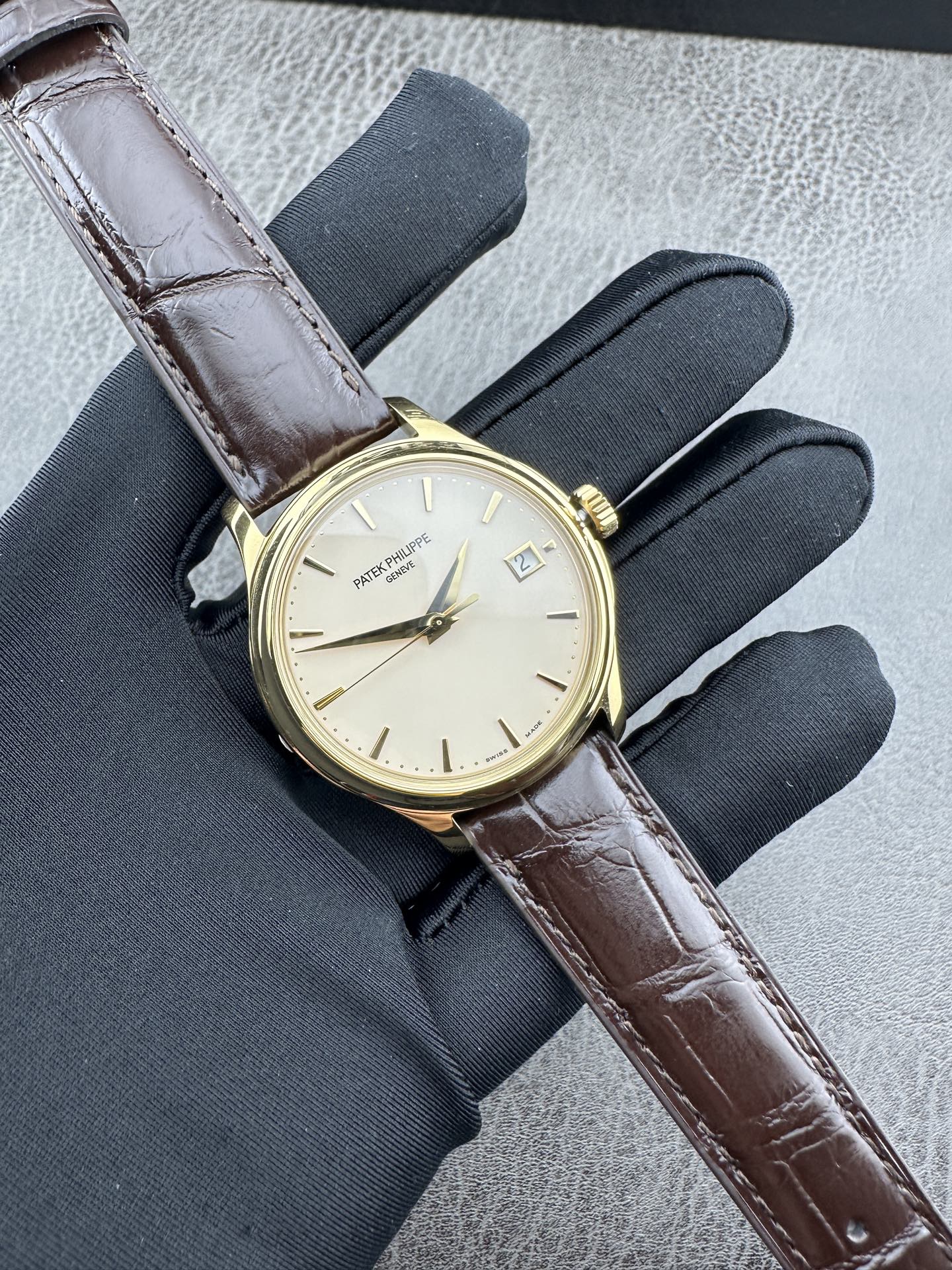 NO:602187,The Patek Philippe 5227, made with high-end quality from the 3k factory, will become the most classic retro watch on the Internet and stand out among all sports watches. 29 diamonds, shell-shaped round watch body, material 316 stainless steel, waterproof to 30m depth, ivory white surface, function hour, minute, second display, sword-shaped hour and minute hands, mirrored sapphire mirror, 44 small dots, minute and second scale, calendar display window at three o'clock.  Movement 324 original all-in-one movement Transparent bottom cover with dust-proof dense flip cover Dimensions Diameter 39mm, thickness 9.4mm Watch strap dark brown matte alligator leather strap Buckle: Pin buckle Comment 1: 99 restore counter quality Same as original diameter, thickness, clamshell structure, bezel, bottom cover, crocodile skin, movement, words, hands and other accessories Comment 2: Interpretation of the most classic retro watch on the Internet  Sword-shaped hands, simple dial, and streamlined case constitute a classic and timeless white watch. Comment 3: High-end hard-core configuration: original 29 diamonds, integrated 324 automatic movement, American alligator leather strap, 18k quality gold plating process. Comment 4: Officer-style flip-up design. The recommended flip-up back design is definitely the most popular element and highlight in the market this year. Comment 5: Four recommended colors: ivory white, palace-level retro style  Charming black, elegant and elegant, rich gold, a symbol of high-end luxury status, rose gold, classic and impeccable. Comment 6: The white steel model is heavily gold-plated with custom platinum (rhodium) process. After the white steel model has been electroplated with platinum, the overall texture, feel and visual effect are exactly the same as the genuine product. Comment 7: An eternal freshness among many sports models.,, patek philippe, crocodile skin, gold plating198609093k厂高端品质打造的百达翡丽5227将成为全网最经典的复古表款,在所有运动表款中成为一枝独秀. 钻数29钻 壳形圆形表身 材质316精钢 防水30m深防水 字面象牙白色表面 功能时、分、秒显示 表针剑形时分针 镜面蓝宝石镜面 刻度44颗小圆点分秒刻度 日历三点位置有日历显示窗 机芯324原版一体机芯 底盖透明底盖连防尘密底翻盖 尺寸表径39mm,厚9.4mm 表带深棕色哑面鳄鱼皮表带 表扣:针扣 点评一:99还原专柜品质 等同原装直径,厚度,翻盖结构,表圈,底盖,鳄鱼皮,机芯,字面,表针等等配件 点评二:演绎全网最经典复古腕表 剑形表针,简洁表盘,流线型的表壳构成经典永恒的白搭表款. 点评三:高端硬核配置 原版29钻,一体324自动机芯,美洲鳄鱼皮表带,18k品质镀金工艺, 点评四:军官式掀盖设计 值得推荐的掀盖式背透设计,绝对是今年市场最流行的元素和亮点. 点评五:四种颜色推荐 象牙白,殿堂级的复古风 魅力黑,大气上档次彰显尊贵 土豪金,高端奢华身份的象征 玫瑰金,经典大方无可挑剔 点评六:白钢款重金定制镀白金（铑）工艺 白钢款经过电镀白金工艺后,整体质感和手感以及视觉效果完全等同正品一模一样 点评七:众多运动款中的一股永恒清流.,,patek philippe,crocodile skin,gold plating,Watch