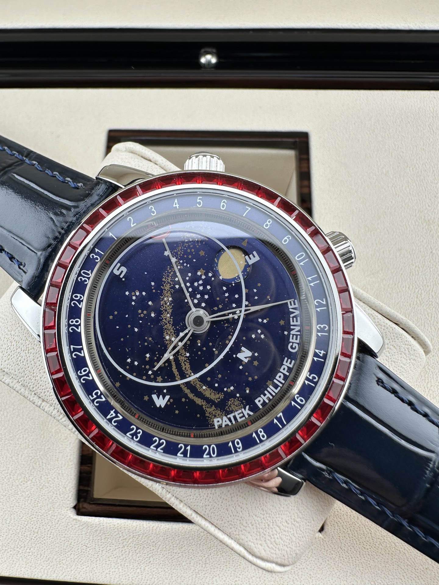 NO:602197,[3K Factory’s pinnacle new work] Patek Philippe PP-6104G Geneva Sky Series, the market’s top replica masterpiece, is here!  When the starry sky turns into the scenery on your wrist, 3K Factory spent two years crafting it to interpret the aesthetics of Patek Philippe's super complex functions to the extreme!  The clockwise calendar direction is corrected to be exactly the same as the official one, and the astrological function is almost perfect - the dial is engraved with the real sky map of Geneva, and matched with the original homologous enamel white moon phase. The moon automatically waxes and wanes with the natural cycle. Every time you raise your wrist, it is a dialogue with the starry sky.  Equipped with an original imported miyota fully automatic mechanical movement and modified Cla. movement, with an original pearl 18K gold automatic hammer, the travel time is accurate and stable, and the performance is comparable to the genuine product; the bezel is inlaid with 45 bright gems, and the buckle is embellished with 28 rare crystals, showing a luxurious texture between light and shadow; the micro-arched anti-glare treatment mirror has a three-dimensional and transparent refraction effect, allowing the details of the dial to be clearly visible, and the texture is upgraded to another level.  Produced by 3K, it must be a high-quality product!  Restore the essence of high-end watches with ultimate craftsmanship, and invite all watch friends to appreciate the extraordinary charm of the starry sky on your wrist!  ,,patek philippe19860909【3K Factory 巅峰新作】百达翡丽PP-6104G 日内瓦苍穹系列 市场顶级复刻神作震撼来袭！ 当星空化作腕间风景,3K Factory耗时两年匠心雕琢,将百达翡丽超级复杂功能美学演绎到极致！修正与官方完全一致的顺时针日历方向,星象功能直逼完美境界——表盘复刻日内瓦真实苍穹图,搭配原装同源搪瓷白月相,月亮随自然周期自动阴晴圆缺,每一次抬腕都是与星空的对话. 搭载原装进口miyota全自动机械机芯改制Cla.机芯,搭配原装珍珠18K金自动锤,走时精准稳定,性能媲美正品；表圈镶嵌45颗璀璨宝石,表扣点缀28颗珍稀晶石,光影流转间尽显奢华质感；微拱形防眩目处理表镜,折射效果立体通透,让表盘细节清晰可见,质感再升一级. 3K出品,必属精品！以极致工艺还原高端腕表的精髓,邀各位表友共鉴腕间星空的非凡魅力！,,patek philippe,Watch