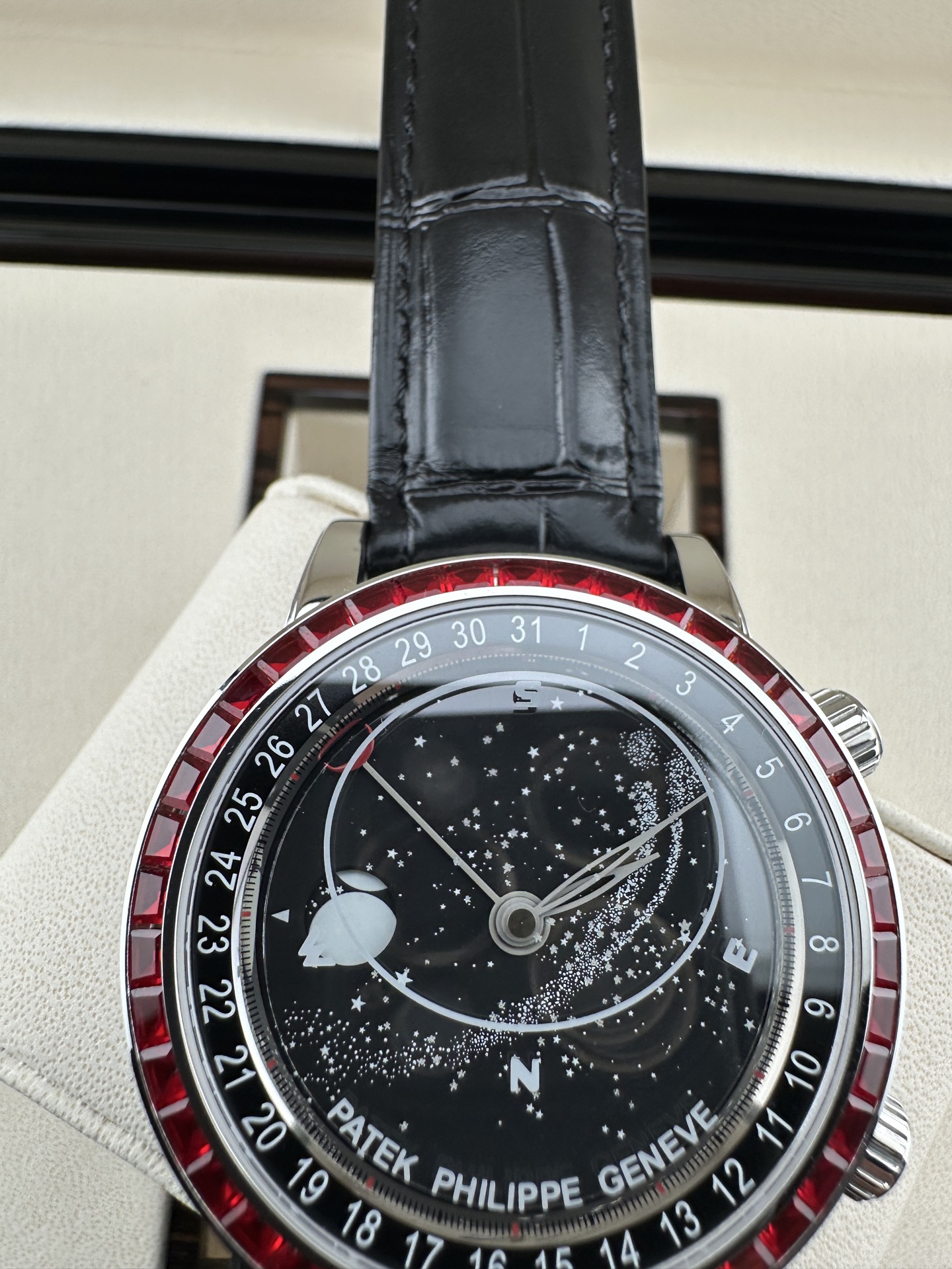 NO:602189,[3K Factory’s pinnacle new work] Patek Philippe PP-6104G Geneva Sky Series, the market’s top replica masterpiece, is here!  When the starry sky turns into the scenery on your wrist, 3K Factory spent two years crafting it to interpret the aesthetics of Patek Philippe's super complex functions to the extreme!  The clockwise calendar direction is corrected to be exactly the same as the official one, and the astrological function is almost perfect - the dial is engraved with the real sky map of Geneva, and matched with the original homologous enamel white moon phase. The moon automatically waxes and wanes with the natural cycle. Every time you raise your wrist, it is a dialogue with the starry sky.  Equipped with an original imported miyota fully automatic mechanical movement and modified Cla. movement, with an original pearl 18K gold automatic hammer, the travel time is accurate and stable, and the performance is comparable to the genuine product; the bezel is inlaid with 45 bright gems, and the buckle is embellished with 28 rare crystals, showing a luxurious texture between light and shadow; the micro-arched anti-glare treatment mirror has a three-dimensional and transparent refraction effect, allowing the details of the dial to be clearly visible, and the texture is upgraded to another level.  Produced by 3K, it must be a high-quality product!  Restore the essence of high-end watches with ultimate craftsmanship, and invite all watch friends to appreciate the extraordinary charm of the starry sky on your wrist!  ,,patek philippe19860909【3K Factory 巅峰新作】百达翡丽PP-6104G 日内瓦苍穹系列 市场顶级复刻神作震撼来袭！ 当星空化作腕间风景,3K Factory耗时两年匠心雕琢,将百达翡丽超级复杂功能美学演绎到极致！修正与官方完全一致的顺时针日历方向,星象功能直逼完美境界——表盘复刻日内瓦真实苍穹图,搭配原装同源搪瓷白月相,月亮随自然周期自动阴晴圆缺,每一次抬腕都是与星空的对话. 搭载原装进口miyota全自动机械机芯改制Cla.机芯,搭配原装珍珠18K金自动锤,走时精准稳定,性能媲美正品；表圈镶嵌45颗璀璨宝石,表扣点缀28颗珍稀晶石,光影流转间尽显奢华质感；微拱形防眩目处理表镜,折射效果立体通透,让表盘细节清晰可见,质感再升一级. 3K出品,必属精品！以极致工艺还原高端腕表的精髓,邀各位表友共鉴腕间星空的非凡魅力！,,patek philippe,Watch
