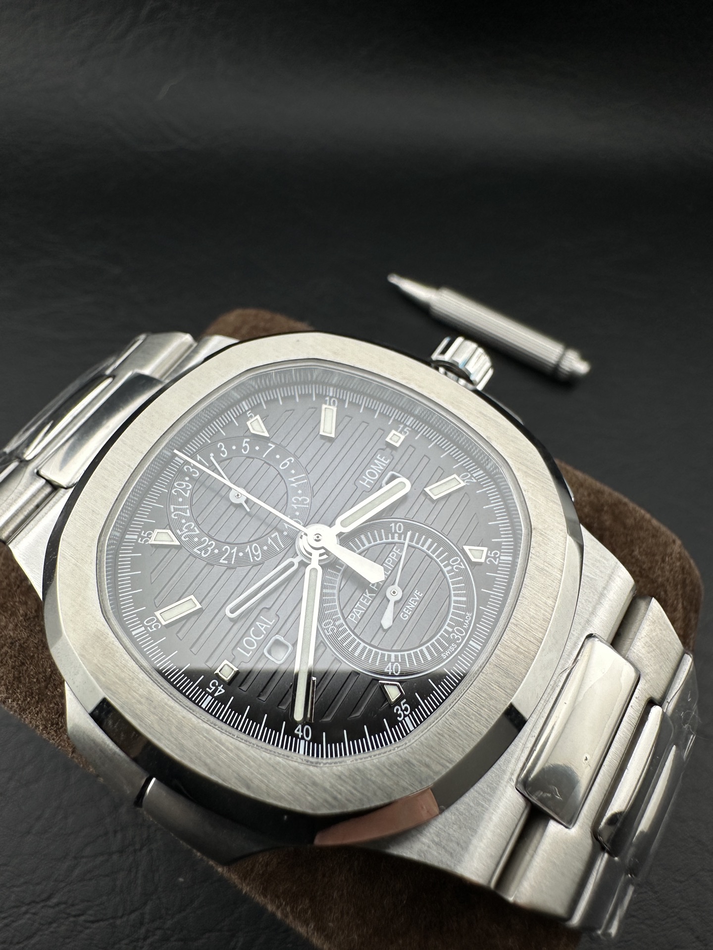 NO:617449,Factory's new work, the Golden Eagle/1A dual time zone chronograph, is launched. The porthole structure case, the horizontal horizontal stripe embossed chart dial and the hinged cross ridge perfectly display the watch charm of the Golden Eagle/1A. The dial adopts all the design cues of the iconic Nautilus series, and has a slight light and dark gradient from the center to the periphery, featuring the familiar horizontal embossed pattern.  /1A is equipped with two sets of pushers on both sides of the case and is equipped with a screw-down crown, making it water-resistant to 120 meters. The bracelets are made of forged brushed outer links and highly polished center links, and are equipped with a safety-locked Nautilus folding clasp. Movement: Using the CH28-520 C independently developed by the factory  FUS. The movement consists of 370 parts, 34 jewels, a gyro balance, and beats at a frequency of 28800vph. The classic Patek Philippe finish of the movement is beautifully finished and is fully visible through the display of the watch back cover. All watch friends are welcome to appreciate it!  ,,patek philippe19860909Factory 新作 金鹰/1A双时区计时面市.舷窗结构表壳,水平横纹浮雕图表盘和绞链横嵴完美展示金鹰/1A的表韵. 表盘采用了标志性的鹦鹉螺系列的所有设计提示,并且从中心到外围都带有轻微的明暗渐变,以熟悉的水平压花图案为特色.  /1A在表壳两侧装有两组推动器,并配有旋入式表冠,使其防水深度达120米.表链均以锻面拉丝外链和高度抛光的中心链精制而成,并配有安全锁的Nautilus折叠式表扣. 机芯:采用厂自主研发的CH28-520 C FUS.该机芯由370个零件,34颗宝石,陀螺仪天平组成,同时以28800vph的频率跳动.机芯的经典百达翡丽饰面精美完成,并通过展示腕表后盖完全可视.欢迎各位表友品鉴！,,patek philippe,Watch